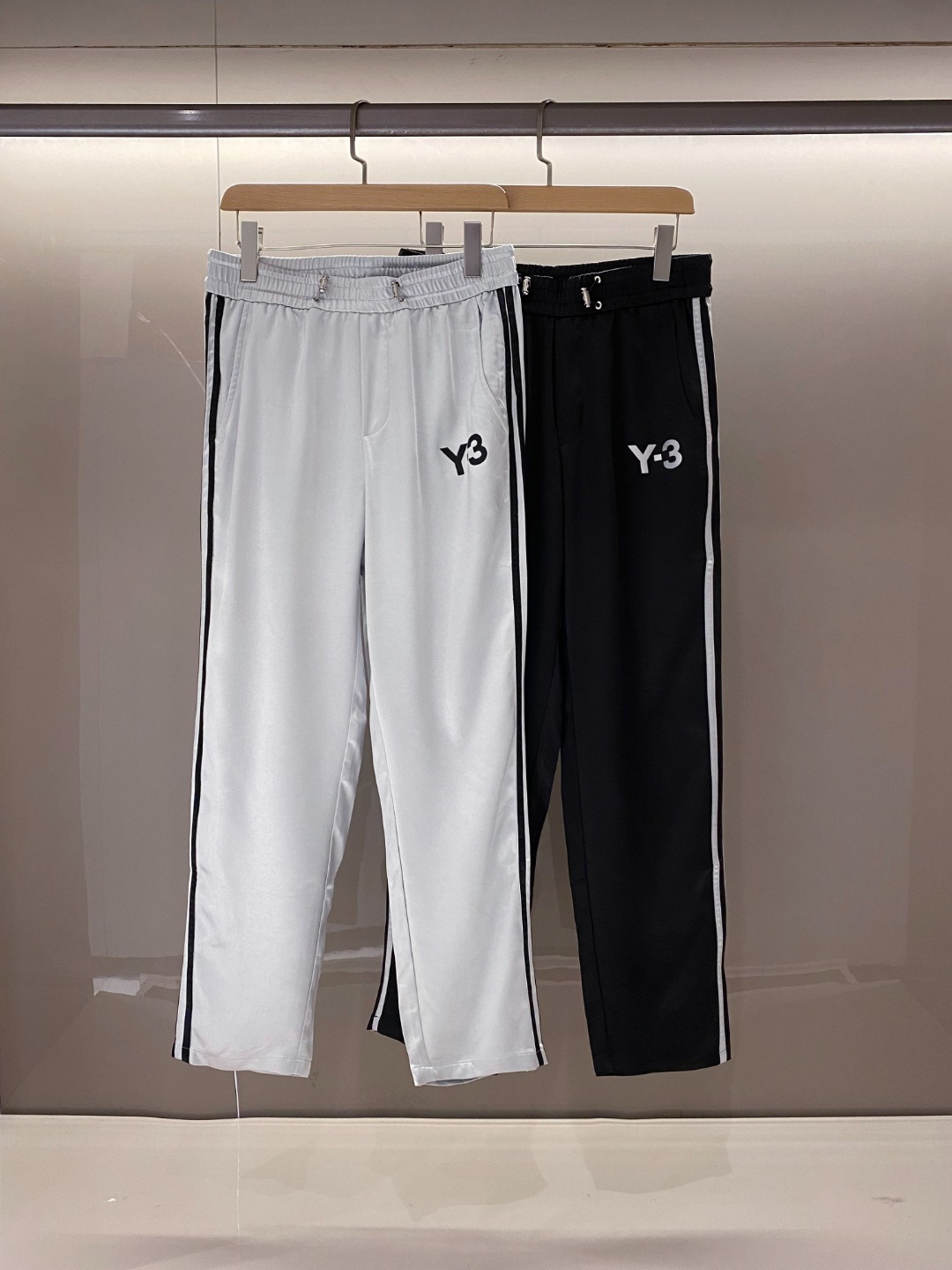 NO:428433,New Product] 2025 Spring and Summer New Y-3 Men's Side Webbing Light Satin Drawstring Straight Sports Leisure Pants. This casual pants are made of customized technology and light Satin material for customers, and every inch reveals extraordinary quality!  Not only does it feel silky and thin, it is as pleasant as the summer breeze blows on the face, but it is also rich in liquid luster. As the steps move, the luster flows, like a flowing work of art, which is unforgettable!  The front page is ingeniously integrated with three-dimensional offset logo. This detail not only enhances the overall sense of fashion, but also highlights the unique charm of the brand!  The carefully spliced ​​striped webbing on both sides not only complements the overall style, but also adds visual dynamic and vitality, showing a full style of leisure and sports. It can be easily controlled whether it is daily travel or outdoor activities!  The casual straight tailoring is not picky about the legs. Whether it is the slender and straight legs or the slightly curved leg lines, it can show a natural and smooth beauty under the wrapping of these pants!  A fine work that combines fashion and comfort. Wear it on the stage of life and interpret your own wonderful chapters!  Color: Black Gray Size M L XL XXL XXXL Size Data M Waist 76/82cm-Hip circumference 98cm-front 29cm-thigh circumference 58cm-trouser length 99cm-trouser legs 37cm L Waist 80/86cm-Hip circumference 102cm-front 30cm-thigh circumference 60cm-trouser length 99cm-trouser legs 38cm XL Waist 84/90cm-Hip circumference 106cm-front 30cm-thigh circumference 62cm-trouser length 100cm-trouser legs 39cm XXL Waist 88/94cm-Hip circumference 110cm-front 31cm-thigh circumference 64cm-trouser length 100cm-trouser legs 40cm  3XL size waist circumference 92/98cm - hip circumference 114cm - front gear 31cm - thigh circumference 66cm - trouser length 100cm - trouser legs 41cm, alexander wang19860909新品】2025春夏新款Y-3男士侧边织带轻薄缎面抽绳直筒运动休闲裤.这款休闲裤采用了客供定制科技轻薄缎面材质,每一寸都透露着不凡的品质！不仅手感丝滑轻薄,如同夏日微风拂面般令人愉悦,更富有液态光泽感,随着步伐的移动,光泽流转,宛如流动的艺术品,让人过目难忘！前幅匠心独运地融入了立体胶印标识,这一细节不仅提升了整体的时尚感,更彰显出品牌的独特魅力！而两侧精心拼接的条纹织带,不仅与整体风格相得益彰,更在视觉上增添了动感与活力,展现出满满的休闲运动风格,无论是日常出行还是户外活动,都能轻松驾驭！休闲直筒的剪裁,这样的设计不挑腿型,无论是修长笔直的双腿还是略带曲线的腿部线条,都能在这款裤子的包裹下展现出自然流畅的美感！一款集时尚与舒适于一身的精品之作,穿上它一起在生活的舞台上,演绎属于自己的精彩篇章！ 颜色:黑色 灰色 尺码M L XL XXL XXXL 尺码数据 M码腰围76/82cm-臀围98cm-前档29cm-大腿围58cm-裤长99cm-裤脚37cm L码腰围80/86cm-臀围102cm-前档30cm-大腿围60cm-裤长99cm-裤脚38cm XL码腰围84/90cm-臀围106cm-前档30cm-大腿围62cm-裤长100cm-裤脚39cm XXL码腰围88/94cm-臀围110cm-前档31cm-大腿围64cm-裤长100cm-裤脚40cm 3XL码腰围92/98cm-臀围114cm-前档31cm-大腿围66cm-裤长100cm-裤脚41cm,,alexander wang,Men's clothing