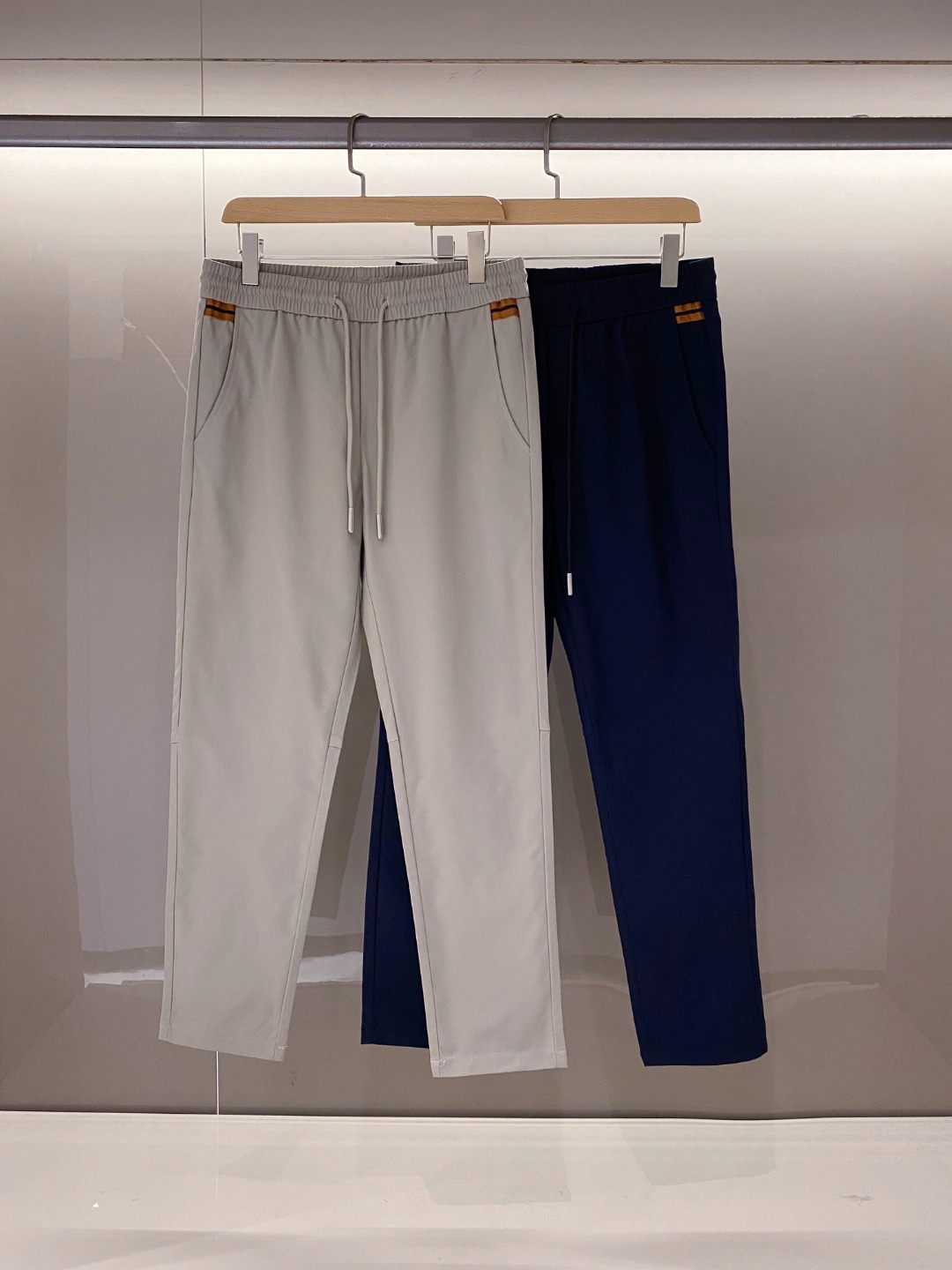 NO:428428,[New Product] 2025 spring and summer new Zeg*a men's thin twill cotton drawstring small straight casual pants. The fabric is made of customized light twill cotton cloth. It is not only light in texture, but also refreshing like the summer breeze, but also has a crisp and drooping feeling, revealing the natural and smooth line beauty while walking!  The design of the waist of the pants is unique, and the two sides and the back pockets are cleverly integrated into the classic two-color webbing element splicing. This detail not only adds to the layering of the pants, but also forms a unique rhythmic beauty visually!  The color matching of the webbing is just right, not too ostentatious and individual, showing the brand's unique low-key luxury!  At the same time, the addition of the three-dimensional offset logo is the finishing touch, making the whole pants reveal extraordinary brand charm in simplicity!  In order to meet the wear needs of different groups of people, this casual pants adopts a drawstring elastic waist design, which is not only convenient for putting on and taking off, but also freely adjusting the tightness according to the individual waist size to ensure comfort and fit during wear!  The casual straight-tube cutting method, this style not only modifies the leg shape well, lengthens the leg lines, making the wearer look taller and taller!  And you can move freely, whether it is a long-term office or an outdoor adventure, you can keep your comfort and freedom all day long!  Color Khaki Blue Size M L XL XXL XXXL Size Data M Waist 78/82cm-Hip circumference 96cm-front 28cm-thigh circumference 58cm-trouser length 100cm-trouser legs 45cm L Waist 82/86cm-Hip circumference 100cm-front 29cm-thigh circumference 60cm-trouser length 101cm-trouser legs 46cm XL Waist circumference 86/90cm-Hip circumference 104cm-front 29cm-thigh circumference 62cm-trouser length 102cm-trouser legs 47cm XXL Waist circumference 90/94cm-thigh circumference 108cm-front 30cm-thigh circumference 64cm-trouser length 103cm-trouser legs 48cm  3XL size waist circumference 94/98cm - hip circumference 112cm - front gear 30cm - thigh circumference 66cm - trouser length 104cm - trouser legs 49cm, alexander wang19860909【新品】2025春夏新款Zeg*a男士轻薄斜纹棉质抽绳小直筒休闲裤.面料采用客供定制轻薄斜纹棉布,不仅质地轻盈,如同夏日微风拂面般清爽,而且挺括有垂感,行走间流露出自然流畅的线条美！裤腰的设计更是别出心裁,两侧及后兜巧妙地融入了经典的双色织带元素拼接,这一细节不仅增添了裤子的层次感,更在视觉上形成了一种独特的韵律美！织带的颜色搭配恰到好处,既不过分张扬,又不失个性,彰显出品牌独有的低调奢华！与此同时立体胶印标识的加入,更是点睛之笔,使得整款裤子在简约中透露出不凡的品牌魅力！为了满足不同人群的穿着需求,这款休闲裤采用了抽绳松紧裤腰的设计,不仅方便穿脱,更能够根据个人的腰围大小自由调节松紧度,确保穿着时的舒适与贴合！休闲直筒的裁剪方式,这种版型不仅能够很好地修饰腿型,拉长腿部线条,使得穿着者看起来更加高挑挺拔！而且活动自如,无论是久坐办公还是户外探险,都能保持整日的舒适与自在！ 颜色卡其色 蓝色 尺码M L XL XXL XXXL 尺码数据 M码腰围78/82cm-臀围96cm-前档28cm-大腿围58cm-裤长100cm-裤脚45cm L码腰围82/86cm-臀围100cm-前档29cm-大腿围60cm-裤长101cm-裤脚46cm XL码腰围86/90cm-臀围104cm-前档29cm-大腿围62cm-裤长102cm-裤脚47cm XXL码腰围90/94cm-臀围108cm-前档30cm-大腿围64cm-裤长103cm-裤脚48cm 3XL码腰围94/98cm-臀围112cm-前档30cm-大腿围66cm-裤长104cm-裤脚49cm,,alexander wang,Men's clothing