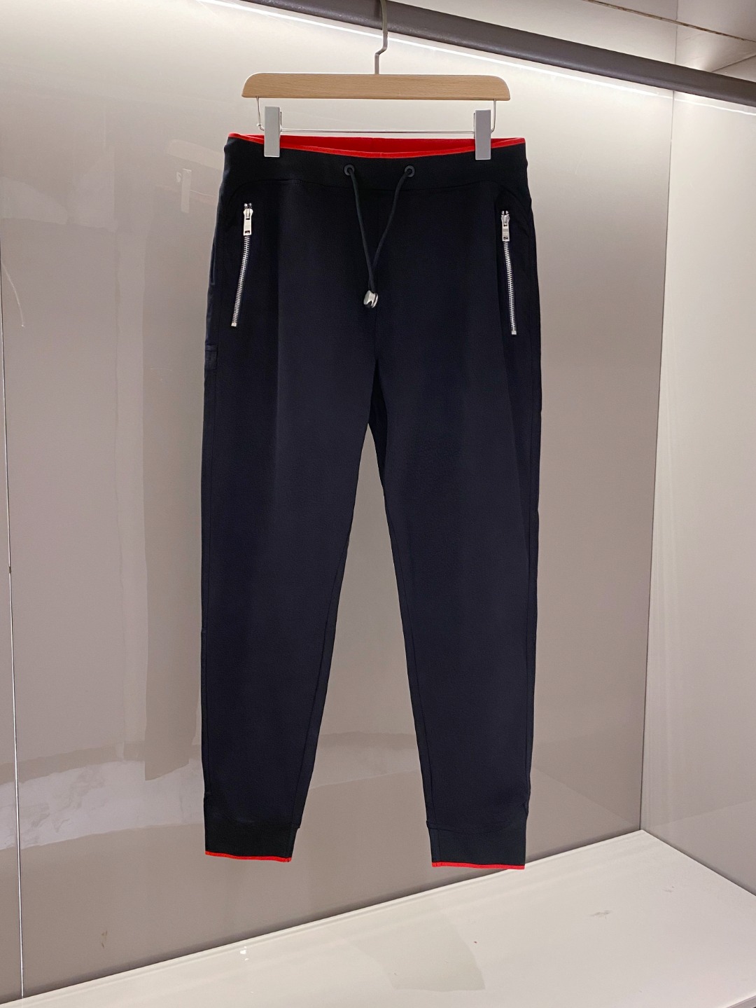 NO:474136,[New Product] 2025 Spring and Summer New Men's Light and Ice-Sensory Technology Fabric Metal Triangle Badge Red Ribbed Spliced ​​Sports and Casual Trousers!  This pants are made of customized light and ice-sensing technology fabrics for customers. It has a light and soft feel and a cool touch. You can't bear to take off your body. It's super comfortable and pleasant!  Custom-made brand engraved double-plug zipper pockets, metal triangle badge embellishments on the back, and hardware quality and texture are unique!  The red ribbed pattern on the waist and legs of the trouser are spliced, and the red color revealed is very eye-catching and eye-catching, with a fashionable feeling on the upper body!  You can wear it in daily work and outdoor sports, which is the perfect combination of fashion and leisure and outdoor sports!  Color black Size M L XL XXL XXXL Size data M waist 78/84cm-Hip circumference 102cm-front 30cm-thigh circumference 60cm-trouser length 99cm-trouser legs 25cm L waist 81/87cm-hip circumference 105cm-front 31cm-thigh circumference 62cm-trouser length 100cm-trouser legs 26cm XL waist circumference 84/90cm-hip circumference 108cm-front 32cm-thigh circumference 64cm-trouser length 101cm-trouser legs 27cm XXL waist circumference 87/93cm-hip circumference 112cm-front 33cm-thigh circumference 66cm-trouser length 102cm-trouser legs 28cm  3XL size waist circumference 90/96cm - hip circumference 116cm - front gear 33cm - thigh circumference 68cm - trouser length 102cm - trouser legs 29cm, alexander wang19860909【新品】2025春夏新款男士轻薄冰感科技面料金属三角标徽章红色罗纹拼接运动休闲长裤！这款裤装采用客供定制轻薄冰感科技面料制成,轻薄软糯的手感,以及冰冰凉凉的触感,穿上身根本就舍不得脱下来,超级舒爽宜人！定制品牌刻印双插拉链口袋,后幅金属三角标徽章点缀,五金品相和质感都堪称一绝！裤腰和裤脚红色罗纹拼接,透露出的一抹红色非常的吸睛抢眼,上身时髦感爆棚！日常上班、户外运动都可以穿着,是时尚休闲与户外运动的完美结合！ 颜色黑色 尺码M L XL XXL XXXL 尺码数据 M码腰围78/84cm-臀围102cm-前档30cm-大腿围60cm-裤长99cm-裤脚25cm L码腰围81/87cm-臀围105cm-前档31cm-大腿围62cm-裤长100cm-裤脚26cm XL码腰围84/90cm-臀围108cm-前档32cm-大腿围64cm-裤长101cm-裤脚27cm XXL码腰围87/93cm-臀围112cm-前档33cm-大腿围66cm-裤长102cm-裤脚28cm 3XL码腰围90/96cm-臀围116cm-前档33cm-大腿围68cm-裤长102cm-裤脚29cm,,alexander wang,Men's clothing