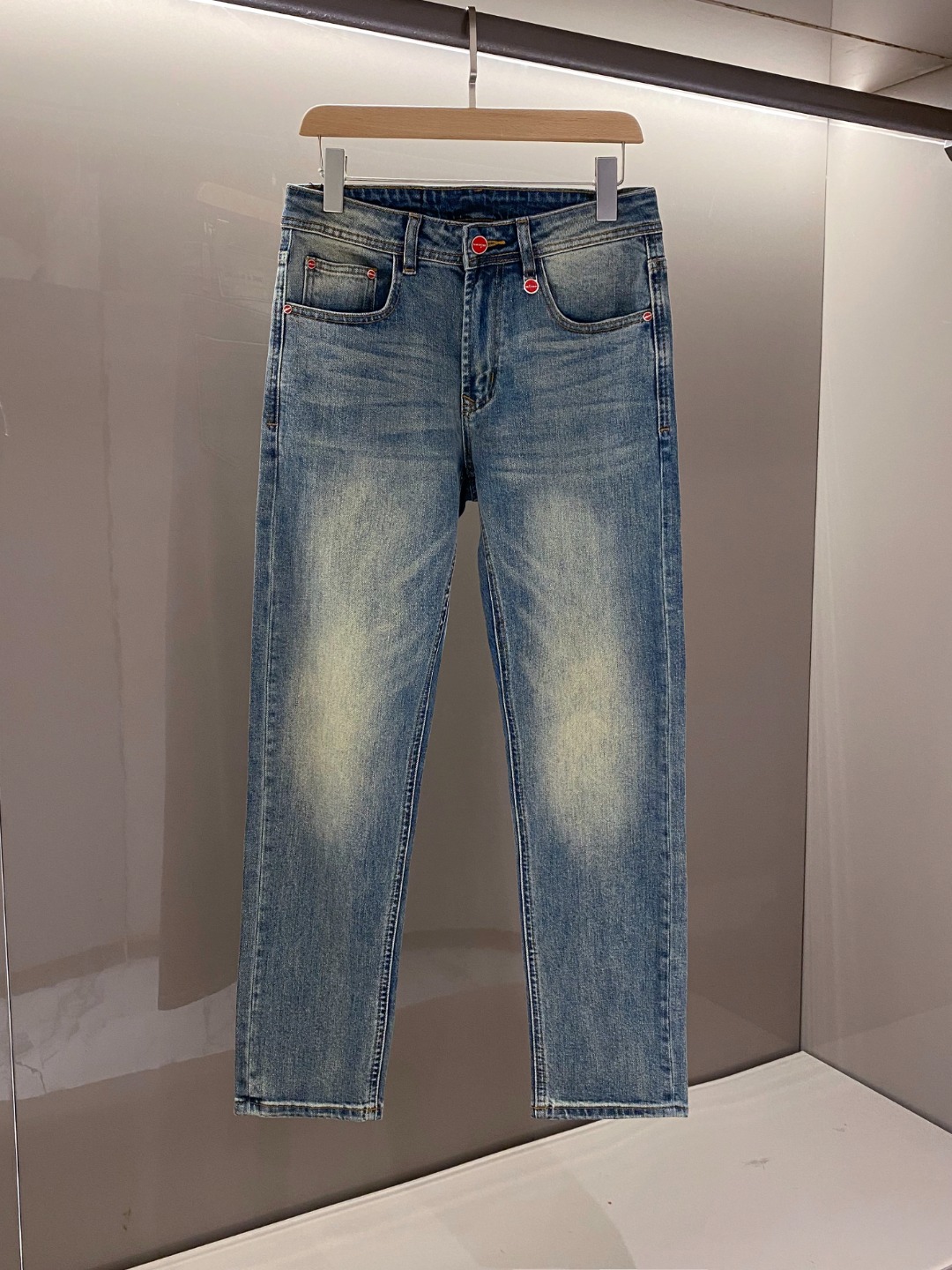 NO:474142,[New Product] 2025 Spring and Summer New KITON Men's Fashion Retro Washed Old Red Metal Nameplate Pendant Straight Pull Slim Casual Denim Trousers!  Predictable single items, a pair of jeans dominated by fabrics and craftsmanship, abandons the previous style and tone and takes the minimalist route. They are very pure and neat and clean, and the level of control in terms of dressing is not limited. They can be business or casual and fashionable, both solemn and harmonious, and have a full aura!  Selected high-end imported denim fabrics for customers, specially selected Japanese Okayama authentic 13oz ounce denim fabric, heavy environmentally friendly plant enzyme washing process, the texture has a light retro color, which is quite beautiful. The fabric is soft and delicate after washing, but has a strong bones and a little elastic, providing an excellent comfort experience. There is no damage to any craft elements throughout the body, retaining the purest tannin color!  It perfectly follows the elements of the new season. The latest waist leather mark highlights the brand characteristics. Combined with elegant brand elements, it highlights the quality of details. It is equipped with the iconic twisted buttons of the season, which adds a lot of visual points. It is fashionable and modern, and is very exquisite. It highlights the brand identity in the details and strongly reflects the overall luxury and high-end feeling!  The style is perfectly tailored, and the hip lifting effect is excellent. It can easily sweep any top matching in the wardrobe. It has extensive compatibility and is satisfied with various daily outfits. It has a lot of upper body styles and must-have trousers for quality control and denim control!  Color retro blue Size 29 30 31 32 33 34 36 38 Size data 29 waist circumference 74cm-hip circumference 94cm-front 26cm-thigh circumference 57cm-trouser length 99cm-trouser legs 34cm 30 waist circumference 76cm-thigh circumference 96cm-front 26cm-thigh circumference 58cm-trouser length 99cm-trouser legs 35cm 31 waist circumference 79cm-thigh circumference 99cm-front 27cm-thigh circumference 59cm-trouser length 100cm-trouser legs 36cm 32 waist circumference 82cm-thigh circumference 102cm-front 27cm-thigh circumference 60cm-trouser length 100cm-trouser legs 37cm  33 size waist circumference 85cm-hip circumference 105cm-front 28cm-thigh circumference 61cm-trouser length 101cm-trouser legs 38cm 34 size waist circumference 88cm-thigh circumference 108cm-front 28cm-thigh circumference 62cm-trouser length 101cm-trouser legs 38cm 36 size waist circumference 91cm-thigh circumference 110cm-front 29cm-thigh circumference 64cm-trouser length 102cm-trouser legs 39cm 38 size waist circumference 94cm-thigh circumference 112cm-front 29cm-thigh circumference 66cm-trouser length 102cm-trouser legs 39cm, jeans,alexander wang19860909【新品】2025春夏新款KITON男士时尚复古水洗做旧红色金属铭牌吊坠直筒显瘦休闲牛仔长裤！可预测性的爆卖单品,以面料和工艺为主导的一款牛仔裤,摒弃了以往的风格与基调,走了极简的路线,非常纯粹且利落干净,穿搭性方面驾驭层次不受局限,即可商务也可休闲时髦,亦庄亦谐,自带满格气场！精选客供高级进口的丹宁牛仔面料,特选日本冈山纯正13oz 盎司牛仔布料,重磅环保植物酵素水洗工艺,肌理有着淡淡的复古色彩,相当漂亮,面料经过水洗后柔软细腻,但筋骨感极强,且略带弹力,提供了绝佳的舒适体验,通身无任何工艺元素破坏,保留了最纯粹的丹宁本色！完美沿袭了新一季的元素,最新的腰部皮标彰显了品牌特质,结合优雅的品牌元素,凸显了细节之品质感,搭载当季标志性扭曲纽扣,视觉方面加分不少,时髦而摩登,非常精湛,于细节之处即彰显了品牌身份又强烈体现出整体的奢华与高级感！版型剪裁完美,提臀修身效果绝佳,可轻松横扫衣橱任何的上装搭配,兼容性广泛,满足于日常各种穿搭,上身型款十足,于品质控及牛仔迷控者必入型裤装！ 颜色复古蓝 尺码29 30 31 32 33 34 36 38 尺码数据 29码腰围74cm-臀围94cm-前档26cm-大腿围57cm-裤长99cm-裤脚34cm 30码腰围76cm-臀围96cm-前档26cm-大腿围58cm-裤长99cm-裤脚35cm 31码腰围79cm-臀围99cm-前档27cm-大腿围59cm-裤长100cm-裤脚36cm 32码腰围82cm-臀围102cm-前档27cm-大腿围60cm-裤长100cm-裤脚37cm 33码腰围85cm-臀围105cm-前档28cm-大腿围61cm-裤长101cm-裤脚38cm 34码腰围88cm-臀围108cm-前档28cm-大腿围62cm-裤长101cm-裤脚38cm 36码腰围91cm-臀围110cm-前档29cm-大腿围64cm-裤长102cm-裤脚39cm 38码腰围94cm-臀围112cm-前档29cm-大腿围66cm-裤长102cm-裤脚39cm,,jeans,alexander wang,Men's clothing