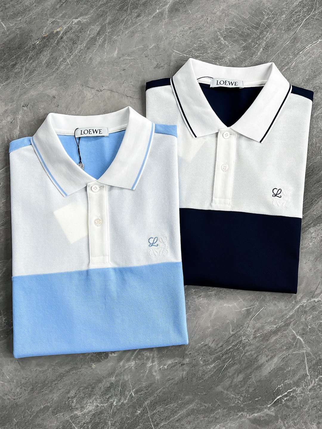 NO:160607,[New Product] 2025 Spring and Summer New Lo*we Anagram Embroidered Logo Men's Fashion Business Casual Mercerated Lapel POLO Polo Shirt. Customer-supplied high-end imported ready-to-wear custom-woven fabrics, extremely luxurious and special fabrics, unique rare fabrics on the market, all with excellent fabric attributes, using merceration process, extremely high gloss, perfect comfort and breathability, the touch experience is self-evident, luxurious and ultimate enjoyment!  The details are all high-end, the body is designed with exquisite contrasting colors, and the Anagram embroidery logo on the chest adopts a brand new embroidery process. It is full, delicate and three-dimensional, very unique and amazing, with excellent upper body effect, both business commuting and casual style, which can easily interpret the super-style urban elite sense, and is a single item with extremely high control!  Dark blue color light blue Size M L XL XXL XXXL Size data M Shoulder width 43cm-bust 98cm-sleeve length 20cm-cloth 68cm L Shoulder width 44cm-bust 102cm-sleeve length 21cm-cloth 69cm XL Shoulder width 45cm-bust 106cm-sleeve length 22cm-cloth 70cm XXL Shoulder width 46cm-bust 110cm-sleeve length 23cm-cloth 71cm XXXL Shoulder width 47cm-bust 114cm-sleeve length 24cm-cloth 72cm, alexander wang19860909【新品】2025春夏新款Lo*we Anagram 刺绣标识男士时装款商务休闲丝光翻领POLO马球衫.客供高级进口成衣定织面料,极为奢华特殊的面料,市面绝无仅有的稀罕面料,面料属性皆为上乘,采用丝光工艺处理,光泽度极高,舒适性与透气性完美兼备,触感体验不言而喻,奢华极致享受！细节之处尽显高级,衣身以精美撞色设计,胸前Anagram刺绣标识采用全新刺绣工艺,饱满细腻立体感十足,非常别致惊艳,上身效果出色,即商务通勤亦造型休闲混搭,可以轻松诠释出超具型格的都市精英感,属于驾驭度极高的单品！ 颜色深蓝色 浅蓝色 尺码M L XL XXL XXXL 尺码数据 M码 肩宽43cm-胸围98cm-袖长20cm-衣长68cm L码 肩宽44cm-胸围102cm-袖长21cm-衣长69cm XL码 肩宽45cm-胸围106cm-袖长22cm-衣长70cm XXL码 肩宽46cm-胸围110cm-袖长23cm-衣长71cm XXXL码 肩宽47cm-胸围114cm-袖长24cm-衣长72cm,,alexander wang,Men's clothing