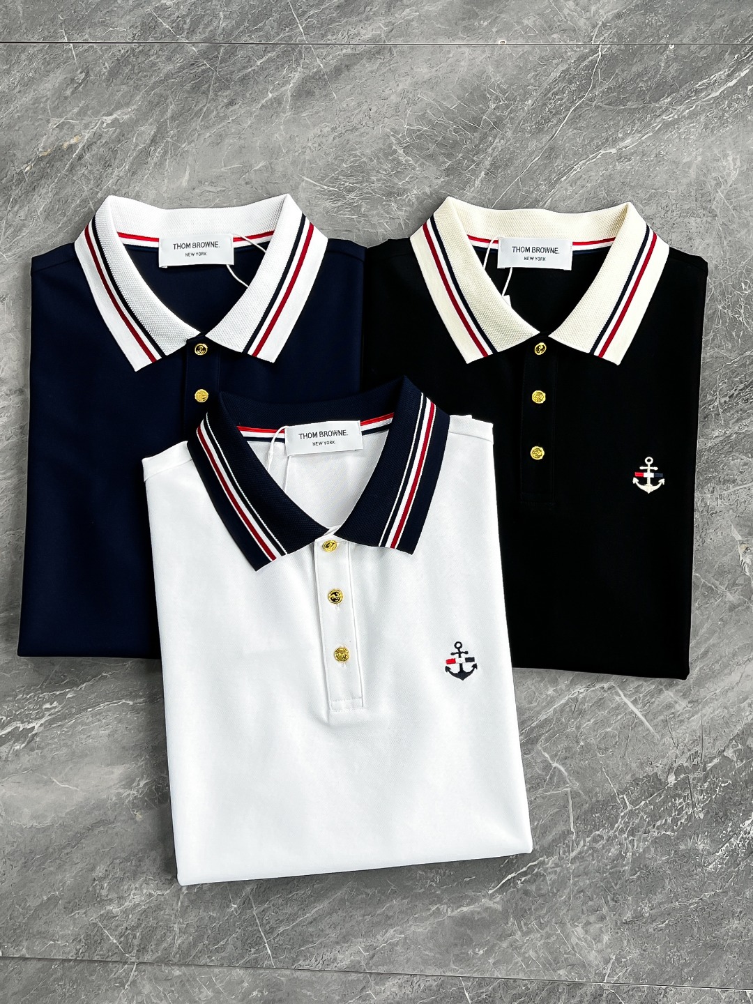 NO:160620,[New Product] 2025 Spring and Summer New Th*m Br*wne Men's Fashion Bead Floor Lapel POLO Shirt. The design of the whole body is still based on TB aesthetic design, with distinct recognition. The classic red, blue and white webbing elements are cleverly used to multiple details. The embellishment on the chest and the hem of the neckline reached a consensus. It is very stunning and fashionable. The latest anchor embroidery elements are injected into the chest, which are very distinctive and strongly demonstrated the brand identity and image!  Customer-supplied high-grain heavy bead floor fabric, merceration process, skin-friendly, excellent texture, invincible and comfortable, with a sense of icyness and superior breathability, and the details show the highlights of the elements. The hem is slightly drop-off design in front and back, very unique details, and the embellishment of metal buttons enhances the sense of quality!  The fashionable three-button open-close placket design, the metal button embellishment is quite luxurious, and it is a small lapel that reduces age and is fashionable. It is very basic and versatile. It has an elegant upper body and a very elegant temperament. It is a POLO shirt with a very high practical wearability!  Color black Blue white Size M L XL XXL XXXL Size data M Shoulder width 43cm-bust 98cm-sleeve length 20cm-clothing length 68cm L Shoulder width 44cm-bust 102cm-sleeve length 21cm-clothing length 69cm XL Shoulder width 45cm-bust 106cm-sleeve length 22cm-clothing length 70cm XXL Shoulder width 46cm-bust 110cm-sleeve length 23cm-clothing length 71cm XXXL Shoulder width 47cm-bust 114cm-sleeve length 24cm-clothing length 72cm, alexander wang19860909【新品】2025春夏新款Th*m Br*wne 男士时装款珠地棉翻领POLO衫.通体的设计造型仍然以TB美学设计为基调,辨识度鲜明,经典的红蓝白织带元素,巧妙运用到多个细节,胸前与领口下摆处点缀达成共识,非常惊艳且时髦的细节,胸前注入了最新的船锚造型绣体元素,辨识度非常鲜明,且有力标榜了品牌身份和形象！客供进口高克重珠地面料,丝光工艺处理,亲肤性更甚一筹,质感上乘,无敌细腻舒适,自带冰爽感,透气性优越,细节之处尽显元素亮点,下摆前后微落差式设计,非常别致的细节,金属纽扣的点缀提升了品质感！时尚三扣开合门襟设计,金属扣的点缀颇具轻奢感,搭配小翻领即减龄又时髦,非常基础百搭,上身优雅且极具气质感,实穿性极高的一款POLO衫！ 颜色黑色 蓝色 白色 尺码M L XL XXL XXXL 尺码数据 M码 肩宽43cm-胸围98cm-袖长20cm-衣长68cm L码 肩宽44cm-胸围102cm-袖长21cm-衣长69cm XL码 肩宽45cm-胸围106cm-袖长22cm-衣长70cm XXL码 肩宽46cm-胸围110cm-袖长23cm-衣长71cm XXXL码 肩宽47cm-胸围114cm-袖长24cm-衣长72cm,,alexander wang,Men's clothing