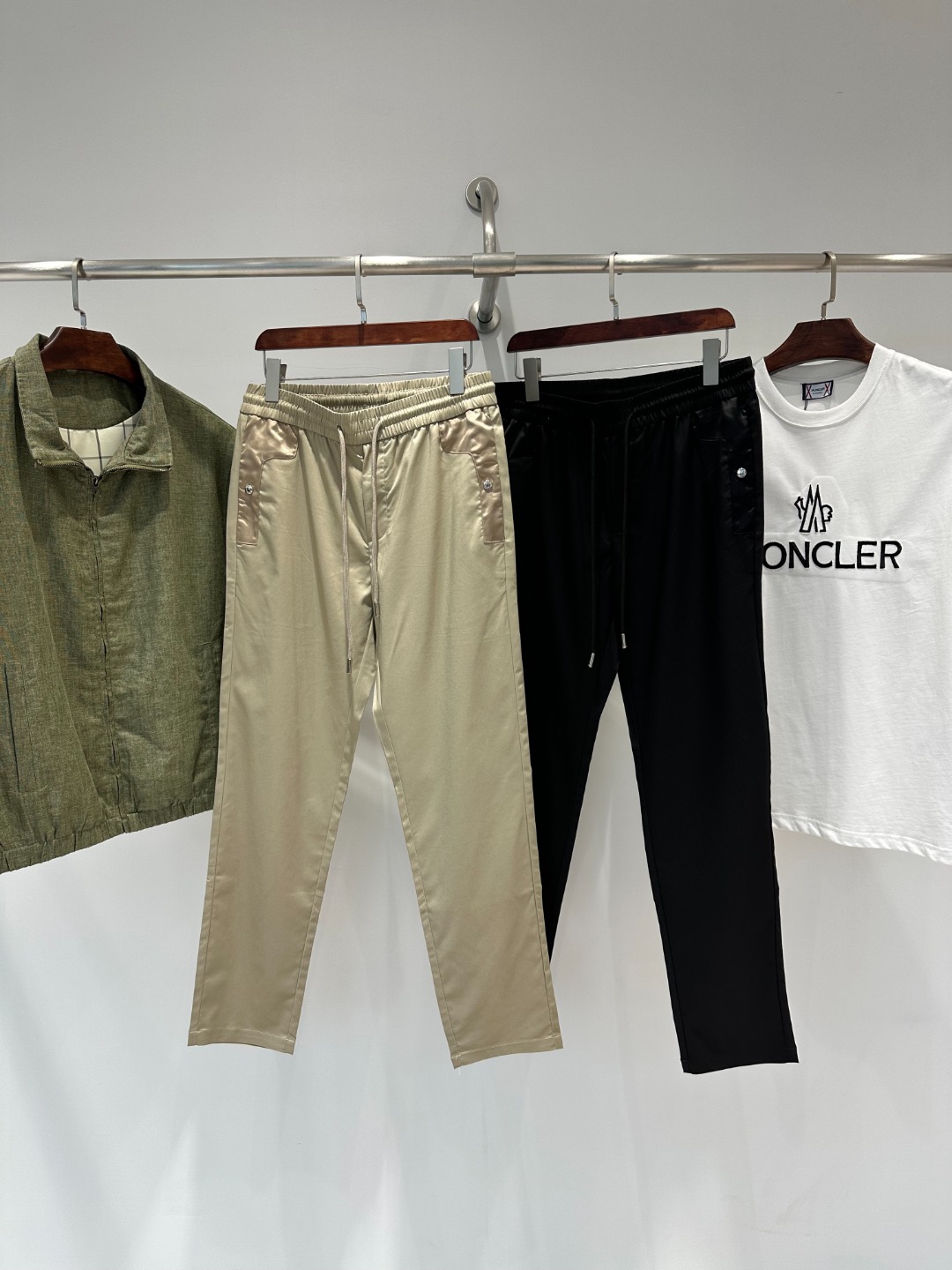 NO:474152,[New Product] 2025 Spring and Summer New Pr*da Men's Light Twill Fabric Drawstring Casual Pants Red Label Interface Bag Basic versatile casual trousers!  The trousers are made of customized thin twill fabrics, which not only feels silky, but also feels like a gentle breeze blowing across the skin, but also shiny, and can show charming brilliance in the sun!  At the same time, it also has excellent comfort and breathability, and even in the hot summer, it can make you feel as comfortable and comfortable as the spring breeze!  The front and rear pockets are uniquely spliced. This design not only breaks the monotony and mediocrity of traditional casual pants, but also gives the pants more layering and three-dimensionality!  What’s more clever is that the pocket is decorated with a red nameplate, showing extraordinary identity and taste!  Of course, as a casual pants, comfort is also crucial!  It adopts a drawstring elastic waist design. This design is not only easy to put on and take off, but also freely adjusts the tightness according to your waistline, ensuring that you can enjoy the most comfortable wearing experience at any time!  The casual straight-tube style can well modify the leg shape. Whether it is matched with sports shoes or casual shoes, it can be easily controlled, showing a casual and fashionable attitude!  Color black Khaki Size M L XL XXL XXXL Size data M waist 74/80cm-hip circumference 96cm-front 28cm-thigh circumference 58cm-trouser length 100cm-trouser legs 34cm L waist 78/84cm-thigh circumference 100cm-front 29cm-thigh circumference 60cm-trouser length 101cm-trouser legs 35cm XL waist 82/88cm-thigh circumference 104cm-front 30cm-thigh circumference 62cm-trouser length 102cm-trouser legs 36cm XXL waist circumference 86/92cm-thigh circumference 108cm-front 31cm-thigh circumference 64cm-trouser length 103cm-trouser legs 37cm  3XL size waist circumference 90/96cm - hip circumference 112cm - front gear 31cm - thigh circumference 66cm - trouser length 103cm - trouser legs 38cm, sneakers, alexander wang19860909【新品】2025春夏新款Pr*da 男士轻薄斜纹面料抽绳休闲裤红标拼接口袋基础百搭休闲长裤！该裤装采用了客供定制轻薄斜纹面料,不仅触感丝滑,仿佛轻柔的微风拂过肌肤,还富有光泽,能够在阳光下展现出迷人的光彩！同时它还具有出色的舒爽透气性,即使在炎炎夏日,也能让你感受到如沐春风般的自在与惬意！前后口袋均采用了独特的拼接设计,这种设计不仅打破了传统休闲裤的单调与平庸,还赋予了裤子更多的层次感和立体感！更为巧妙的是口袋上还搭配了红色的铭牌点缀,展现出不凡的身份与品味！当然作为一款休闲裤,舒适度也是至关重要的！它采用了抽绳松紧裤腰设计,这种设计不仅方便穿脱,还能根据你的腰围自由调节松紧度,确保你在任何时刻都能享受到最舒适的穿着体验！而休闲直筒的版型则能够很好地修饰腿型,无论是搭配运动鞋还是休闲鞋,都能轻松驾驭,展现出随性自在的时尚态度！ 颜色黑色 卡其色 尺码M L XL XXL XXXL 尺码数据 M码腰围74/80cm-臀围96cm-前档28cm-大腿围58cm-裤长100cm-裤脚34cm L码腰围78/84cm-臀围100cm-前档29cm-大腿围60cm-裤长101cm-裤脚35cm XL码腰围82/88cm-臀围104cm-前档30cm-大腿围62cm-裤长102cm-裤脚36cm XXL码腰围86/92cm-臀围108cm-前档31cm-大腿围64cm-裤长103cm-裤脚37cm 3XL码腰围90/96cm-臀围112cm-前档31cm-大腿围66cm-裤长103cm-裤脚38cm,,sneakers,alexander wang,Men's clothing