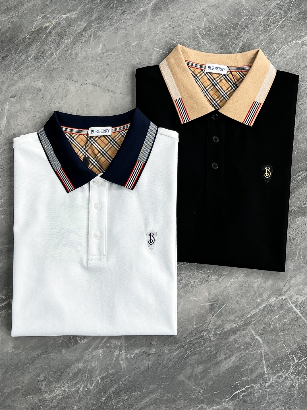 NO:161774,[New Products] Trading company foreign products, platinum-grade products, high-end Portuguese OEM, pure blood quality, classic evergreen style, official sales series!  2025 Spring and Summer New Bur*erry Original Single Men's Business and Casual Mercerized Bead Mesh Mesh Cotton Polo Shirt. Born from the classics, it is a must-promote signature item for the counter every year, continuing the typical style tone of the B-Home, and the iconic elements are reshaped again. The new B-Second Shield Element is elegant and fashionable, and powerfully boasts the brand identity and essence. The exquisite embroidery body has a strong sense of craftsmanship and a very eye-catching detail!  The high-quality double-strand mercerized bead floor environmentally friendly fabric provided by foreign customers is extremely delicate in texture. It is not ordinary soft, rough and skewed fabric on the market. It has extremely inferior appearance. It is different from the clouds and mud. The upper body is dull and has no breathability. The excellent bead floor cotton has first-class texture, delicate texture, and very exquisite and high-quality in detail. The experience is subversive and imaginative!  The details are exquisite and exquisite, showing the quality everywhere. The embroidered logo on the chest is very ingenious and shows high-quality details. The Spanish natural mother-shaped buttons are embroidered with a very exquisite brand LOGO logo on it, and the buttons are consistent with the color of the body!  The color matching is synchronized with the counter. Each color can interpret a unique styling effect. It highlights the temperament and taste. It is very versatile. It is perfect for urban high-end business and leisure. It is a must-have item for everyone!  A must-see basic item for BUR fans!  Color White Black Size M L XL XXL XXXL Size Data M: Bust 106cm-Length 70cm-Shoulder width 46cm-Sleeve length 61cm L: Bust 110cm-Length 71cm-Shoulder width 47cm-Sleeve length 62cm XL: Bust 114cm-Length 70cm-Shoulder width 48cm-Sleeve length 63cm XXL: Bust 118cm-Length 73cm-Shoulder width 49cm-Sleeve length 64cm XXXL: Bust 122cm-Length 74cm-Shoulder width 50cm-Sleeve length 65cm, burberry, alexander wang19860909【新品】贸易公司洋行货,白金级臻品,高端葡萄牙代工厂出品,纯正血统品质,经典常青款,官方主推售卖系列！2025春夏新款 Bur*erry原单男士商务休闲丝光珠地网眼棉马球POLO衫.因经典而生,作为专柜每年必推的招牌单品,将B家典型的风格基调延续到位,标志性元素再次被重塑,全新B子型盾牌元素,优雅而时髦,有力的标榜了品牌身份和精髓,精致的刺绣体,工艺感极强,非常招眼的细节！外商客供的高克重双股丝光珠地环保面料,肌理极为细腻,非市面上普通软塌粗糙毫无筋骨感的面料,观感极其劣质,云泥之别,上身沉闷毫无透气性,而上乘的珠地棉质感方面一流,肌理构造细腻,细品非常精致高级,透气性与舒适性所带来体验的颠覆想象！细节精湛考究,处处尽显品质感,胸前徽章刺绣标识,非常匠心,彰显了高级的品质细节,西班牙天然母贝扣点缀,上面镌刻有非常精致的品牌LOGO标识,且衣扣与衣身色调一致！配色与专柜同步,每色都可诠释出别具一格的造型效果,非常凸显气质和品位的一款马球POLO衫,非常百搭,都市高端商务与休闲完美兼备,人手必入臻品！BUR迷必入的基础单品！ 颜色白色 黑色 尺码M L XL XXL XXXL 尺码数据 M码:胸围106cm-衣长70cm-肩宽46cm-袖长61cm L码:胸围110cm-衣长71cm-肩宽47cm-袖长62cm XL码:胸围114cm-衣长70cm-肩宽48cm-袖长63cm XXL码:胸围118cm-衣长73cm-肩宽49cm-袖长64cm XXXL码:胸围122cm-衣长74cm-肩宽50cm-袖长65cm,,burberry,alexander wang,Men's clothing