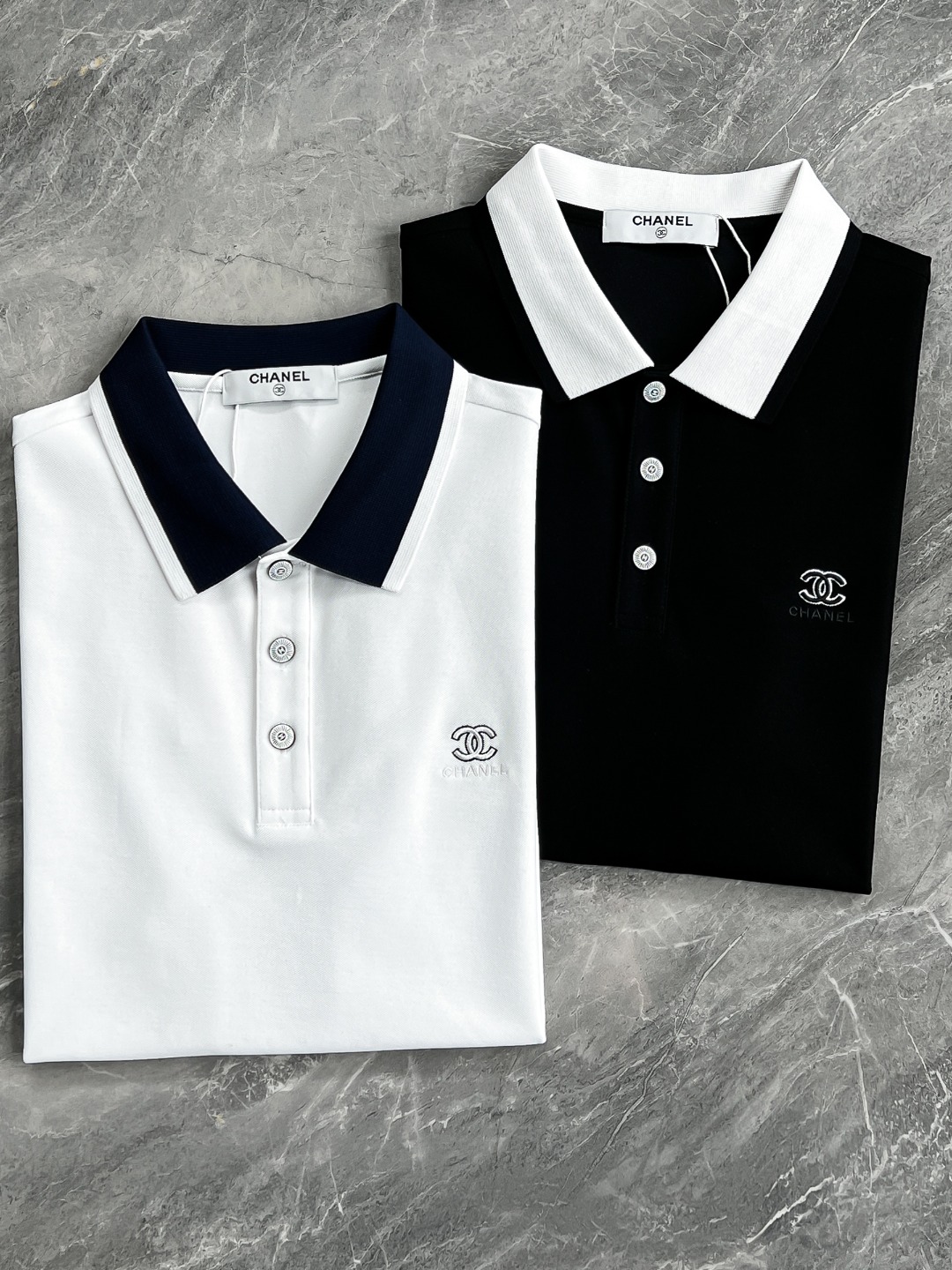 NO:161779,[New Product] Shanghai Trading Company Product, pure blood quality, officially sold simultaneously!  .2025 spring and summer new CH*ANEL/Fragrant*Nel classic double C embroidered logo lapel short-sleeved Polo shirt polo shirt. Popular models are sold out at the counter!  Customers supply high-end materials imported from Egypt, selected high-quality long-length cotton raw materials in the Nile area, and were made by Italian century-old workshops. The fabric attributes are all excellent. The mesh structure is delicate and natural, and the comfort and breathability are perfect. The touch experience is self-evident, and the ultimate luxury enjoyment!  The craft knitted quilting design makes the feel extremely smooth and delicate, and the body is more comfortable and breathable. The fashionable combination is without any modification. The chest is a knitted embroidery craftsmanship mark, with a round, thick and full texture. It uses professional Clothing printing equipment imported from Japan to make the curve pay attention to the degree and grasp. The knitted collar is neat, thick and upright, creating a new concept of academic style. The plating double C logo buttons are very ingenious, the color matching is light and elegant, the color is versatile, and the mixing space is extremely high. It has both business commuting and leisure. It is a very high-end and high-quality POLO shirt that can be found!  Color white Black Size M L XL XXL XXXL Size data M: bust 106cm-length 70cm-shoulder width 46cm-sleeve length 61cm L: bust 110cm-length 71cm-shoulder width 47cm-sleeve length 62cm XL: bust 114cm-length 70cm-shoulder width 48cm-sleeve length 63cm XXL: bust 118cm-length 73cm-shoulder width 49cm-sleeve length 64cm XXXL: bust 122cm-length 74cm-shoulder width 50cm-sleeve length 65cm, christian louboutin, T-shirt, alexander wang19860909【新品】上海贸易公司货,纯正血统品质,官方同步售卖！.2025春夏新款CH*ANEL/香*奈儿经典双C刺绣标识翻领短袖Polo衫马球衫.热门发售款,柜台几乎都是抢售一空！客供埃及进口高级物料,甄选尼罗河区域光照极好的上等长绒棉花原料,经过意大利百年工坊定织定染而成,面料属性皆为上乘,网眼结构细腻自然,舒适性与透气性完美兼备,触感体验不言而喻,奢华极致享受！工艺针织绗缝设计让手感极为顺滑细腻,着身更为舒爽透气.时髦搭配无任何修饰.胸口为针织刺绣工艺标,质感圆润厚实饱满.采用专业日本进口的Clothing printing器械制作让弧度都是讲究分寸和把握的.针织领工整厚实挺拔,营造学院风的新概念.门襟电镀双C标识钮扣,非常匠心,配色轻熟有品,色系百搭,混搭空间极高,商务通勤与出街休闲兼具,非常高端优质的一款POLO衫,可遇而不可求！ 颜色白色 黑色 尺码M L XL XXL XXXL 尺码数据 M码:胸围106cm-衣长70cm-肩宽46cm-袖长61cm L码:胸围110cm-衣长71cm-肩宽47cm-袖长62cm XL码:胸围114cm-衣长70cm-肩宽48cm-袖长63cm XXL码:胸围118cm-衣长73cm-肩宽49cm-袖长64cm XXXL码:胸围122cm-衣长74cm-肩宽50cm-袖长65cm,,christian louboutin,T-shirt,alexander wang,Men's clothing