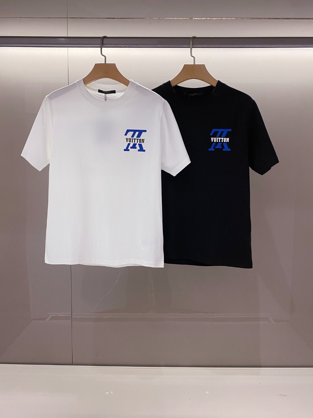 NO:136368,[New Product] 2025 Spring and Summer New V-Login Printed Short-Sleeve T-shirt. The brand's iconic elements are the design features, fashionable and elegant and charming items, making it the hottest and most fashionable icon to date... Knitted cotton fabric, soft and delicate, the upper body is comfortable and breathable, and the new standardized cutting of high craftsmanship is really rare. The gorgeous and innovative silhouette cutting, the chest printing design and the back logo printing show the personality charm. The active coloring hot melt printing floral process is used to create a special atmosphere effect. Color black and white Size S M L XL XXL Size data S shoulder width 46cm-bust 104cm-length 66cm M Shoulder width 49cm-bust 110cm-length 68cm L Shoulder width 52cm-bust 116cm-length 70cm  XL size shoulder width 55cm-bust 121cm-cloth length 72cm XXL size shoulder width 57cm-bust 126cm-cloth length 74cm, T-shirt,tees,t-shirt,alexander wang19860909【新品】2025春夏新款V登标识印花短袖T恤.品牌标志性的元素做为设计特色,时尚高雅魅力的单品,成就至今最火最潮的icon...针织棉面料,手感柔软细腻上身舒适透气,全新标准化裁剪的高工艺流程才得以造型实为难得.绚丽革新廓形裁剪,胸前印花设计和后背标识印花彰显个性魅力.采用活性着色热熔印花式工艺营造特殊氛围效果. 颜色黑色 白色 尺码S M L XL XXL 尺码数据 S码肩宽46cm-胸围104cm-衣长66cm M码肩宽49cm-胸围110cm-衣长68cm L码肩宽52cm-胸围116cm-衣长70cm XL码肩宽55cm-胸围121cm-衣长72cm XXL码肩宽57cm-胸围126cm-衣长74cm,,T-shirt,tees，t-shirt,alexander wang,Men's clothing