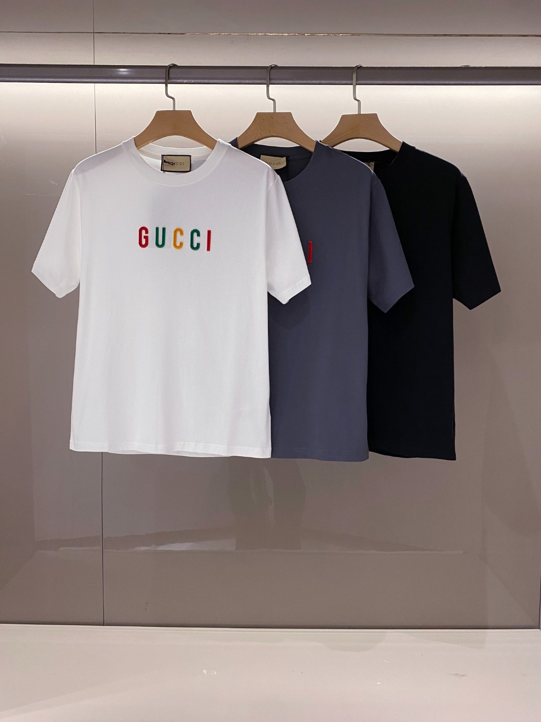 NO:136371,[New Product] 2025 Spring and Summer New Gu*ci Colorful Silicone Letter Logo Men's Casual Short-Sleeved T-Shirt!  The new series of single-item T-shirts, cut and designed as a trend today, a new era of street style. Guest-supplied knitted cotton fabrics are perfect. The overall neatness shows perfect effect. Craft-based washing makes the cotton material more fit and thick, smooth and draped. A group of colorful letters on the chest are vividly displayed on the clothes. These letters are not simply printed or embroidered, but use advanced three-dimensional silicone printing technology. The silicone material is not only bright in color, lasting and not fading, but also visually creates a full and layered three-dimensional effect!  It is particularly worth mentioning that the outline of this set of letter logos is cleverly designed into a unique jagged shape. This detail undoubtedly adds a bit of avant-garde and fashionable atmosphere to the entire T-shirt, which is unforgettable at a glance and is very eye-catching!  Overall flat and beautiful, clear, smooth and natural. Color black, white, gray, Size S M L XL XXL Size data, S S shoulder width 46cm-bust 104cm-length 66cm, M Shoulder width 49cm-bust 110cm-length 68cm, L Shoulder width 52cm-bust 116cm-length 70cm, XL Shoulder width 55cm-bust 121cm-length 72cm, XXL Shoulder width 57cm-bust 126cm-length 74cm,,T-shirt,tees,t-shirt,alexander wang19860909【新品】2025春夏新款Gu*ci 彩色硅胶字母标识男士休闲短袖T恤衫！全新系列单品T恤,裁剪设计为当今的潮流趋势,街头风格的新纪元.客供针织棉面料.整体工整度呈现完美效艺,工艺化水洗让棉料更为贴合厚实,柔滑垂坠.胸前位置一组彩色字母标识跃然衣上,这些字母并非简单地印刷或刺绣,而是采用了先进的立体硅胶印制技术,硅胶材质不仅色彩鲜艳、持久不褪色,更在视觉上营造出一种饱满而富有层次感的立体效果！尤为值得一提的是这组字母标识的轮廓被巧妙地设计成了独特的锯齿状造型,这一细节无疑为整件T恤增添了几分前卫与时尚的气息,让人一眼难忘,非常吸睛！整体平整美观,清晰流畅自然. 颜色黑色 白色 灰色 尺码S M L XL XXL 尺码数据 S码肩宽46cm-胸围104cm-衣长66cm M码肩宽49cm-胸围110cm-衣长68cm L码肩宽52cm-胸围116cm-衣长70cm XL码肩宽55cm-胸围121cm-衣长72cm XXL码肩宽57cm-胸围126cm-衣长74cm,,T-shirt,tees，t-shirt,alexander wang,Men's clothing