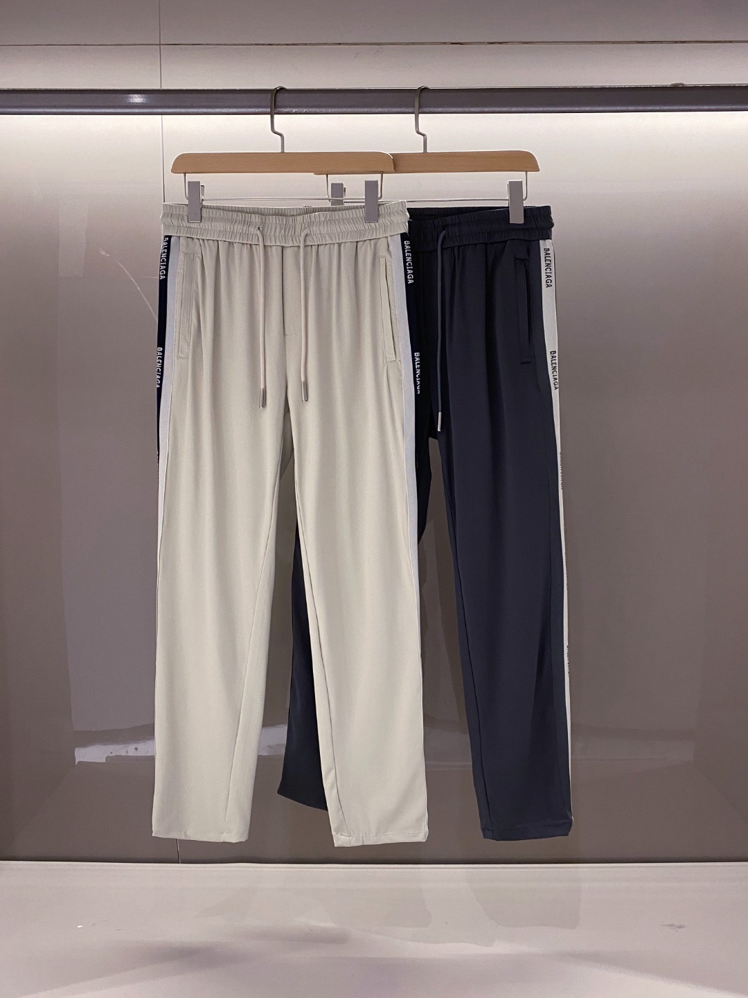 NO:136363,[New Product] 2025 Spring and Summer New Bal*nci*ga vertical stripe texture ice-sensing drawstring casual pants, men's side letter logo jacquard webbing fashionable casual pants!  This casual pants are made of customized vertical striped ice-sensing technology fabrics for customer supply. They feel cool, as if the summer breeze blows, bringing a rare touch. They also have good breathability and quick-drying properties, and can keep the skin dry and comfortable even in the hot summer!  The vertical striped design visually lengthens the leg lines, allowing the wearer to inadvertently show a slender body proportion!  Exquisite webbing on both sides of the trouser legs is cleverly spliced ​​with exquisite webbing. These webbings are not ordinary things, but are carefully selected and customized. On them are embroidered with delicate jacquard craftsmanship, and every detail reveals extraordinary taste and style. This is not only a manifestation of the brand's identity, but also a direct expression of the wearer's fashionable attitude, which is unforgettable at a glance!  The waist of the trouser adopts a drawstring elastic design, which can be easily achieved whether it is necessary to adjust the elasticity to meet the needs of different figures or pursue a convenient and quick on-and-off experience!  The casual straight-tube style not only retains enough activity space but also has a sense of fashion. Whether it is daily travel, casual gathering or light exercise, it can be perfectly adapted, showing a casual but stylish look!  Color gray Apricot Size M L XL XXL XXXL Size data M waist 76/82cm-hip circumference 98cm-front 29cm-thigh circumference 62cm-trouser length 101cm-trouser legs 36cm L waist 80/86cm-thigh circumference 102cm-front 30cm-thigh circumference 64cm-trouser length 102cm-trouser legs 37cm XL waist 84/90cm-thigh circumference 106cm-front 31cm-thigh circumference 66cm-trouser length 103cm-trouser legs 38cm XXL waist circumference 88/94cm-thigh circumference 110cm-front 32cm-thigh circumference 68cm-trouser length 104cm-trouser legs 39cm  3XL size waist circumference 92/98cm - hip circumference 114cm - front gear 32cm - thigh circumference 70cm - trouser length 105cm - trouser legs 40cm, alexander wang19860909【新品】2025春夏新款Bal*nci*ga竖条纹肌理冰感抽绳休闲裤,男士侧字母标识提花织带时尚休闲长裤！这款休闲裤采用了客供定制竖条纹冰感科技面料,触感凉爽,仿佛夏日微风拂面,带来一抹不可多得的清凉,还具有良好的透气性和快干特性,即使在炎炎夏日也能保持肌肤的干爽舒适！竖条纹的设计在视觉上拉长腿部线条,让穿着者在不经意间展现出修长的身材比例！裤腿两侧巧妙地拼接了精致的织带,这些织带并非寻常之物,而是经过精心挑选与定制,其上以细腻的提花工艺绣制着品牌独有的字母Logo,每一个细节都透露着不凡的品味与格调.这不仅是对品牌身份的彰显,更是穿着者时髦态度的直接表达,让人一眼难忘！裤腰部分采用了抽绳式松紧设计,无论是需要调节松紧以适应不同身材的需求,还是追求方便快捷的穿脱体验,都能轻松实现！而休闲直筒的版型,既保留了足够的活动空间,又不失时尚感,无论是日常出行、休闲聚会还是轻度运动,都能完美适配,展现出随性而不失格调的风貌！ 颜色灰色 杏色 尺码M L XL XXL XXXL 尺码数据 M码腰围76/82cm-臀围98cm-前档29cm-大腿围62cm-裤长101cm-裤脚36cm L码腰围80/86cm-臀围102cm-前档30cm-大腿围64cm-裤长102cm-裤脚37cm XL码腰围84/90cm-臀围106cm-前档31cm-大腿围66cm-裤长103cm-裤脚38cm XXL码腰围88/94cm-臀围110cm-前档32cm-大腿围68cm-裤长104cm-裤脚39cm 3XL码腰围92/98cm-臀围114cm-前档32cm-大腿围70cm-裤长105cm-裤脚40cm,,alexander wang,Men's clothing