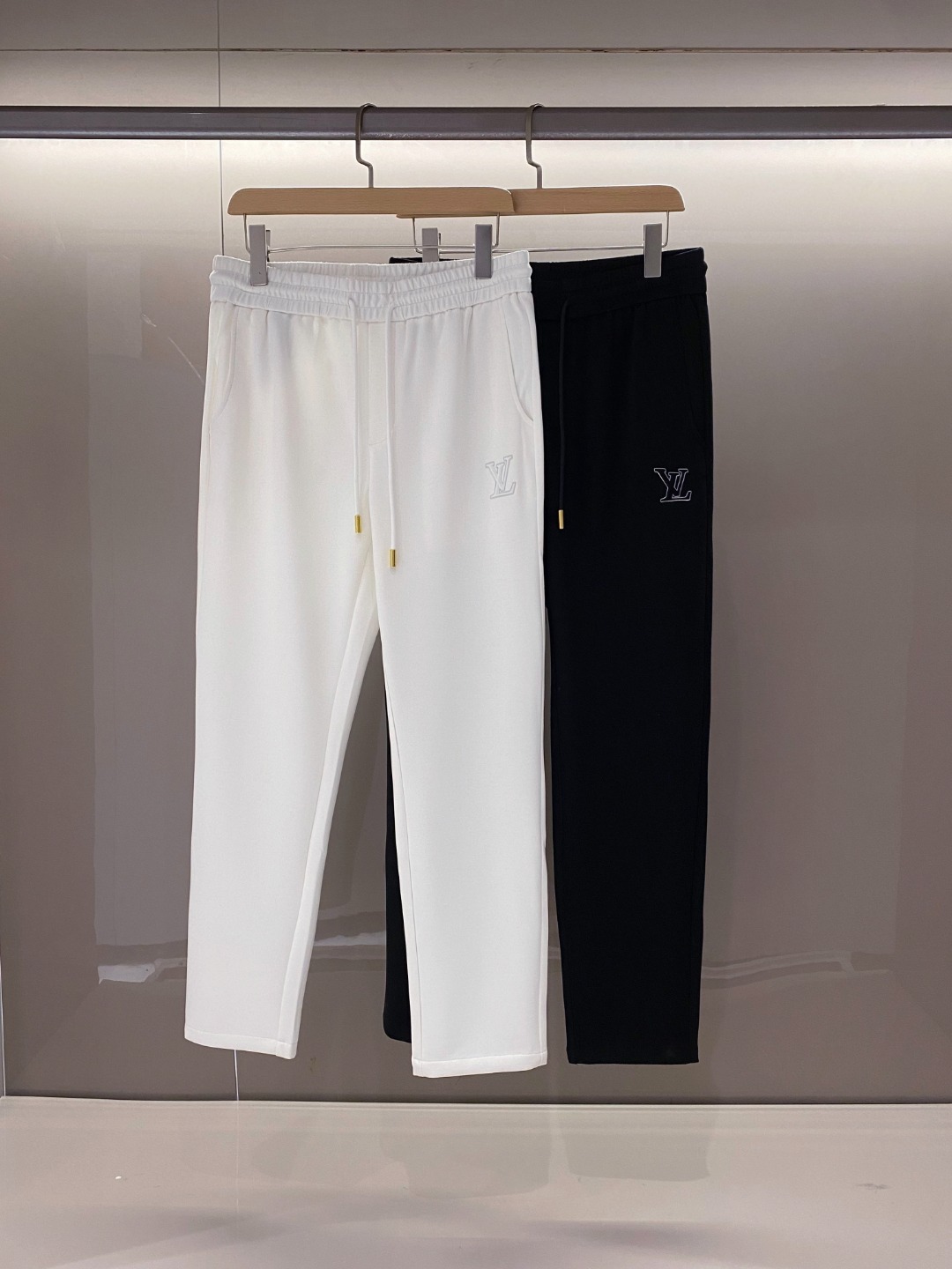 NO:136365,[New Product] 2025 Spring and Summer New 1V Men's Relief Logo Light Air Layer Cotton Drawstring Sports Leisure Pants. A boutique pants that combines fashion and comfort. It is not only a trouser, but also a display of a life attitude, and a relentless pursuit of quality and personality!  The fabric is made of customized air-layer cotton cloth for customer supply. This fabric feels extremely soft and light, and gently fits the skin like a cloud, giving the wearer an unparalleled comfort experience!  At the same time, it also has good comfort and breathability, and can keep your legs dry even in the hot summer, making every walk free and light!  The front panel is cleverly incorporated into three-dimensional relief logos. This design not only highlights the brand's high-end texture, but also adds a sense of layering and three-dimensional visually!  The logo surroundings are also carefully processed with glue-pressing details, further improving the overall texture and exquisiteness, making it unforgettable at a glance!  The three-dimensional offset logo is also used when you turn to the back pocket. This design is both fashionable and unique, echoing the embossed logo on the front, and together form the unique charm of this casual pants!  The waist of the pants is uniquely decorated with a drawstring design with a golden pendant. This detail not only enhances the overall visual highlight, but also gives the wearer more matching possibilities!  Whether it is hanging down to the waist casually or cleverly tied into a knot, it can show different styles and charms!  The design of the layout is adopted for a casual straight tube. This design is extremely friendly to all kinds of leg shapes. Whether it is the slender and straight legs or the slightly thick leg lines, they can be easily controlled, showing the most natural and comfortable state!  Color black white Size M L XL XXL XXXL Size data M waist 76/82cm-hip circumference 98cm-front 28cm-thigh circumference 60cm-trouser length 99cm-trouser legs 35cm L waist 80/86cm-thigh circumference 102cm-front 29cm-thigh circumference 62cm-trouser length 100cm-trouser legs 36cm XL waist 84/90cm-thigh circumference 106cm-front 30cm-thigh circumference 64cm-trouser length 101cm-trouser legs 37cm XXL waist 88/94cm-thigh circumference 110cm-front 31cm-thigh circumference 66cm-trouser length 102cm-trouser legs 38cm  3XL size waist circumference 92/98cm - hip circumference 114cm - front gear 31cm - thigh circumference 68cm - trouser length 103cm - trouser legs 39cm, alexander wang19860909【新品】2025春夏新款1V男士浮雕标识轻薄空气层棉布抽绳运动休闲裤.一款集时尚与舒适于一身的精品裤装,它不仅是一款裤装,更是一种生活态度的展现,是对品质与个性的不懈追求！其面料采用了客供定制空气层棉布,这种面料触感极为软糯轻盈,仿佛云朵般温柔地贴合肌肤,给予穿着者无与伦比的舒适体验！同时它还具有良好的舒爽透气性,即便是炎炎夏日,也能保持腿部干爽,让每一步行走都自在轻盈！前幅巧妙地融入了立体浮雕标识,这一设计不仅彰显了品牌的高端质感,更在视觉上增添了层次感与立体感！标识周边还精心做了压胶细节处理,进一步提升了整体的质感与精致度,让人一眼难忘！转到后兜部分同样采用了立体胶印标识,这一设计既时尚又有个性,与前幅的浮雕标识相呼应,共同构成了这款休闲裤的独特魅力！裤腰部分更是别出心裁地饰有金色吊坠的抽绳设计,这一细节不仅提升了整体的视觉亮点,更赋予了穿着者更多的搭配可能性！无论是随意地垂落腰间,还是巧妙地系成一个小结,都能展现出不同的风格与韵味！在版型设计上采用了休闲直筒版型,这种设计对各种腿型都极为友好,无论是纤细笔直的双腿,还是稍显粗壮的腿部线条,都能轻松驾驭,展现出最自然、最舒适的状态！ 颜色黑色 白色 尺码M L XL XXL XXXL 尺码数据 M码腰围76/82cm-臀围98cm-前档28cm-大腿围60cm-裤长99cm-裤脚35cm L码腰围80/86cm-臀围102cm-前档29cm-大腿围62cm-裤长100cm-裤脚36cm XL码腰围84/90cm-臀围106cm-前档30cm-大腿围64cm-裤长101cm-裤脚37cm XXL码腰围88/94cm-臀围110cm-前档31cm-大腿围66cm-裤长102cm-裤脚38cm 3XL码腰围92/98cm-臀围114cm-前档31cm-大腿围68cm-裤长103cm-裤脚39cm,,alexander wang,Men's clothing