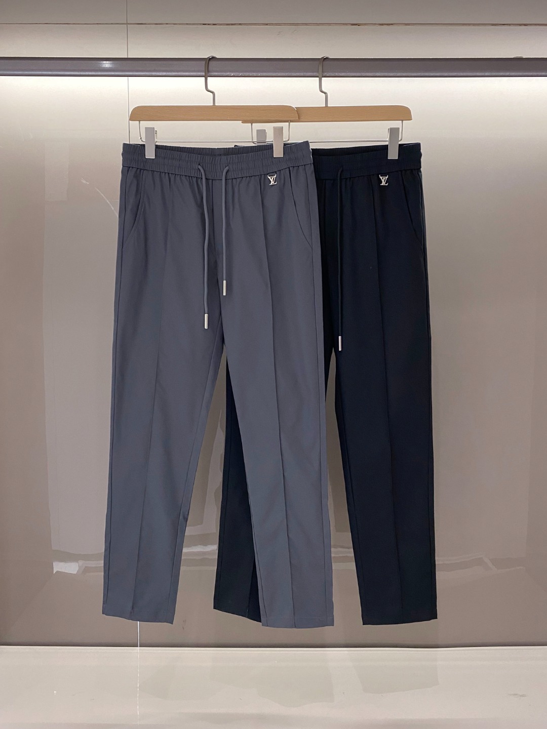 NO:136367,[New Product] 2025 Spring and Summer New Men's Light Twill Cotton Metal Pendant Bag Three-dimensional Relief Pastel Pattern Fashion Straight-Tight Casual Trousers!  V Home's new casual pants, whether you are strolling around the streets and alleys of the city or enjoying leisurely weekends, can make you the focus of everyone's attention!  The fabric is made of customer-made light and lightweight cotton. It is not only silky and lightweight, but also has good breathability and moisture absorption. Even in the hot summer, you can feel cool and comfortable!  The waist design is a highlight of this casual pants. A metal nameplate pendant is cleverly inlaid in front of it, engraved with the brand's classic logo, demonstrating the low-key and luxurious brand charm!  In response to this is the three-dimensional embossed presbyterian back pocket behind the pants. This unique back pocket design not only adds a sense of layering to the pants, but also reflects the brand's ingenuity in the details!  The waist of the trouser is made of drawstring elastic design, which is not only convenient for putting on and taking off, but also freely adjusting the tightness according to the personal waist circumference to ensure comfortable and fit!  Whether it is a tight and fashionable combination or a loose casual style, you can easily control it!  In terms of style, this casual pants adopts a casual straight-leg cutting method. This style can not only modify the leg shape, but also show a casual and free temperament!  The design of the stitching in the trouser legs cleverly enhances the three-dimensional and dynamic feeling of the trousers, allowing you to show your style while walking!  Color black Gray Size M L XL XXL XXXL Size data M waist 76/82cm-hip circumference 96cm-front 27cm-thigh circumference 58cm-trouser length 100cm-trouser legs 33cm L waist 80/86cm-thigh circumference 100cm-front 28cm-thigh circumference 60cm-trouser length 101cm-trouser legs 34cm XL waist 84/90cm-thigh circumference 104cm-front 29cm-thigh circumference 62cm-trouser length 102cm-trouser legs 35cm XXL waist circumference 88/94cm-thigh circumference 108cm-front 30cm-thigh circumference 64cm-trouser length 103cm-trouser legs 36cm  3XL size waist circumference 92/98cm - hip circumference 112cm - front gear 30cm - thigh circumference 66cm - trouser length 104cm - trouser legs 37cm, alexander wang19860909【新品】2025春夏新款男士轻薄斜纹棉布金属吊坠兜立体浮雕老花图案时尚直筒休闲长裤！V家新款休闲裤,无论是漫步在都市的街头巷尾,还是享受悠闲的周末时光,都能让你成为众人瞩目的焦点！面料选用了客供定制的轻薄斜纹棉布,不仅质地丝滑轻盈,还具有良好的透气性和吸湿性,即便是炎炎夏日也能让你感受到清凉与自在！腰部设计是这款休闲裤的一大亮点,前方巧妙地镶嵌了一枚金属铭牌吊坠,上面镌刻着品牌的经典标识,彰显着低调而奢华的品牌魅力！而与之相呼应的,则是裤子后方的立体浮雕老花后兜,这独特的后兜设计,不仅为裤子增添了层次感,更在细节中体现了品牌的匠心独运！裤腰部分采用了抽绳松紧设计,不仅方便穿脱,更能根据个人的腰围自由调节松紧度,确保穿着的舒适与贴合！无论是紧身的时尚搭配,还是宽松的休闲风格,都能轻松驾驭！在版型方面,这款休闲裤采用了休闲直筒的裁剪方式,这种版型不仅能够修饰腿型,还能展现出一种随性而洒脱的气质！裤腿中缝线的设计,更是巧妙地提升了裤子的立体感与动感,让你在行走间尽显风采！ 颜色黑色 灰色 尺码M L XL XXL XXXL 尺码数据 M码腰围76/82cm-臀围96cm-前档27cm-大腿围58cm-裤长100cm-裤脚33cm L码腰围80/86cm-臀围100cm-前档28cm-大腿围60cm-裤长101cm-裤脚34cm XL码腰围84/90cm-臀围104cm-前档29cm-大腿围62cm-裤长102cm-裤脚35cm XXL码腰围88/94cm-臀围108cm-前档30cm-大腿围64cm-裤长103cm-裤脚36cm 3XL码腰围92/98cm-臀围112cm-前档30cm-大腿围66cm-裤长104cm-裤脚37cm,,alexander wang,Men's clothing