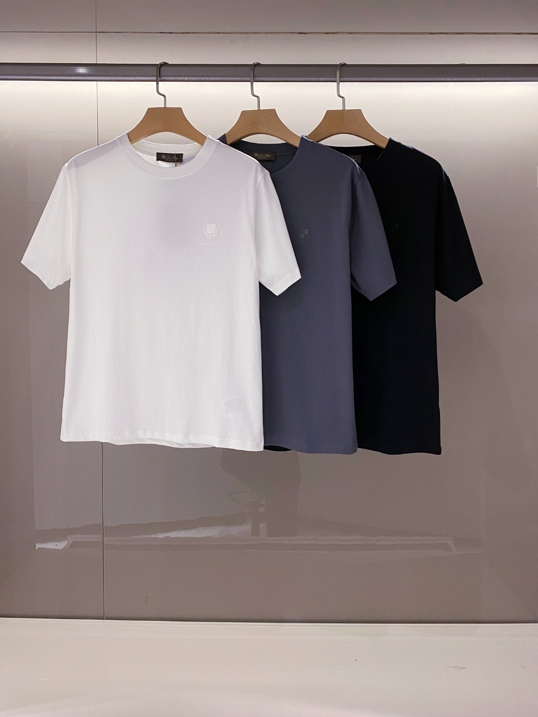 NO:136376,【New Product】2025 Spring and Summer New Lo*o Pi*na Men's Pure Cotton Silicone Badge Logo Basic Casual Short-Sleeved T-Shirt!  The short Tee uses customized jersey cotton for customer supply. It not only feels soft and comfortable to touch, but also has good breathability and sweat absorption, ensuring that the wearer can stay dry and comfortable in all occasions!  The concept of simplicity and style is pursued in design, without too many decorations and patterns, but it can be easily matched with various trousers and shoes, showing the wearer's low-key and restraint!  The iconic silicone badge on the chest is the finishing touch of the entire T-shirt!  This badge is made of high-quality silicone material, and has been finely molded and colored to present a three-dimensional and distinct visual effect!  It not only represents a symbol of identity and status, but also a manifestation of the wearer's personality and taste!  The basic straight round neck design is both classic and versatile, and can be easily controlled by both men, women, young and old!  Color black white gray Size S M L XL XXL Size data S S shoulder width 46cm-bust 104cm-length 66cm M Shoulder width 49cm-bust 110cm-length 68cm L Shoulder width 52cm-bust 116cm-length 70cm XL Shoulder width 55cm-bust 121cm-length 72cm XXL Shoulder width 57cm-bust 126cm-length 74cm, T-shirt,tees,t-shirt,alexander wang19860909【新品】2025春夏新款Lo*o Pi*na男士纯棉硅胶徽章标识基础休闲短袖T恤衫！该短Tee采用了客供定制平纹针织棉布,不仅触感柔软舒适,还具有良好的透气性和吸汗性,确保穿着者在各种场合下都能保持干爽与自在！设计上追求简约而不失格调的理念,没有过多的装饰和图案,却能够轻松搭配各种裤装和鞋履,展现出穿着者的低调与内敛！而胸前那枚标志性的硅胶徽章,则是整件T恤的点睛之笔！这枚徽章采用高品质硅胶材质,经过精细的模具成型和色彩处理,呈现出立体而鲜明的视觉效果！它不仅代表着一种身份和地位的象征,更是穿着者个性和品味的彰显！基础直筒圆领设计,这种版型既经典又百搭,无论男女老少都能轻松驾驭！ 颜色黑色 白色 灰色 尺码S M L XL XXL 尺码数据 S码肩宽46cm-胸围104cm-衣长66cm M码肩宽49cm-胸围110cm-衣长68cm L码肩宽52cm-胸围116cm-衣长70cm XL码肩宽55cm-胸围121cm-衣长72cm XXL码肩宽57cm-胸围126cm-衣长74cm,,T-shirt,tees，t-shirt,alexander wang,Men's clothing