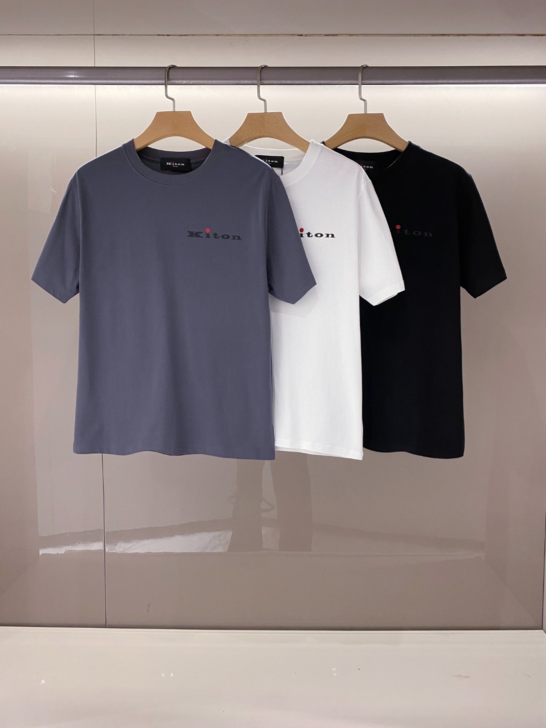 NO:136377,[New Products] Trading company channel goods, original Italian production, new products in spring and summer 2025, classic and luxurious works!  !  The appearance is perfect!  !  KITON Men's Simple Business and Casual Pure Cotton Round Neck Short-Sleeve T-shirt. It is known as a model in the fashion and handicraft industry. It is a royal aristocrat and elite royal brand. It is the first choice for Prince Charles, Putin and Wall Street financial tycoons. It is the world's top luxury men's clothing brand!  The overall design style follows the Ki family genes, the classic aristocratic old Qian style, and is quite exquisite in fabric selection and craftsmanship. It is low-key and luxurious, elegant and noble. Every detail proves the brand's own sense of luxury!  The chest is decorated with an iconic brand logo, and it is perfectly presented using fine three-dimensional silicone printing technology, which strongly demonstrates identity and image!  Foreign customers supply double-strand mercerized cotton environmentally friendly fabrics, rare performance fabrics on the market, extremely delicate texture structure, first-class texture, excellent gloss, invincible comfort with a strong sense of ice, silky and smooth, and the exquisite taste is very high-end and luxurious, which subverts the imagination!  The upper body has first-class effect and a strong sense of elegance. It is quite outstanding in both inner wear and single wear. It is light and versatile in color. It can be used for business and leisure in any occasion. The wardrobe has excellent business and leisure, and it is excellent for high attendance, and everyone has one!  Color gray Black White Size S M L XL XXL Size data S S shoulder width 46cm-bust 104cm-length 66cm M Shoulder width 49cm-bust 110cm-length 68cm L Shoulder width 52cm-bust 116cm-length 70cm XL Shoulder width 55cm-bust 121cm-length 72cm XXL Shoulder width 57cm-bust 126cm-length 74cm, T-shirt,tees,t-shirt,alexander wang19860909【新品】贸易公司渠道货,意大利原厂出品,2025春夏新品,经典奢华之作！！品相完美如斯！！KITON奇顿男士简约商务休闲纯棉圆领短袖T恤.被誉为时装手工界的典范,皇室贵族及精英御用品牌,查尔斯王子和普京及华尔街金融大鳄们的首选,属于全球顶级奢华男装品牌！整体的设计风格沿袭了Ki家族基因,经典贵族老钱风,在面料选取和工艺方面都相当考究,低调且奢华,优雅且高贵,每一个细节都在力证品牌自身的高级感！胸前饰有标志性品牌标识,运用精立体硅胶印花工艺完美呈现,有力标榜了身份与形象！外商客供双股丝光棉环保面料,市面稀有的性能面料,肌理构造极为细腻,质感方面一流,光泽度极好,触感无敌的舒适,具有强烈的冰感,丝滑柔顺,细品非常高级奢华,所带来的体验感颠覆想象！上身效果一流,儒雅气质感极强,无论内搭还是单穿都颇为出彩,轻熟百搭配色,驾驭任何场合,商务休闲皆可,衣橱商务休闲绝佳的高出勤率,人手一件！ 颜色灰色 黑色 白色 尺码S M L XL XXL 尺码数据 S码肩宽46cm-胸围104cm-衣长66cm M码肩宽49cm-胸围110cm-衣长68cm L码肩宽52cm-胸围116cm-衣长70cm XL码肩宽55cm-胸围121cm-衣长72cm XXL码肩宽57cm-胸围126cm-衣长74cm,,T-shirt,tees，t-shirt,alexander wang,Men's clothing