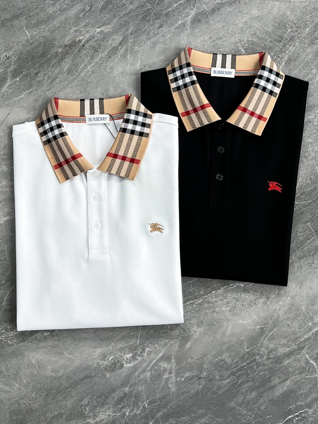 NO:494581,[New Products] Trading company foreign products, high-end Italian original products, pure blood quality, official spring and summer products, classic hot-selling ace items!  Bur*er*y Pegasus embroidery logo for men's business casual mercerized bead floor cotton short-sleeved POLO shirt. A POLO shirt that is very consistent with the aesthetic tone of the B family. The design style perfectly follows the essence of the B family. The collar cleverly uses classic retro Vintage contrasting webbing elements, which are signature-style fine embellishments, have a rich British style, and are also infused with the iconic war horse embroidery logo. It is quite recognizable and powerfully represents your identity!  Customers supply high-end materials imported from Egypt, selected high-quality long-length cotton raw materials in the Nile area, and were made by a century-old British workshop. The fabric attributes are all excellent, the mesh structure is delicate and natural, creating a wonderful skin-friendly and comfortable, and breathable. It is also perfect and luxurious and enjoyable!  The color matching is light and versatile, and each color can interpret a unique styling effect. The upper body is fashionable and elegant and age-reducing. It is a polo POLO shirt that highlights temperament and taste. It is a perfect match for high-end urban elite business and leisure!  Color black white Size M L XL XXL XXXL Size data M Shoulder width 43cm-bust 98cm-sleeve length 20cm-clothing length 68cm L Shoulder width 44cm-bust 102cm-sleeve length 21cm-clothing length 69cm XL Shoulder width 45cm-bust 106cm-sleeve length 22cm-clothing length 70cm XXL Shoulder width 46cm-bust 110cm-sleeve length 23cm-clothing length 71cm XXXL Shoulder width 47cm-bust 114cm-sleeve length 24cm-clothing length 72cm.,,burberry,T-shirt,alexander wang19860909【新品】贸易公司洋行货,高端意大利原厂出品,纯正血统品质,春夏官方新品,经典热卖王牌单品！Bur*er*y 飞马刺绣标识男士商务休闲丝光珠地棉短袖POLO衫.极符合B家族美学基调的一款POLO衫,造型设计画风完美沿袭了B家的精髓,领部巧妙运用了经典复古 Vintage 撞色织带元素,属于招牌式的细节点缀,具有浓郁的英伦风格,且同时注入标志性战马刺绣体标识,颇具辨识度,且有力标榜了身份！客供埃及进口高级物料,甄选尼罗河区域光照极好的上等长绒棉花原料,经过英国百年工坊定织定染而成,面料属性皆为上乘,网眼结构细腻自然,缔造出绝妙的亲肤舒适性,透气性亦完美兼备,奢华极致享受！配色轻熟百搭,每色都可诠释出别具一格的造型效果,上身时髦优雅且减龄,属于非常凸显气质和品位的一款马球POLO衫,都市高端精英商务与休闲完美兼备！ 颜色黑色 白色 尺码M L XL XXL XXXL 尺码数据 M码 肩宽43cm-胸围98cm-袖长20cm-衣长68cm L码 肩宽44cm-胸围102cm-袖长21cm-衣长69cm XL码 肩宽45cm-胸围106cm-袖长22cm-衣长70cm XXL码 肩宽46cm-胸围110cm-袖长23cm-衣长71cm XXXL码 肩宽47cm-胸围114cm-袖长24cm-衣长72cm .,,burberry,T-shirt,alexander wang,Men's clothing