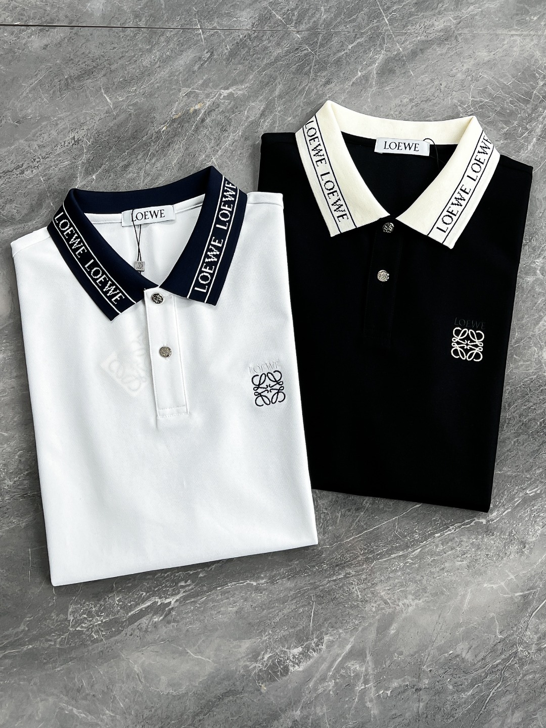 NO:141053,[New Product] Hong Kong foreign business channel goods, 2025 spring and summer new Lo*we Anagram embroidery logo original single men's high-end business casual mercerized beads and cotton polo POLO shirt!  A POLO shirt that is very consistent with the aesthetic tone of Lo*we. The design style perfectly follows the essence of Lo*we’s home. The collar cleverly uses classic brand webbing elements, which are signature-style detailed embellishments, have a strong Italian style, and are also infused with the iconic Anagram embroidered logo, which is quite recognizable and powerfully demonstrates its identity!  Customers supply top-quality fabrics imported from Egypt, selected high-quality cotton raw materials in the Nile area, and were made by Italian century-old workshops, mixing and matching renewable special materials, both comfort and breathability, extremely delicate touch, and excellent skin-friendly!  The color matching is light and versatile, and each color can interpret a unique styling effect. The upper body is fashionable and elegant and age-reducing. It is a polo POLO shirt that highlights temperament and taste. It is a perfect match for high-end urban elite business and leisure!  Color black white Size M L XL XXL XXXL Size data M Shoulder width 43cm-bust 98cm-sleeve length 20cm-clothing length 68cm L Shoulder width 44cm-bust 102cm-sleeve length 21cm-clothing length 69cm XL Shoulder width 45cm-bust 106cm-sleeve length 22cm-clothing length 70cm XXL Shoulder width 46cm-bust 110cm-sleeve length 23cm-clothing length 71cm XXXL Shoulder width 47cm-bust 114cm-sleeve length 24cm-clothing length 72cm, alexander wang19860909【新品】香港洋行渠道货,2025春夏新款Lo*we Anagram刺绣标识原单男士高端商务休闲丝光珠地棉马球POLO衫！极符合Lo*we美学基调的一款POLO衫,造型设计画风完美沿袭了Lo*we家的精髓,领部巧妙运用了经典品牌织带元素,属于招牌式的细节点缀,具有浓郁的意式风格,且同时注入标志性Anagram刺绣体标识,颇具辨识度,且有力标榜了身份！客供埃及进口顶级面料,甄选尼罗河区域光照极好的上等棉花原料,经过意大利百年工坊定织定染而成,混搭可再生特殊材质,舒适性与透气性兼备,触感极为细腻,亲肤性绝佳！配色轻熟百搭,每色都可诠释出别具一格的造型效果,上身时髦优雅且减龄,属于非常凸显气质和品位的一款马球POLO衫,都市高端精英商务与休闲完美兼备！ 颜色黑色 白色 尺码M L XL XXL XXXL 尺码数据 M码 肩宽43cm-胸围98cm-袖长20cm-衣长68cm L码 肩宽44cm-胸围102cm-袖长21cm-衣长69cm XL码 肩宽45cm-胸围106cm-袖长22cm-衣长70cm XXL码 肩宽46cm-胸围110cm-袖长23cm-衣长71cm XXXL码 肩宽47cm-胸围114cm-袖长24cm-衣长72cm,,alexander wang,Men's clothing