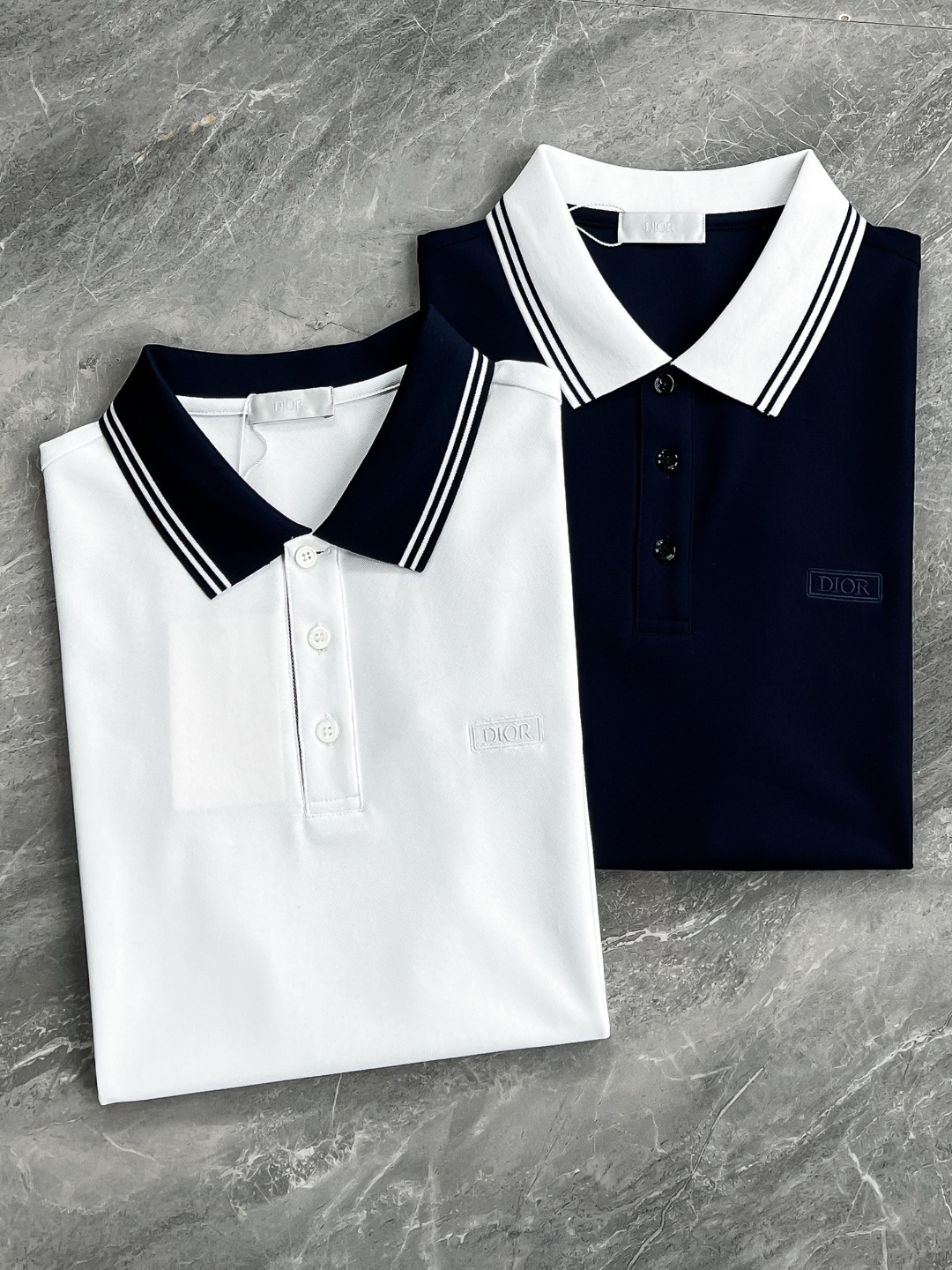 NO:141059,[New Products] Trading company foreign products, heavy high-end and high-end show joint limited series, poster album matching style, super star top hit products!  The new Di*r men's fashion bead floor cotton lapel POLO shirt in 2025 spring and summer is a POLO shirt with a CD family aesthetic style. The entire style perfectly follows the CD family tone. The classic brand logo on the chest is perfectly reshaped and interpreted. It is perfectly presented with a delicate embroidery body. The painting style is very interesting and fashionable, enhancing the overall visual beauty and full of high-end feeling!  Customers supply high-end imported garment custom-woven beaded floor fabrics, Italian old-fashioned workshops have garment process fixed-woven and dyed, extremely luxurious and special materials, all with superior fabric attributes, delicate and natural mesh structure, perfect comfort and breathability, and the touch experience is self-evident, luxurious and ultimate enjoyment!  The details are all high-end. The two-button open-closed placket and paired with a small lapel design, which is age-reducing and fashionable, full of vitality and easy to highlight the temperament. The upper body effect is capable and neat, and it has both shapes. It is a versatile and practical POLO shirt!  Color blue white Size M L XL XXL XXXL Size data M Shoulder width 43cm-bust 98cm-sleeve length 20cm-clothing length 68cm L Shoulder width 44cm-bust 102cm-sleeve length 21cm-clothing length 69cm XL Shoulder width 45cm-bust 106cm-sleeve length 22cm-clothing length 70cm XXL Shoulder width 46cm-bust 110cm-sleeve length 23cm-clothing length 71cm XXXL Shoulder width 47cm-bust 114cm-sleeve length 24cm-clothing length 72cm,,dior,alexander wang19860909【新品】贸易公司洋行货,重磅高级心水之物,高级秀场联名限量系列,海报画册搭配款,超级明星级TOP爆款单品！2025春夏新款Di*r男士时装款珠地棉翻领POLO衫,颇具CD家族美学风格的一款POLO衫,整个画风完美沿袭了CD家族基调,胸前经典品牌标识得到完美重塑演绎,以精致的刺绣体完美呈现,画风极具趣味时髦感,提升了整体视觉美感,高级感十足！客供高级进口成衣定织珠地面料,意大利老牌工坊成衣工序定织定染,极为奢华特殊的材质,面料属性皆为上乘,网眼结构细腻自然,舒适性与透气性完美兼备,触感体验不言而喻,奢华极致享受！细节之处尽显高级,两扣开合门襟,搭配小翻领设计,减龄又时髦,充满活力且极易凸显出气质感,上身效果干练利落,型格兼具,百搭实穿性极好的一款POLO衫！ 颜色蓝色 白色 尺码M L XL XXL XXXL 尺码数据 M码 肩宽43cm-胸围98cm-袖长20cm-衣长68cm L码 肩宽44cm-胸围102cm-袖长21cm-衣长69cm XL码 肩宽45cm-胸围106cm-袖长22cm-衣长70cm XXL码 肩宽46cm-胸围110cm-袖长23cm-衣长71cm XXXL码 肩宽47cm-胸围114cm-袖长24cm-衣长72cm,,dior,alexander wang,Men's clothing