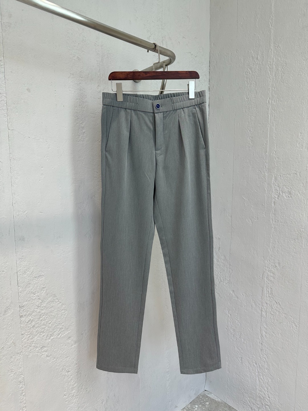 NO:136931,[New Products] Trading company channel goods, original Italian production, new products in spring and summer 2025, classic and luxurious works!  !  The appearance is perfect!  !  Kiton men's high-end business casual thin ice silk drawstring lace-up casual pants. It is known as a model in the fashion handicraft industry. It is a royal aristocrat and elite royal brand. It is the first choice for Prince Charles, Putin and Wall Street financial tycoons. It is the world's top luxury men's clothing brand!  The overall design style follows the Ki family genes, the classic aristocratic old Qian style, is quite exquisite in fabric selection and craftsmanship, low-key and luxurious, elegant and noble. Every detail proves the brand's own sense of luxury. The new blue buttons inject a subtle sense of fashion into the overall shape, the details show taste, and the full embellishment!  The designer cleverly mixes fashion elements with urban casual, with a small retro tone, which weakens the strong sense of fashion to a certain extent, balances the relationship between seriousness and leisure. The multiple waist circumference design is equipped with a unique embroidered brand waist brand, which enriches the vision and gives identity blessing!  The new technology Tiansi cotton blend fabric imported from Italy is a unique type on the market, with an invincible texture, excellent skin-friendly, refreshing, silky and breathable, and walking 