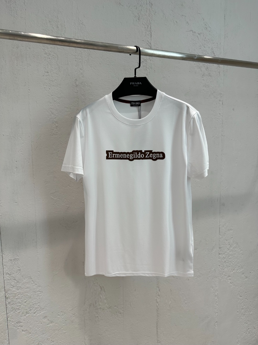 NO:508348,[New Product] Top foreign company channel goods, new spring and summer models, pure blood quality, high-end ace series!  High performance comfortable fabric!  !  Zeg*a men's business and casual double-sided mercerated round neck short-sleeved T-shirt. A T-shirt with excellent quality and fabric craftsmanship. The style continues the EZ family's minimalist and normal design, bringing the route of mature, elegant and capable to the extreme, both solemn and harmonious, combining fashion and temperament. The Ermenegildo Zeg*a embroidery logo on the chest is a soul-style embellishment, with distinct recognition and flaunt the brand identity characteristics!  Foreign customers supply double-strand mercerized cotton environmentally friendly fabrics, rare performance fabrics on the market, extremely delicate texture structure, first-class texture, excellent gloss, invincible comfort with a strong sense of ice, silky and smooth, and the exquisite taste is very high-end and luxurious, which subverts the imagination!  The details are exquisite and exquisite, showing the quality everywhere, the upper body has first-class effect, capable and full of temperament, and it highlights the taste. It is very basic and versatile, and it is perfect for urban high-end business and leisure!  Color black white Coffee Size 48 50 52 54 56 Size data 48 Shoulder width 44cm-bust 100cm-cloth length 66cm 50 Shoulder width 45cm-bust 104cm-cloth length 68cm 52 Shoulder width 46cm-bust 108cm-cloth length 70cm 54 Shoulder width 48cm-bust 112cm-cloth length 72cm 56 Shoulder width 50cm-bust 116cm-cloth length 74cm.,T-shirt,tees,t-shirt,alexander wang19860909【新品】顶级洋行渠道货,春夏新款,纯正血统品质,高端王牌系列！高性能舒适面料！！Zeg*a男士商务休闲双面丝光圆领短袖T恤.品相与面料工艺都极为拔尖的一款T恤,风格仍延续EZ家极简常态化的设计,将轻熟优雅干练的路线发挥到极致,亦庄亦谐,集时髦与气质于一身,胸前Ermenegildo Zeg*a刺绣标识,属于灵魂式的点缀,辨识度鲜明,且标榜了品牌身份特质！外商客供双股丝光棉环保面料,市面稀有的性能面料,肌理构造极为细腻,质感方面一流,光泽度极好,触感无敌的舒适,具有强烈的冰感,丝滑柔顺,细品非常高级奢华,所带来的体验感颠覆想象！细节精湛考究,处处尽显品质感,上身效果一流,干练且气质感十足,非常凸显品位的一款T恤,非常基础百搭,都市高端商务与休闲完美兼备！ 颜色黑色 白色 咖啡色 尺码48 50 52 54 56 尺码数据 48码肩宽44cm-胸围100cm-衣长66cm 50码肩宽45cm-胸围104cm-衣长68cm 52码肩宽46cm-胸围108cm-衣长70cm 54码肩宽48cm-胸围112cm-衣长72cm 56码肩宽50cm-胸围116cm-衣长74cm .,,T-shirt,tees，t-shirt,alexander wang,Men's clothing