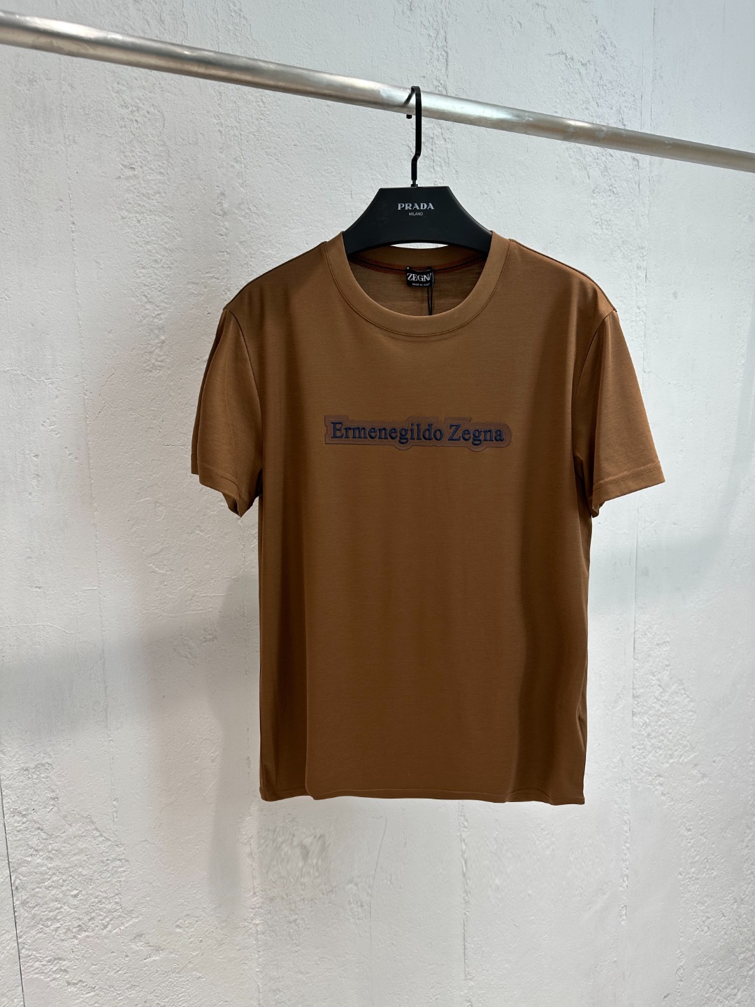 NO:508351,New Products] Top foreign company channel goods, new spring and summer models, pure blood quality, high-end ace series!  High performance comfortable fabric!  !  Zeg*a men's business and casual double-sided mercerated round neck short-sleeved T-shirt. A T-shirt with excellent quality and fabric craftsmanship. The style continues the EZ family's minimalist and normal design, bringing the route of mature, elegant and capable to the extreme, both solemn and harmonious, combining fashion and temperament. The Ermenegildo Zeg*a embroidery logo on the chest is a soul-style embellishment, with distinct recognition and flaunt the brand identity characteristics!  Foreign customers supply double-strand mercerized cotton environmentally friendly fabrics, rare performance fabrics on the market, extremely delicate texture structure, first-class texture, excellent gloss, invincible comfort with a strong sense of ice, silky and smooth, and the exquisite taste is very high-end and luxurious, which subverts the imagination!  The details are exquisite and exquisite, showing the quality everywhere, the upper body has first-class effect, capable and full of temperament, and it highlights the taste. It is very basic and versatile, and it is perfect for urban high-end business and leisure!  Color black white Coffee Size 48 50 52 54 56 Size data 48 Shoulder width 44cm-bust 100cm-cloth length 66cm 50 Shoulder width 45cm-bust 104cm-cloth length 68cm 52 Shoulder width 46cm-bust 108cm-cloth length 70cm 54 Shoulder width 48cm-bust 112cm-cloth length 72cm 56 Shoulder width 50cm-bust 116cm-cloth length 74cm.,T-shirt,tees,t-shirt,alexander wang19860909新品】顶级洋行渠道货,春夏新款,纯正血统品质,高端王牌系列！高性能舒适面料！！Zeg*a男士商务休闲双面丝光圆领短袖T恤.品相与面料工艺都极为拔尖的一款T恤,风格仍延续EZ家极简常态化的设计,将轻熟优雅干练的路线发挥到极致,亦庄亦谐,集时髦与气质于一身,胸前Ermenegildo Zeg*a刺绣标识,属于灵魂式的点缀,辨识度鲜明,且标榜了品牌身份特质！外商客供双股丝光棉环保面料,市面稀有的性能面料,肌理构造极为细腻,质感方面一流,光泽度极好,触感无敌的舒适,具有强烈的冰感,丝滑柔顺,细品非常高级奢华,所带来的体验感颠覆想象！细节精湛考究,处处尽显品质感,上身效果一流,干练且气质感十足,非常凸显品位的一款T恤,非常基础百搭,都市高端商务与休闲完美兼备！ 颜色黑色 白色 咖啡色 尺码48 50 52 54 56 尺码数据 48码肩宽44cm-胸围100cm-衣长66cm 50码肩宽45cm-胸围104cm-衣长68cm 52码肩宽46cm-胸围108cm-衣长70cm 54码肩宽48cm-胸围112cm-衣长72cm 56码肩宽50cm-胸围116cm-衣长74cm .,,T-shirt,tees，t-shirt,alexander wang,Men's clothing