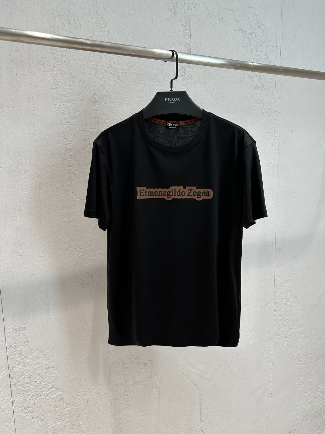 NO:511182,[New Product] Top foreign channel products, new 2025 spring and summer models, pure blood quality, high-end ace series!  High performance comfortable fabric!  !  Zeg*a men's business and casual double-sided mercerated round neck short-sleeved T-shirt. A T-shirt with excellent quality and fabric craftsmanship. The style continues the EZ family's minimalist and normal design, bringing the route of mature, elegant and capable to the extreme, both solemn and harmonious, combining fashion and temperament. The Ermenegildo Zeg*a embroidery logo on the chest is a soul-style embellishment, with distinct recognition and flaunt the brand identity characteristics!  Foreign customers supply double-strand mercerized cotton environmentally friendly fabrics, rare performance fabrics on the market, extremely delicate texture structure, first-class texture, excellent gloss, invincible comfort with a strong sense of ice, silky and smooth, and the exquisite taste is very high-end and luxurious, which subverts the imagination!  The details are exquisite and exquisite, showing the quality everywhere, the upper body has first-class effect, capable and full of temperament, and it highlights the taste. It is very basic and versatile, and it is perfect for urban high-end business and leisure!  Color black white Coffee Size 48 50 52 54 56 Size data 48 Shoulder width 44cm-bust 100cm-cloth length 66cm 50 Shoulder width 45cm-bust 104cm-cloth length 68cm 52 Shoulder width 46cm-bust 108cm-cloth length 70cm 54 Shoulder width 48cm-bust 112cm-cloth length 72cm 56 Shoulder width 50cm-bust 116cm-cloth length 74cm.,T-shirt,tees,t-shirt,alexander wang19860909【新品】顶级洋行渠道货,2025春夏新款,纯正血统品质,高端王牌系列！高性能舒适面料！！Zeg*a男士商务休闲双面丝光圆领短袖T恤.品相与面料工艺都极为拔尖的一款T恤,风格仍延续EZ家极简常态化的设计,将轻熟优雅干练的路线发挥到极致,亦庄亦谐,集时髦与气质于一身,胸前Ermenegildo Zeg*a刺绣标识,属于灵魂式的点缀,辨识度鲜明,且标榜了品牌身份特质！外商客供双股丝光棉环保面料,市面稀有的性能面料,肌理构造极为细腻,质感方面一流,光泽度极好,触感无敌的舒适,具有强烈的冰感,丝滑柔顺,细品非常高级奢华,所带来的体验感颠覆想象！细节精湛考究,处处尽显品质感,上身效果一流,干练且气质感十足,非常凸显品位的一款T恤,非常基础百搭,都市高端商务与休闲完美兼备！ 颜色黑色 白色 咖啡色 尺码48 50 52 54 56 尺码数据 48码肩宽44cm-胸围100cm-衣长66cm 50码肩宽45cm-胸围104cm-衣长68cm 52码肩宽46cm-胸围108cm-衣长70cm 54码肩宽48cm-胸围112cm-衣长72cm 56码肩宽50cm-胸围116cm-衣长74cm .,,T-shirt,tees，t-shirt,alexander wang,Men's clothing