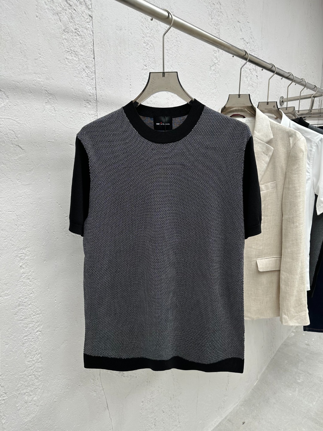 NO:471929,[New Product] Trading company channel goods, original Italian production, 2025 spring and summer new KITON Chiton men's high-end business casual round neck knitted short-sleeved T-shirt. It is known as a model in the fashion handicraft industry, royal aristocrats and elite royal brands, Prince Charles, Putin and Wall Street financial tycoons' first choice, and belongs to the world's top luxury men's clothing brand!  The overall design style follows the Ki family genes, and is quite exquisite in fabric selection and craftsmanship. The double color-blocked body is low-key and luxurious, elegant and noble. Every detail proves the brand's own sense of luxury!  Customers supply high-end imported garment custom fabrics, French old-fashioned workshop ready-to-wear process fixed weaving and dyeing, extremely luxurious and special materials, all with superior fabric attributes, delicate and natural mesh structure, perfect comfort and breathability, the touch experience is self-evident, and the ultimate luxury enjoyment!  The details are exquisite and sophisticated, the classic round neck design has excellent compatibility, the upper body effect is capable and neat, the shape is both elegant and intellectual, and it is easy to highlight the temperament. It is full of gentlemanly style, perfectly controlled by business commuting and leisure. It is a versatile and practical knitted round neck short-sleeved T-shirt with excellent wearability!  Color black Size 48 50 52 54 56 Size data 48: bust 104cm-shoulder width 44cm-cloth 69cm-sleeve length 24cm 50: bust 108cm-shoulder width 45cm-cloth 70cm-sleeve length 25cm 52: bust 112cm-shoulder width 46cm-cloth 71cm-sleeve length 26cm 54: bust 116cm-shoulder width 47cm-cloth 72cm-sleeve length 27cm 56: bust 120cm-shoulder width 48cm-cloth 73cm-sleeve length 28cm.,,T-shirt,tees,t-shirt,alexander wang19860909【新品】贸易公司渠道货,意大利原厂出品,2025春夏新款KITON奇顿男士高端商务休闲圆领针织短袖T恤.被誉为时装手工界的典范,皇室贵族及精英御用品牌,查尔斯王子和普京及华尔街金融大鳄们的首选,属于全球顶级奢华男装品牌！整体的设计风格沿袭了Ki家族基因,在面料选取和工艺方面都相当考究,双拼色衣身,低调且奢华,优雅且高贵,每一个细节都在力证品牌自身的高级感！客供高级进口成衣定面料,法国老牌工坊成衣工序定织定染,极为奢华特殊的材质,面料属性皆为上乘,网眼结构细腻自然,舒适性与透气性完美兼备,触感体验不言而喻,奢华极致享受！细节设计精湛考究,经典的圆领设计,兼容性优越,上身效果干练利落,型格兼具,优雅且知性,极易凸显出气质,绅士范十足,商务通勤与休闲完美驾驭,属于百搭实穿性极好的一款针织圆领短袖T恤！ 颜色黑色 尺码48 50 52 54 56 尺码数据 48码:胸围104cm-肩宽44cm-衣长69cm-袖长24cm 50码:胸围108cm-肩宽45cm-衣长70cm-袖长25cm 52码:胸围112cm-肩宽46cm-衣长71cm-袖长26cm 54码:胸围116cm-肩宽47cm-衣长72cm-袖长27cm 56码:胸围120cm-肩宽48cm-衣长73cm-袖长28cm .,,T-shirt,tees，t-shirt,alexander wang,Men's clothing