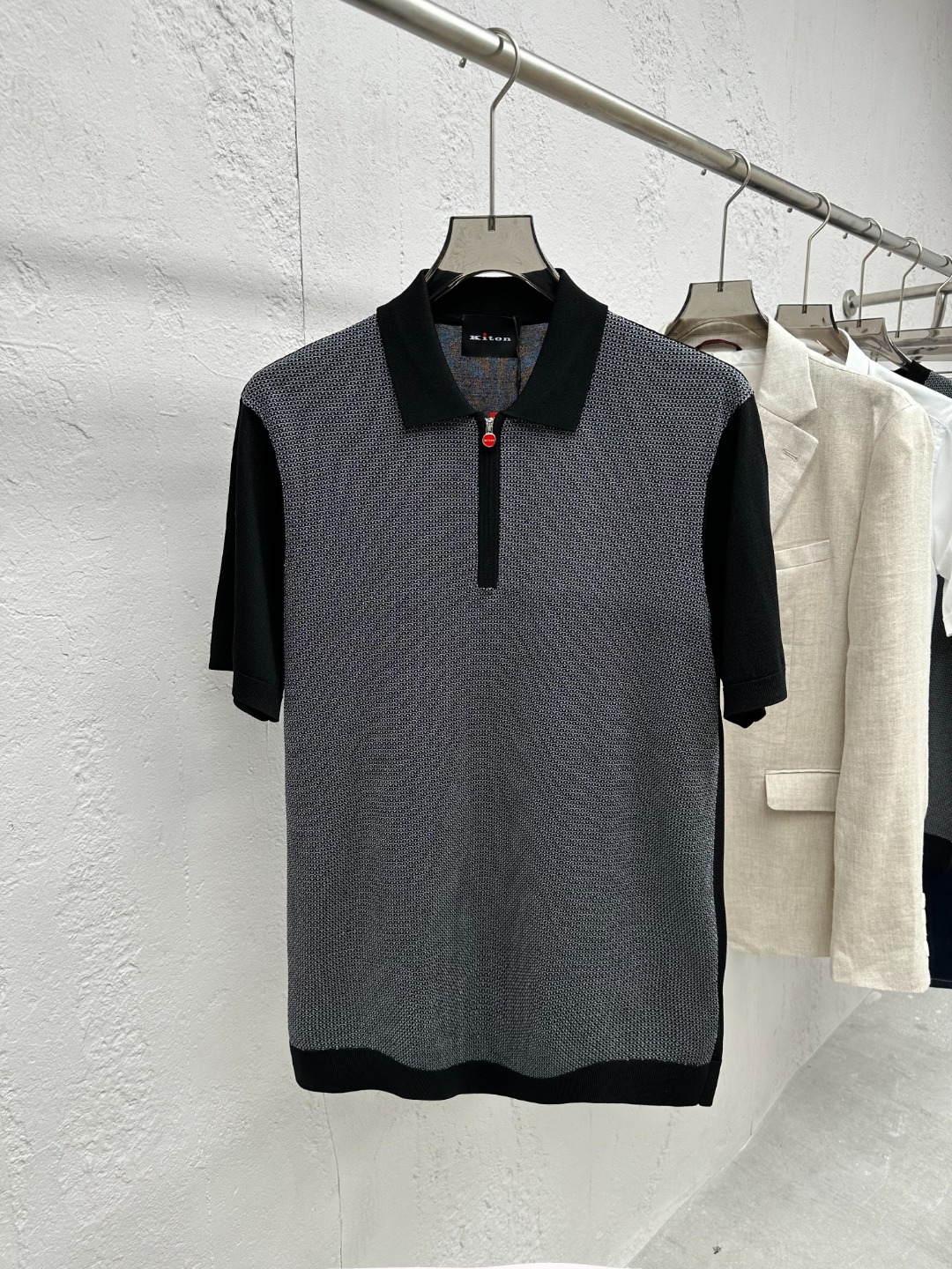 NO:471922,[New Product] Trading company channel goods, original Italian production, 2025 spring and summer new KITON Chiton men's high-end business casual lapel knitted short-sleeved T-shirt POLO shirt. It is known as a model in the fashion handicraft industry, royal aristocrats and elite royal brands, Prince Charles, Putin and Wall Street financial tycoons' first choice, and belongs to the world's top luxury men's clothing brand!  The overall design style follows the Ki family genes, and is quite exquisite in fabric selection and craftsmanship. The double color-blocked body is low-key and luxurious, elegant and noble. Every detail proves the brand's own sense of luxury!  Customers supply high-end imported garment custom fabrics, French old-fashioned workshop ready-to-wear process fixed weaving and dyeing, extremely luxurious and special materials, all with superior fabric attributes, delicate and natural mesh structure, perfect comfort and breathability, the touch experience is self-evident, and the ultimate luxury enjoyment!  The details are exquisite and sophisticated, the classic lapel zipper closure design has excellent compatibility, the upper body effect is capable and neat, the shape is both elegant and intellectual, and it is easy to highlight the temperament. It is full of gentlemanly style, perfectly controlled by business commuting and leisure. It is a versatile and practical knitted short-sleeved T-shirt POLO shirt!  Color black Size 48 50 52 54 56 Size data 48: bust 104cm-shoulder width 46cm-cloth length 72cm-sleeve length 25cm 50: bust 108cm-shoulder width 47cm-cloth length 73cm-sleeve length 26cm 52: bust 112cm-shoulder width 48cm-cloth length 74cm-sleeve length 27cm 54: bust 116cm-shoulder width 49cm-cloth length 75cm-sleeve length 28cm 56: bust 120cm-shoulder width 50cm-cloth length 76cm-sleeve length 29cm.,,T-shirt,tees,t-shirt,alexander wang19860909【新品】贸易公司渠道货,意大利原厂出品,2025春夏新款KITON奇顿男士高端商务休闲翻领针织短袖T恤POLO衫.被誉为时装手工界的典范,皇室贵族及精英御用品牌,查尔斯王子和普京及华尔街金融大鳄们的首选,属于全球顶级奢华男装品牌！整体的设计风格沿袭了Ki家族基因,在面料选取和工艺方面都相当考究,双拼色衣身,低调且奢华,优雅且高贵,每一个细节都在力证品牌自身的高级感！客供高级进口成衣定面料,法国老牌工坊成衣工序定织定染,极为奢华特殊的材质,面料属性皆为上乘,网眼结构细腻自然,舒适性与透气性完美兼备,触感体验不言而喻,奢华极致享受！细节设计精湛考究,经典的翻领拉链开合设计,兼容性优越,上身效果干练利落,型格兼具,优雅且知性,极易凸显出气质,绅士范十足,商务通勤与休闲完美驾驭,属于百搭实穿性极好的一款针织翻短袖T恤POLO衫！ 颜色黑色 尺码48 50 52 54 56 尺码数据 48码:胸围104cm-肩宽46cm-衣长72cm-袖长25cm 50码:胸围108cm-肩宽47cm-衣长73cm-袖长26cm 52码:胸围112cm-肩宽48cm-衣长74cm-袖长27cm 54码:胸围116cm-肩宽49cm-衣长75cm-袖长28cm 56码:胸围120cm-肩宽50cm-衣长76cm-袖长29cm .,,T-shirt,tees，t-shirt,alexander wang,Men's clothing