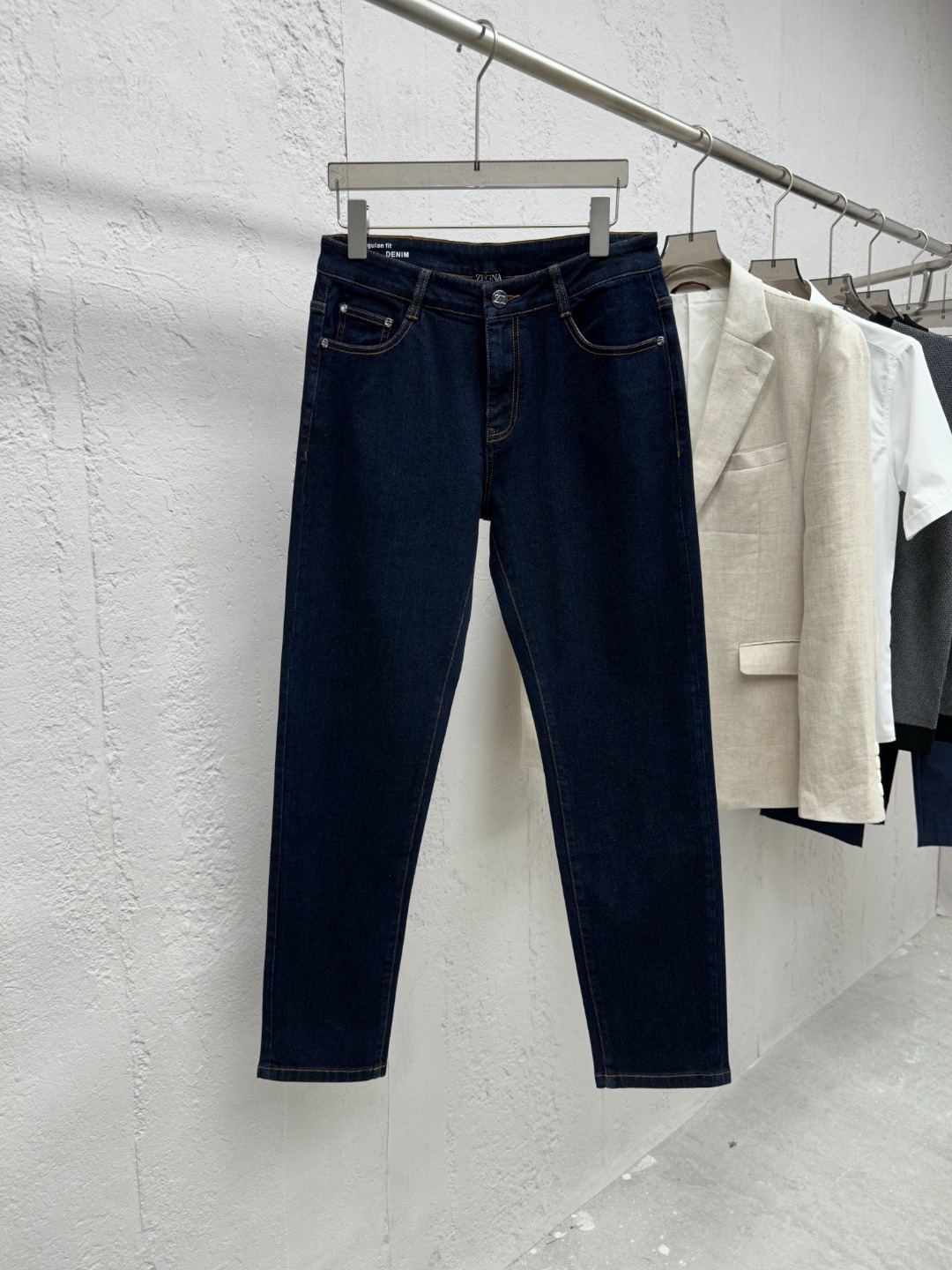 NO:514928,- [New Product] Hong Kong foreign business channel product, 2025 spring and summer new EZ Jie* sub-thin style men's business casual classic enzyme wash ultra-thin soft micro-stretch small straight jeans. Regarding the style and design Zjia's main products this season, a complete series of styles are launched, focusing on Comfort to be comfortable. The classic style of five-pants, the right small straight trousers, which are just right to close and place, visually showing straight and slender legs. The fabric is thin and soft, slightly elastic and skin-friendly, with a skeleton and supportive, and the upper body style is straight. The details retain the exclusive color of Zjia, the thread is made of orange-brown thread, and the back pocket has orange jacquard webbing, which is slightly more attractive.  The square leather mark of orange-brown, the inner edges on the waist and inner pockets are made of Z's unique orange-toned cotton cloth. The saturation is just right, without the support of too much complex craftsmanship, and it is a high-end fashion sense. It is also invincible in matching. It has both a casual and retro feel, and also has the relaxed and fashionable feeling of casual pants. The fabric and craftsmanship 86.2 cotton 11.8 polyester fiber 2 lycra, ultra-fine fine cotton yarn blend, the fabric surface is tight, thin and soft and skinny, which meets the maximum satisfaction of the jeans in spring and summer, with a horizontal slight elasticity, excellent elasticity, comfortable to wear and not easy to bulge and deform. The whole pants adopt a light fermentation and washing process.  Size 29 30 31 32 33 34 36 Color blue Size data 29 size waist circumference 76cm-front 25cm-thigh circumference 29cm-thigh circumference 29cm-thigh circumference 101cm 30 size waist circumference 80cm-front 26cm-thigh circumference 30cm-thigh circumference 102cm 31 size waist circumference 84cm-front 27cm-thigh circumference 31cm-thigh circumference 103cm 32 size waist circumference 88cm-front 28cm-thigh circumference 32cm-thigh circumference 104cm 33 size waist circumference 92cm-front 29cm-thigh circumference 33cm-thigh circumference 105cm 34 size waist circumference 94cm-front 30cm-thigh circumference 34cm-thigh circumference 34cm-thigh circumference 106cm  36 size waist circumference 98cm - front gear 31cm - thigh circumference 35cm - trouser length 107cm, jeans, alexander wang19860909-【新品】香港洋行渠道货,2025春夏新款EZ杰*亚薄款男士商务休闲经典酵素水洗超薄柔软微弹力小直筒牛仔裤.关于款式及设计Z家本季的主推单品,一整系列款的推售,主打Comfort以舒适为主.经典版型的的五袋裤,正点的小直筒裤型,恰到好处的收放,视觉上显腿直且修长.面料轻薄且柔软,微弹并亲肤,有骨架感且有支撑度,上身型款立显.细节上保留了Z家专属的配色,走线采用橘棕色线,后兜带有橘色的提花织带,偏橘棕的方正皮标,腰内侧的包边以及内里口袋采用Z家特有的橘色调全棉布.饱和度正好,无过多复杂工艺加持,属于高级时装感的牛仔裤,搭配上亦是所向披靡.既具备牛仔随性感,复古感,亦有休闲裤的轻松感,时尚感.关于面料及工艺86.2棉11.8聚酯纤维2莱卡,超细精纺棉纱混纺,布面紧实,薄软有骨感,符合春夏对牛仔裤薄软度的最大化满足,横向微弹力,极好的回弹力,穿着舒适且不易鼓包变形.整条裤子采用轻酵洗水工艺. 尺码29 30 31 32 33 34 36 颜色蓝色 尺码数据 29码腰围76cm-前档25cm-大腿围29cm-裤长101cm 30码腰围80cm-前档26cm-大腿围30cm-裤长102cm 31码腰围84cm-前档27cm-大腿围31cm-裤长103cm 32码腰围88cm-前档28cm-大腿围32cm-裤长104cm 33码腰围92cm-前档29cm-大腿围33cm-裤长105cm 34码腰围94cm-前档30cm-大腿围34cm-裤长106cm 36码腰围98cm-前档31cm-大腿围35cm-裤长107cm,,jeans,alexander wang,Men's clothing