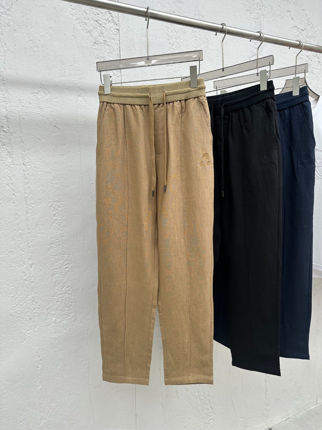 CK101-P275 【新品】贸易公司渠道臻品,系出名门,纯正血统品质,原厂代工出品,25年春夏新品!年度TOP王牌单品!!Lo*o Pi*na男士高端商务休闲抽绳天然亚麻裤/休闲裤!颇具意大利典型风格的时装,在面料选取和工艺方面都相当考究,通体的造型有着 LP 家族强烈的美学基因,低调且奢华,优雅且高贵,每一个细节都在力证品牌自身的高级感,裤身束绳饰有标志性品牌标识,属于灵魂式的注入,非常精致时髦,且有力标榜了身份!可预测性的爆卖单品,自带热售体质,每一季的招牌单品,亚麻单品在时装领域不断轮回演绎,有着超高的搭配缘和亲和力,深受现代都市人士青睐!客供臻选100%Linen原生态环保亚麻面料,特殊成衣工艺处理,完美兼具了舒适感与透气性,亲肤性绝佳,颠覆想象,吸湿性同样亦优越,自成一派的独特风格,散热效果佳,纹理构造还原了亚麻自然纯粹与质朴的本色,视觉方面相当耐看,意境十足!剪裁精良,通体遵循极简主义基调设计,无更多工艺点缀附加,干净清爽且利落,提供了更大的穿搭兼容空间,细节精湛考究,辅料全系客供,束绳装饰采用羊皮材质打造,顶级专属定制拉链,处处彰显了匠心工艺!配色清爽百搭,腰部采用别致抽绳系带松紧设计,亦庄亦谐,简约大气而不失时髦感,可遇而不可求,上身效果气质与气场兼收,商务通勤与出街休闲完美驾驭!对于有亚麻情怀和面料控的人绝对别错过,亚麻单品属于衣橱必备的单品,可以轻松演绎自己的亚麻生活哲学!
颜色:卡其色 蓝色 黑色
尺码:M L XL XXL XXXL
尺码数据:
M码:腰围68cm(平铺测量未拉伸)-腿围30cm-裆位33cm-裤长98cm
L码:腰围72cm(平铺测量未拉伸)-腿围31cm-裆位34cm-裤长99cm
XL码:腰围76cm(平铺测量未拉伸)-腿围32cm-裆位35cm-裤长100cm
XXL码:腰围80cm(平铺测量未拉伸)-腿围33cm-裆位36cm-裤长101cm
XXXL码:腰围84cm(平铺测量未拉伸)-腿围34cm-裆位37cm-裤长102cm