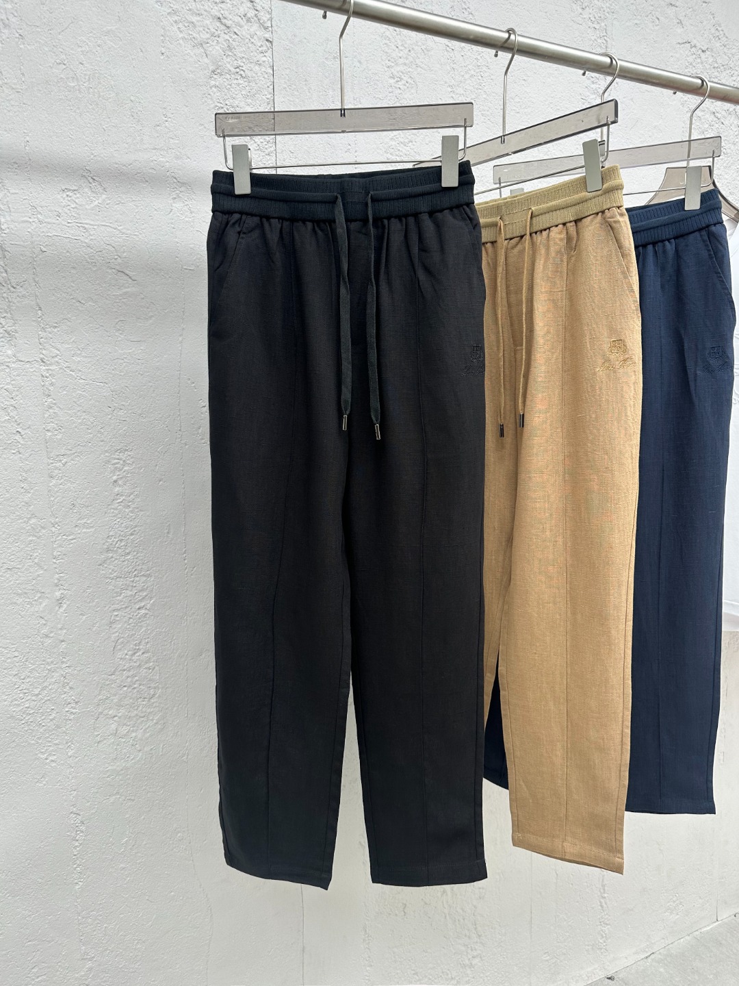 CK101-P275 【新品】贸易公司渠道臻品,系出名门,纯正血统品质,原厂代工出品,25年春夏新品!年度TOP王牌单品!!Lo*o Pi*na男士高端商务休闲抽绳天然亚麻裤/休闲裤!颇具意大利典型风格的时装,在面料选取和工艺方面都相当考究,通体的造型有着 LP 家族强烈的美学基因,低调且奢华,优雅且高贵,每一个细节都在力证品牌自身的高级感,裤身束绳饰有标志性品牌标识,属于灵魂式的注入,非常精致时髦,且有力标榜了身份!可预测性的爆卖单品,自带热售体质,每一季的招牌单品,亚麻单品在时装领域不断轮回演绎,有着超高的搭配缘和亲和力,深受现代都市人士青睐!客供臻选100%Linen原生态环保亚麻面料,特殊成衣工艺处理,完美兼具了舒适感与透气性,亲肤性绝佳,颠覆想象,吸湿性同样亦优越,自成一派的独特风格,散热效果佳,纹理构造还原了亚麻自然纯粹与质朴的本色,视觉方面相当耐看,意境十足!剪裁精良,通体遵循极简主义基调设计,无更多工艺点缀附加,干净清爽且利落,提供了更大的穿搭兼容空间,细节精湛考究,辅料全系客供,束绳装饰采用羊皮材质打造,顶级专属定制拉链,处处彰显了匠心工艺!配色清爽百搭,腰部采用别致抽绳系带松紧设计,亦庄亦谐,简约大气而不失时髦感,可遇而不可求,上身效果气质与气场兼收,商务通勤与出街休闲完美驾驭!对于有亚麻情怀和面料控的人绝对别错过,亚麻单品属于衣橱必备的单品,可以轻松演绎自己的亚麻生活哲学!
颜色:卡其色 蓝色 黑色
尺码:M L XL XXL XXXL
尺码数据:
M码:腰围68cm(平铺测量未拉伸)-腿围30cm-裆位33cm-裤长98cm
L码:腰围72cm(平铺测量未拉伸)-腿围31cm-裆位34cm-裤长99cm
XL码:腰围76cm(平铺测量未拉伸)-腿围32cm-裆位35cm-裤长100cm
XXL码:腰围80cm(平铺测量未拉伸)-腿围33cm-裆位36cm-裤长101cm
XXXL码:腰围84cm(平铺测量未拉伸)-腿围34cm-裆位37cm-裤长102cm