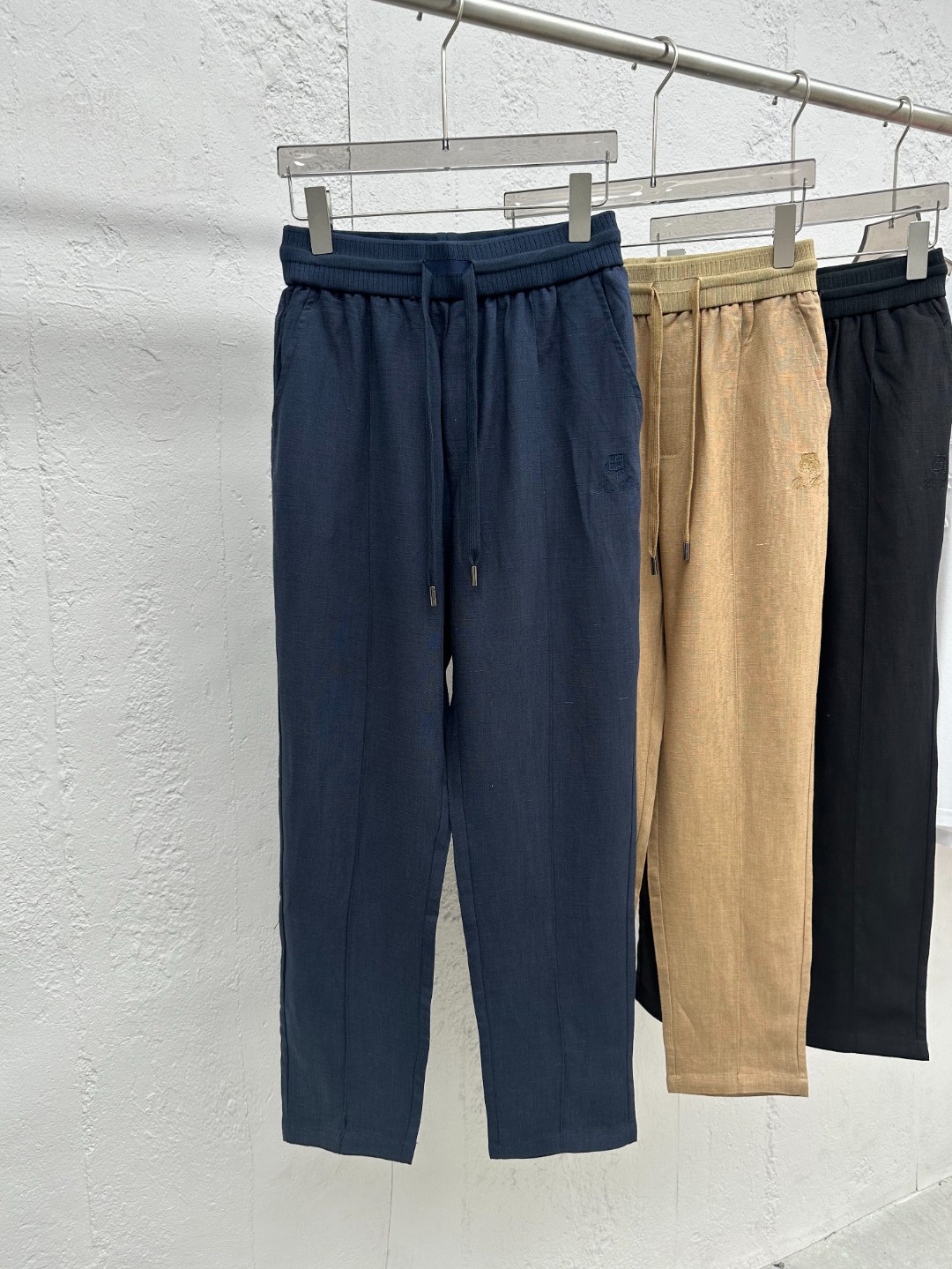 CK101-P275 【新品】贸易公司渠道臻品,系出名门,纯正血统品质,原厂代工出品,25年春夏新品!年度TOP王牌单品!!Lo*o Pi*na男士高端商务休闲抽绳天然亚麻裤/休闲裤!颇具意大利典型风格的时装,在面料选取和工艺方面都相当考究,通体的造型有着 LP 家族强烈的美学基因,低调且奢华,优雅且高贵,每一个细节都在力证品牌自身的高级感,裤身束绳饰有标志性品牌标识,属于灵魂式的注入,非常精致时髦,且有力标榜了身份!可预测性的爆卖单品,自带热售体质,每一季的招牌单品,亚麻单品在时装领域不断轮回演绎,有着超高的搭配缘和亲和力,深受现代都市人士青睐!客供臻选100%Linen原生态环保亚麻面料,特殊成衣工艺处理,完美兼具了舒适感与透气性,亲肤性绝佳,颠覆想象,吸湿性同样亦优越,自成一派的独特风格,散热效果佳,纹理构造还原了亚麻自然纯粹与质朴的本色,视觉方面相当耐看,意境十足!剪裁精良,通体遵循极简主义基调设计,无更多工艺点缀附加,干净清爽且利落,提供了更大的穿搭兼容空间,细节精湛考究,辅料全系客供,束绳装饰采用羊皮材质打造,顶级专属定制拉链,处处彰显了匠心工艺!配色清爽百搭,腰部采用别致抽绳系带松紧设计,亦庄亦谐,简约大气而不失时髦感,可遇而不可求,上身效果气质与气场兼收,商务通勤与出街休闲完美驾驭!对于有亚麻情怀和面料控的人绝对别错过,亚麻单品属于衣橱必备的单品,可以轻松演绎自己的亚麻生活哲学!
颜色:卡其色 蓝色 黑色
尺码:M L XL XXL XXXL
尺码数据:
M码:腰围68cm(平铺测量未拉伸)-腿围30cm-裆位33cm-裤长98cm
L码:腰围72cm(平铺测量未拉伸)-腿围31cm-裆位34cm-裤长99cm
XL码:腰围76cm(平铺测量未拉伸)-腿围32cm-裆位35cm-裤长100cm
XXL码:腰围80cm(平铺测量未拉伸)-腿围33cm-裆位36cm-裤长101cm
XXXL码:腰围84cm(平铺测量未拉伸)-腿围34cm-裆位37cm-裤长102cm