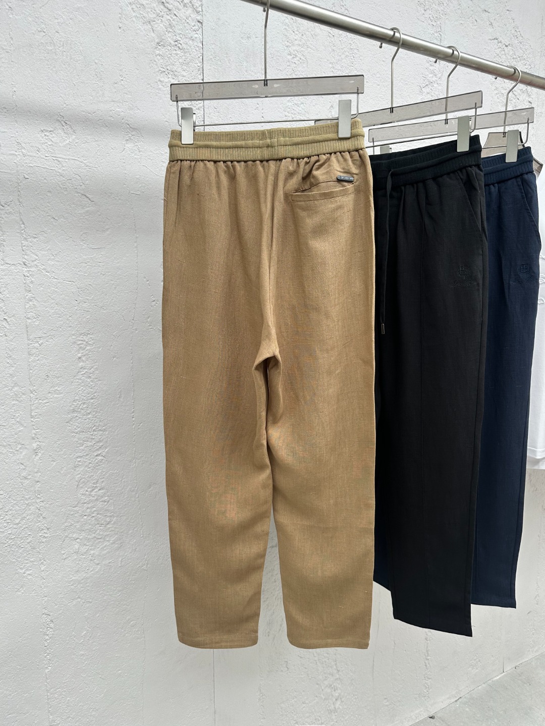 CK101-P275 【新品】贸易公司渠道臻品,系出名门,纯正血统品质,原厂代工出品,25年春夏新品!年度TOP王牌单品!!Lo*o Pi*na男士高端商务休闲抽绳天然亚麻裤/休闲裤!颇具意大利典型风格的时装,在面料选取和工艺方面都相当考究,通体的造型有着 LP 家族强烈的美学基因,低调且奢华,优雅且高贵,每一个细节都在力证品牌自身的高级感,裤身束绳饰有标志性品牌标识,属于灵魂式的注入,非常精致时髦,且有力标榜了身份!可预测性的爆卖单品,自带热售体质,每一季的招牌单品,亚麻单品在时装领域不断轮回演绎,有着超高的搭配缘和亲和力,深受现代都市人士青睐!客供臻选100%Linen原生态环保亚麻面料,特殊成衣工艺处理,完美兼具了舒适感与透气性,亲肤性绝佳,颠覆想象,吸湿性同样亦优越,自成一派的独特风格,散热效果佳,纹理构造还原了亚麻自然纯粹与质朴的本色,视觉方面相当耐看,意境十足!剪裁精良,通体遵循极简主义基调设计,无更多工艺点缀附加,干净清爽且利落,提供了更大的穿搭兼容空间,细节精湛考究,辅料全系客供,束绳装饰采用羊皮材质打造,顶级专属定制拉链,处处彰显了匠心工艺!配色清爽百搭,腰部采用别致抽绳系带松紧设计,亦庄亦谐,简约大气而不失时髦感,可遇而不可求,上身效果气质与气场兼收,商务通勤与出街休闲完美驾驭!对于有亚麻情怀和面料控的人绝对别错过,亚麻单品属于衣橱必备的单品,可以轻松演绎自己的亚麻生活哲学!
颜色:卡其色 蓝色 黑色
尺码:M L XL XXL XXXL
尺码数据:
M码:腰围68cm(平铺测量未拉伸)-腿围30cm-裆位33cm-裤长98cm
L码:腰围72cm(平铺测量未拉伸)-腿围31cm-裆位34cm-裤长99cm
XL码:腰围76cm(平铺测量未拉伸)-腿围32cm-裆位35cm-裤长100cm
XXL码:腰围80cm(平铺测量未拉伸)-腿围33cm-裆位36cm-裤长101cm
XXXL码:腰围84cm(平铺测量未拉伸)-腿围34cm-裆位37cm-裤长102cm