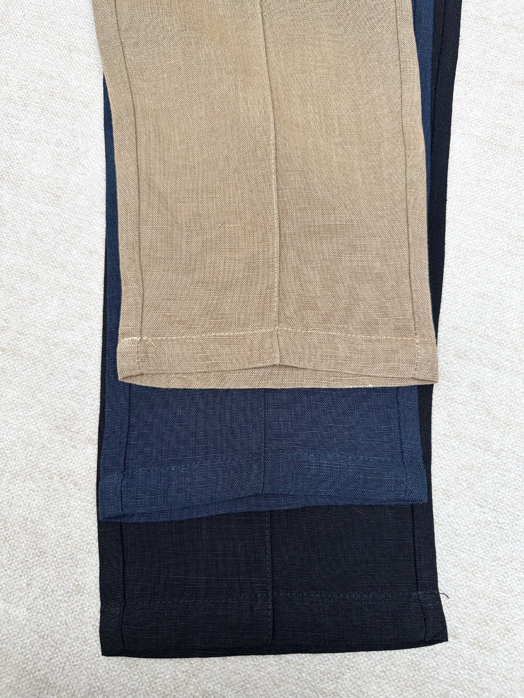 CK101-P275 【新品】贸易公司渠道臻品,系出名门,纯正血统品质,原厂代工出品,25年春夏新品!年度TOP王牌单品!!Lo*o Pi*na男士高端商务休闲抽绳天然亚麻裤/休闲裤!颇具意大利典型风格的时装,在面料选取和工艺方面都相当考究,通体的造型有着 LP 家族强烈的美学基因,低调且奢华,优雅且高贵,每一个细节都在力证品牌自身的高级感,裤身束绳饰有标志性品牌标识,属于灵魂式的注入,非常精致时髦,且有力标榜了身份!可预测性的爆卖单品,自带热售体质,每一季的招牌单品,亚麻单品在时装领域不断轮回演绎,有着超高的搭配缘和亲和力,深受现代都市人士青睐!客供臻选100%Linen原生态环保亚麻面料,特殊成衣工艺处理,完美兼具了舒适感与透气性,亲肤性绝佳,颠覆想象,吸湿性同样亦优越,自成一派的独特风格,散热效果佳,纹理构造还原了亚麻自然纯粹与质朴的本色,视觉方面相当耐看,意境十足!剪裁精良,通体遵循极简主义基调设计,无更多工艺点缀附加,干净清爽且利落,提供了更大的穿搭兼容空间,细节精湛考究,辅料全系客供,束绳装饰采用羊皮材质打造,顶级专属定制拉链,处处彰显了匠心工艺!配色清爽百搭,腰部采用别致抽绳系带松紧设计,亦庄亦谐,简约大气而不失时髦感,可遇而不可求,上身效果气质与气场兼收,商务通勤与出街休闲完美驾驭!对于有亚麻情怀和面料控的人绝对别错过,亚麻单品属于衣橱必备的单品,可以轻松演绎自己的亚麻生活哲学!
颜色:卡其色 蓝色 黑色
尺码:M L XL XXL XXXL
尺码数据:
M码:腰围68cm(平铺测量未拉伸)-腿围30cm-裆位33cm-裤长98cm
L码:腰围72cm(平铺测量未拉伸)-腿围31cm-裆位34cm-裤长99cm
XL码:腰围76cm(平铺测量未拉伸)-腿围32cm-裆位35cm-裤长100cm
XXL码:腰围80cm(平铺测量未拉伸)-腿围33cm-裆位36cm-裤长101cm
XXXL码:腰围84cm(平铺测量未拉伸)-腿围34cm-裆位37cm-裤长102cm
