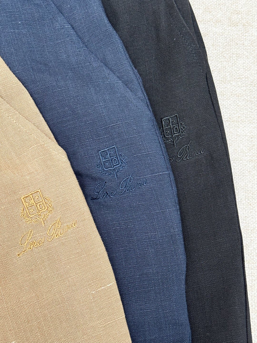 CK101-P275 【新品】贸易公司渠道臻品,系出名门,纯正血统品质,原厂代工出品,25年春夏新品!年度TOP王牌单品!!Lo*o Pi*na男士高端商务休闲抽绳天然亚麻裤/休闲裤!颇具意大利典型风格的时装,在面料选取和工艺方面都相当考究,通体的造型有着 LP 家族强烈的美学基因,低调且奢华,优雅且高贵,每一个细节都在力证品牌自身的高级感,裤身束绳饰有标志性品牌标识,属于灵魂式的注入,非常精致时髦,且有力标榜了身份!可预测性的爆卖单品,自带热售体质,每一季的招牌单品,亚麻单品在时装领域不断轮回演绎,有着超高的搭配缘和亲和力,深受现代都市人士青睐!客供臻选100%Linen原生态环保亚麻面料,特殊成衣工艺处理,完美兼具了舒适感与透气性,亲肤性绝佳,颠覆想象,吸湿性同样亦优越,自成一派的独特风格,散热效果佳,纹理构造还原了亚麻自然纯粹与质朴的本色,视觉方面相当耐看,意境十足!剪裁精良,通体遵循极简主义基调设计,无更多工艺点缀附加,干净清爽且利落,提供了更大的穿搭兼容空间,细节精湛考究,辅料全系客供,束绳装饰采用羊皮材质打造,顶级专属定制拉链,处处彰显了匠心工艺!配色清爽百搭,腰部采用别致抽绳系带松紧设计,亦庄亦谐,简约大气而不失时髦感,可遇而不可求,上身效果气质与气场兼收,商务通勤与出街休闲完美驾驭!对于有亚麻情怀和面料控的人绝对别错过,亚麻单品属于衣橱必备的单品,可以轻松演绎自己的亚麻生活哲学!
颜色:卡其色 蓝色 黑色
尺码:M L XL XXL XXXL
尺码数据:
M码:腰围68cm(平铺测量未拉伸)-腿围30cm-裆位33cm-裤长98cm
L码:腰围72cm(平铺测量未拉伸)-腿围31cm-裆位34cm-裤长99cm
XL码:腰围76cm(平铺测量未拉伸)-腿围32cm-裆位35cm-裤长100cm
XXL码:腰围80cm(平铺测量未拉伸)-腿围33cm-裆位36cm-裤长101cm
XXXL码:腰围84cm(平铺测量未拉伸)-腿围34cm-裆位37cm-裤长102cm