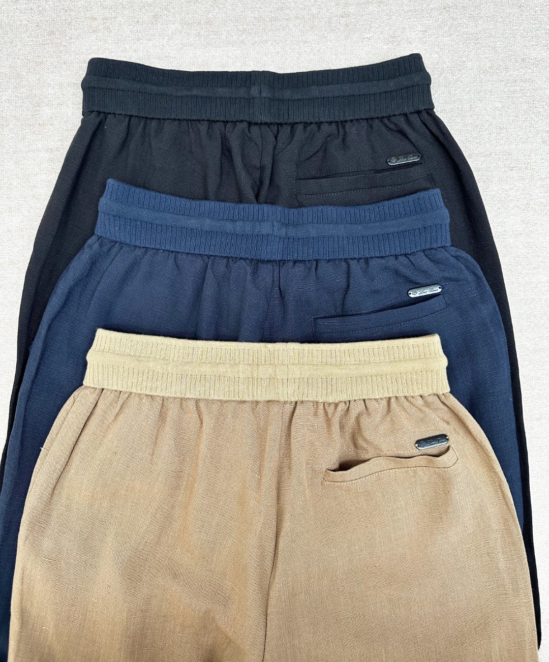 CK101-P275 【新品】贸易公司渠道臻品,系出名门,纯正血统品质,原厂代工出品,25年春夏新品!年度TOP王牌单品!!Lo*o Pi*na男士高端商务休闲抽绳天然亚麻裤/休闲裤!颇具意大利典型风格的时装,在面料选取和工艺方面都相当考究,通体的造型有着 LP 家族强烈的美学基因,低调且奢华,优雅且高贵,每一个细节都在力证品牌自身的高级感,裤身束绳饰有标志性品牌标识,属于灵魂式的注入,非常精致时髦,且有力标榜了身份!可预测性的爆卖单品,自带热售体质,每一季的招牌单品,亚麻单品在时装领域不断轮回演绎,有着超高的搭配缘和亲和力,深受现代都市人士青睐!客供臻选100%Linen原生态环保亚麻面料,特殊成衣工艺处理,完美兼具了舒适感与透气性,亲肤性绝佳,颠覆想象,吸湿性同样亦优越,自成一派的独特风格,散热效果佳,纹理构造还原了亚麻自然纯粹与质朴的本色,视觉方面相当耐看,意境十足!剪裁精良,通体遵循极简主义基调设计,无更多工艺点缀附加,干净清爽且利落,提供了更大的穿搭兼容空间,细节精湛考究,辅料全系客供,束绳装饰采用羊皮材质打造,顶级专属定制拉链,处处彰显了匠心工艺!配色清爽百搭,腰部采用别致抽绳系带松紧设计,亦庄亦谐,简约大气而不失时髦感,可遇而不可求,上身效果气质与气场兼收,商务通勤与出街休闲完美驾驭!对于有亚麻情怀和面料控的人绝对别错过,亚麻单品属于衣橱必备的单品,可以轻松演绎自己的亚麻生活哲学!
颜色:卡其色 蓝色 黑色
尺码:M L XL XXL XXXL
尺码数据:
M码:腰围68cm(平铺测量未拉伸)-腿围30cm-裆位33cm-裤长98cm
L码:腰围72cm(平铺测量未拉伸)-腿围31cm-裆位34cm-裤长99cm
XL码:腰围76cm(平铺测量未拉伸)-腿围32cm-裆位35cm-裤长100cm
XXL码:腰围80cm(平铺测量未拉伸)-腿围33cm-裆位36cm-裤长101cm
XXXL码:腰围84cm(平铺测量未拉伸)-腿围34cm-裆位37cm-裤长102cm