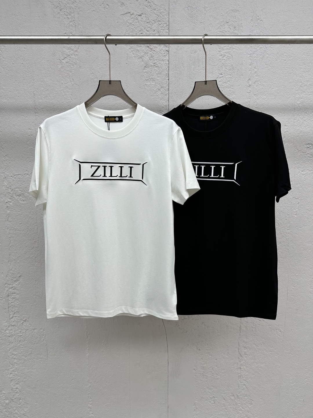 NO:450723,[New Product] Trading Company Channel Products. Spring and Summer New ZILLI Men's Fashion Casual Mercerated Cotton Round Neck Short-Sleeve T-shirt. ZILLI is a family-run French luxury brand focusing on high-end men's clothing. The brand was founded in 1970 and its founder is Alain Schimel. ZILLI has become a pioneer in men's clothing with its design and innovation of top leather jackets and has a leading position in the top men's clothing market. 12. The overall design style of this item continues the consistent tone, retaining the purest and natural minimalist route, clean and high-end tailoring, bringing minimalist aesthetics to the extreme, and the chest is decorated with brand embroidered logo badges, and the visual effect is extremely fashionable and stunning!  Customers provide top Japanese fabrics. This material is invincible and luxurious. It improves the fabric attributes to the first-class level. The finger touch is soft and delicate, and the skin touch is as smooth as silk satin. The comfort subverts imagination. It is amazing. What is worthy of being more amazing is its environmental protection and breathability. This is the king of fabrics and belongs to a high level!  The color matching is basic and versatile, with extremely high mixing and matching, and can be easily controlled for both business and leisure. It has nothing to do with age definition and is a single item with excellent styling!  Color White Black Size 48 50 52 54 56 Size Data 48 Shoulder width 44cm-Bust 100cm-Length 66cm 50 Shoulder width 45cm-Bust 104cm-Length 68cm 52 Shoulder width 46cm-Bust 108cm-Length 70cm 54 Shoulder width 48cm-Bust 112cm-Length 72cm 56 Shoulder width 50cm-Bust 116cm-Length 74cm,,alaia,jackets & coats,T-shirt,tees,t-shirt,alexander wang19860909【新品】贸易公司渠道货.春夏新款ZILLI男士时装款休闲丝光棉圆领短袖T恤.ZILLI是一个由家族经营的法国奢侈品牌,专注于高级男装.品牌成立于1970年,创始人是Alain Schimel.ZILLI以其顶级皮夹克的设计和创新,成为了男士服饰的先锋,并在顶级男装市场中占据领导地位12.该款单品整体的设计风格延续了一贯的基调,保留最纯粹且自然的极简路线,干净且高级剪裁,将极简主义美学发挥到极致,胸前饰有品牌刺绣标识徽章,视觉效果极为时髦惊艳！客供日本顶级面料,此用料无敌奢华,将面料属性提升到一流水准,指触柔软且细腻,肌触冰爽如丝缎般顺滑,舒适性颠覆想象,妙不可言,值得更惊艳的地方在于本身的环保性及透气性,此乃面料中的王者,属于高的境界！配色基础百搭,混搭性极高,商务休闲皆可轻松驾驭,无关年龄界定,造型感极佳的一款单品！ 颜色白色 黑色 尺码48 50 52 54 56 尺码数据 48码肩宽44cm-胸围100cm-衣长66cm 50码肩宽45cm-胸围104cm-衣长68cm 52码肩宽46cm-胸围108cm-衣长70cm 54码肩宽48cm-胸围112cm-衣长72cm 56码肩宽50cm-胸围116cm-衣长74cm,,alaia,jackets & coats,T-shirt,tees，t-shirt,alexander wang,Men's clothing