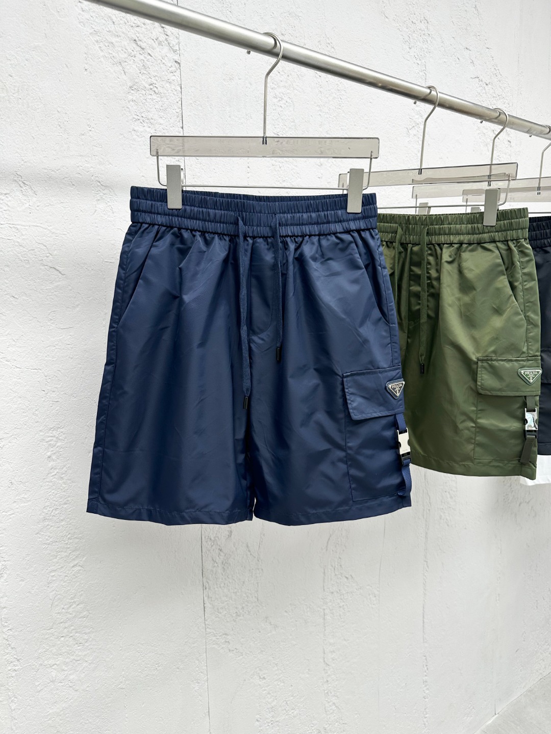 Prada Milano Men's Twill Cargo Shorts with Buckle Pockets - Casual Fit 4 o 1iqt4jvd31n8sg71924khrdnk36