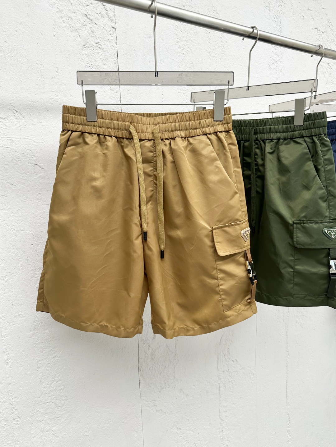 Prada Milano Men's Twill Cargo Shorts with Buckle Pockets - Casual Fit 6 o 1iqt4jvd412kut8j1996l883fl38