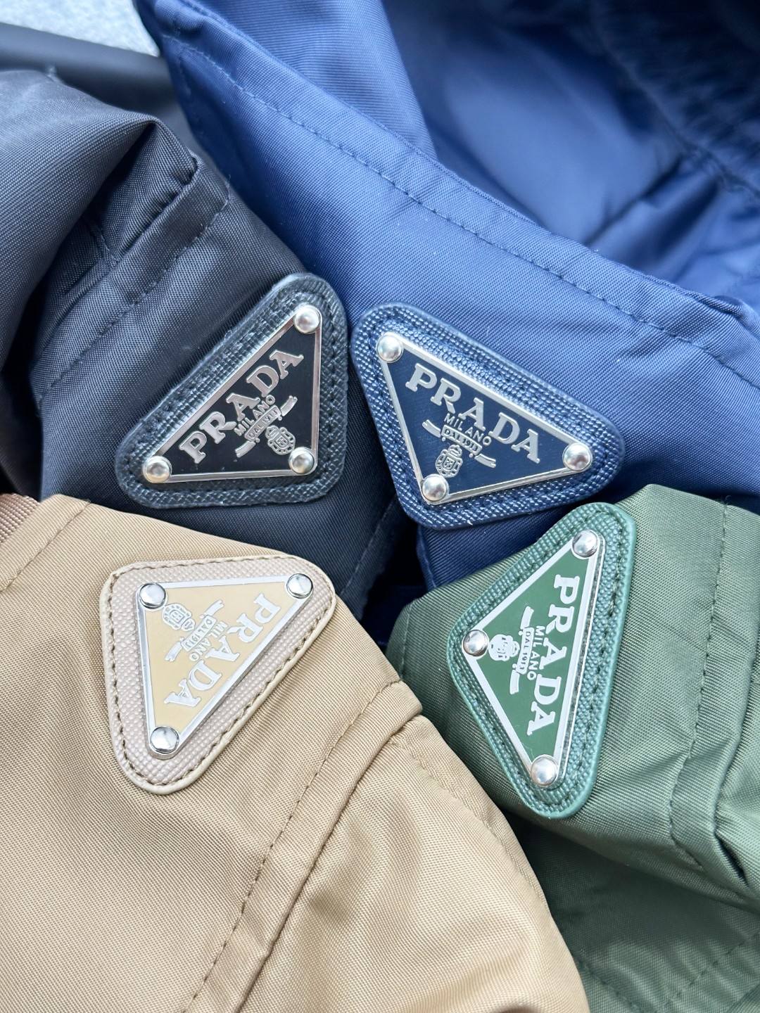 Prada Milano Men's Twill Cargo Shorts with Buckle Pockets - Casual Fit 10 o 1iqt4jvd51be71l2h11fs1mhuog53c