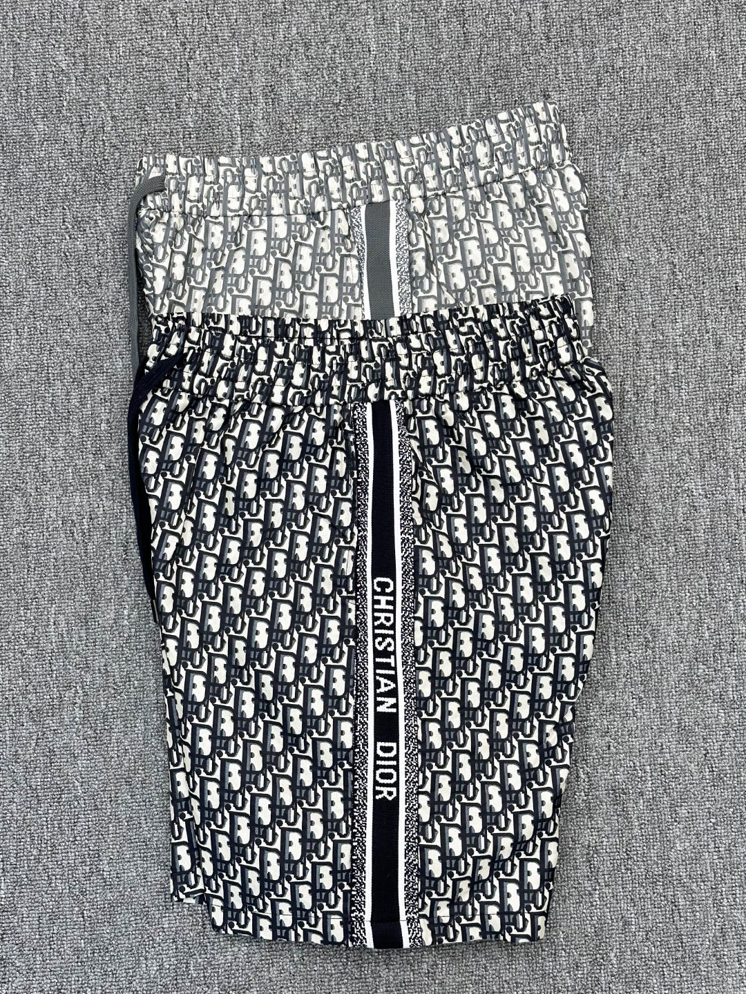 Dior Oblique Cotton Drawstring Shorts: Classic Pattern, Modern Style 10 o 1iqvik56d3i71h981ijeahmpr813