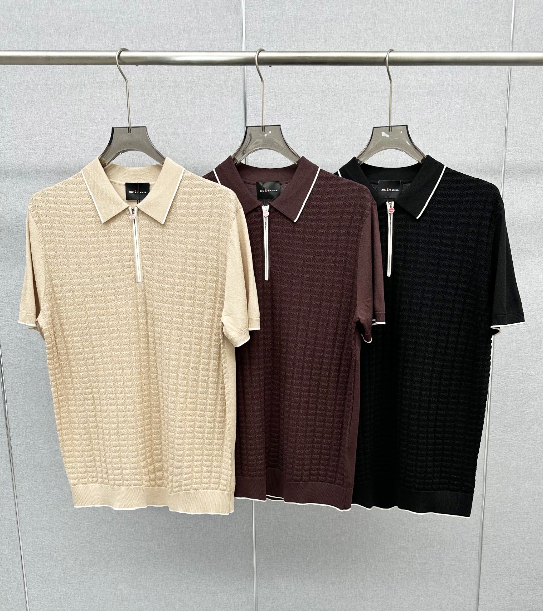 NO:471951,[New Product] Trading company channel goods, original Italian production, 2025 spring and summer new KITON Chiton men's fashion business casual linen blend knitted POLO shirt. It is known as a model in the fashion handicraft industry, royal aristocratic and elite royal brand, Prince Charles, Putin and Wall Street financial tycoons' first choice, and belongs to the world's top luxury men's clothing brand!  The overall design style follows the Ki family genes, the classic aristocratic old Qian style, is quite exquisite in fabric selection and craftsmanship, low-key and luxurious, elegant and noble. Every detail proves the brand's own sense of luxury. The iconic red zippers and buttons inject a subtle sense of fashion into the overall shape, and the details show taste and give full embellishment!  Customers have selected high-quality long-length cotton raw materials in the Nile area, blending 77 Linen Egypt's original ecological environmentally friendly linen material. The combination of the two greatly enhances the comfort and texture beauty. It is created through knitting technology, with excellent elastic space, excellent skin-friendly, excellent breathability, excellent heat dissipation, and excellent moisture absorption. The texture structure restores the natural pure and simple color of linen, which is quite eye-catching in terms of vision and full of artistic conception!  The color matching is pleasant, invincible and versatile. Don’t miss it for those who have linen feelings and fabric control. Line items are essential items in the wardrobe, and you can easily interpret your own linen life philosophy!  Color black Apricot color Coffee Size 48 50 52 54 56 Size data 48: bust 100cm-shoulder width 44cm-coat length 67cm-sleeve length 23cm 50: bust 104cm-shoulder width 45cm-coat length 68cm-sleeve length 24cm 52: bust 108cm-shoulder width 46cm-coat length 69cm-sleeve length 25cm 54: bust 112cm-shoulder width 47cm-coat length 70cm-sleeve length 26cm 56: bust 116cm-shoulder width 48cm-coat length 71cm-sleeve length 26cm.,,alexander wang19860909【新品】贸易公司渠道货,意大利原厂出品,2025春夏新款KITON奇顿男士时装款商务休闲亚麻混纺针织POLO衫.被誉为时装手工界的典范,皇室贵族及精英御用品牌,查尔斯王子和普京及华尔街金融大鳄们的首选,属于全球顶级奢华男装品牌！整体的设计风格沿袭了Ki家族基因,经典贵族老钱风,在面料选取和工艺方面都相当考究,低调且奢华,优雅且高贵,每一个细节都在力证品牌自身的高级感,标志性红色拉链、纽扣为整体造型注入了微妙的时尚感,细节之处彰显品位,十足的加分点缀！客供甄选尼罗河区域光照极好的上等长绒棉花原料,融合 77 Linen埃及原生态环保亚麻材质,两者的结合将舒适性极大的提升了舒适感与肌理美感,通过针织工艺打造,具备优良的弹力空间,亲肤性方面绝佳,透气性亦优越,散热效果佳,吸湿性亦极好,纹理构造还原了亚麻自然纯粹与质朴的本色,视觉方面相当耐看,意境十足！配色讨喜,无敌的兼容百搭,对于有亚麻情怀和面料控的人绝对别错过,亚麻单品属于衣橱必备的单品,可以轻松演绎自己的亚麻生活哲学！ 颜色黑色 杏色 咖啡色 尺码48 50 52 54 56 尺码数据 48码:胸围100cm-肩宽44cm-衣长67cm-袖长23cm 50码:胸围104cm-肩宽45cm-衣长68cm-袖长24cm 52码:胸围108cm-肩宽46cm-衣长69cm-袖长25cm 54码:胸围112cm-肩宽47cm-衣长70cm-袖长26cm 56码:胸围116cm-肩宽48cm-衣长71cm-袖长26cm .,,alexander wang,Men's clothing