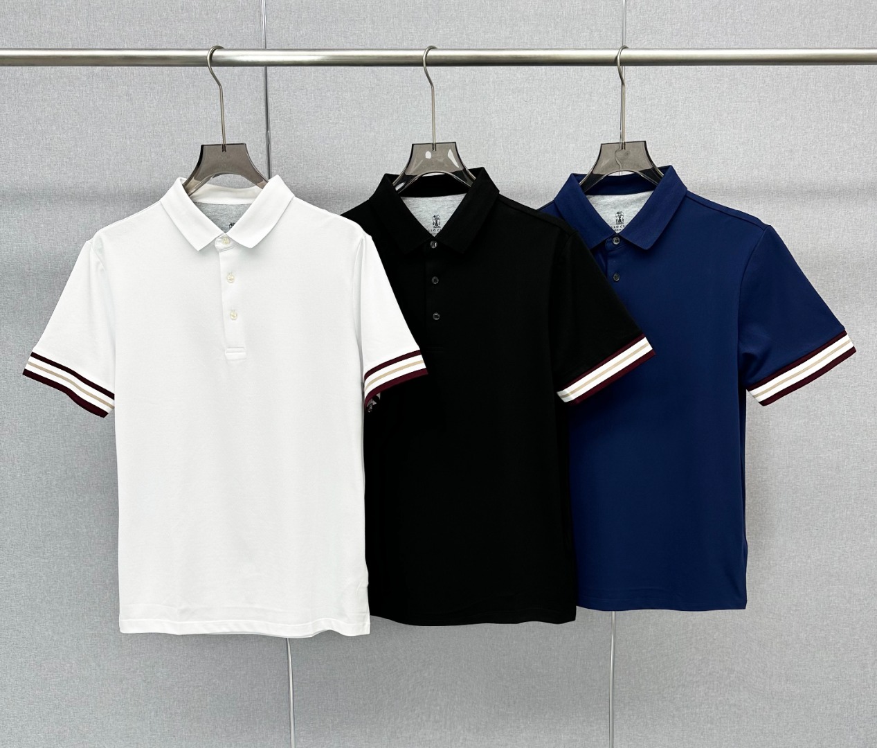 NO:440239,-New Products] Shanghai Trading Company Product, Pure Blood Quality, 2025 Summer New Products, Official Simultaneous Sale, Public K+!  BC men's business casual lapel polo POLO shirt!  BC is the world's top luxury brand from Italy, known as the 'king of cashmere' and the 'real luxury in the clothing industry' of low-key luxury!  Fashion with typical Italian style is quite exquisite in fabric selection and craftsmanship, which is very consistent with the BC aesthetic tone, low-key and luxurious, elegant and noble, and interprets simplicity to the extreme. The collar and cuffs are contrasted in color. This detail enriches the visual and brings a sense of fashion!  Customers supply high-end materials imported from Egypt, selected high-quality long-length cotton raw materials in the Nile area, and were made by Italian century-old workshops. The fabric attributes are all excellent. The mesh structure is delicate and natural, and the comfort and breathability are perfect. The touch experience is self-evident, and the ultimate luxury enjoyment!  The details are exquisite and exquisite, and the high-quality sense of high quality is everywhere. The selected top-grade fritillar buckle has its own natural texture structure. It is very ingenious, with light and exquisite color matching, versatile color system, extremely high-end and high-quality POLO shirt, both business and casual, is a very high-end and high-quality POLO shirt that is hard to come by!  Color White Black Blue Size S M L XL XXL Size Data S: Bust cm-shoulder width 45cm-length 67cm-sleeve length 21cm M: Bust 104cm-shoulder width 46cm-length 68cm-sleeve length 22cm L: Bust cm-shoulder width 47cm-length 69cm-sleeve length 23cm XL: Bust 112cm-shoulder width 48cm-length 70cm-sleeve length 24cm XXL: Bust 116cm-shoulder width 49cm-length 71cm-sleeve length 25cm, alexander wang19860909-新品】上海贸易公司货,纯正血统品质,2025夏季新品,官方同步售卖,公K+！BC男士商务休闲翻领马球POLO衫！BC来自意大利的世界顶级奢侈品牌,被誉为低调奢华的 “山羊绒之王” 和 “服装界真正的奢侈品”！颇具意大利典型风格的时装,在面料选取和工艺方面都相当考究,极符合 BC美学基调,低调且奢华,优雅且高贵,将简约阐释到极致,领部与袖口采用撞色处理,此细节即丰富了视觉亦让时髦感加持！客供埃及进口高级物料,甄选尼罗河区域光照极好的上等长绒棉花原料,经过意大利百年工坊定织定染而成,面料属性皆为上乘,网眼结构细腻自然,舒适性与透气性完美兼备,触感体验不言而喻,奢华极致享受！细节精湛考究,处处彰显了高级品质感,甄选的顶级贝母扣,自带天然纹理构造,非常匠心,配色轻熟有品,色系百搭,混搭空间极高,商务休闲兼具,非常高端优质的一款POLO衫,可遇而不可求！ 颜色白色 黑色 蓝色 尺码S M L XL XXL 尺码数据 S码:胸围cm-肩宽45cm-衣长67cm-袖长21cm M码:胸围104cm-肩宽46cm-衣长68cm-袖长22cm L码:胸围cm-肩宽47cm-衣长69cm-袖长23cm XL码:胸围112cm-肩宽48cm-衣长70cm-袖长24cm XXL码:胸围116cm-肩宽49cm-衣长71cm-袖长25cm,,alexander wang,Men's clothing
