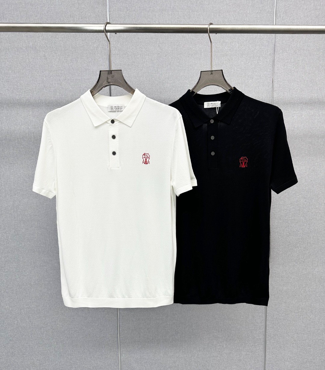 NO:471904,[New Product] Trading company channels are rare, 2025 summer new Brun*llo Cuci*elli men's top mulberry silk blend knitted fabric classic badge embroidery business casual short-sleeved Polo sweater!  This Polo shirt is made of silk-blend fabric provided by customer and is carefully woven from 90 mulberry silk and 10 spandex blended yarn. It is light and elastic, and has a silky feel, bringing the wearer an ultimate comfort experience!  At the same time, its excellent breathability also makes you still keep it refreshing and dry in the hot summer!  The crown Pegasus badge logo embroidery on the chest, and the three-bar closure on the placket, the lines are clean and neat. Each craft is rigorous and meticulous and cannot be picked, and it is set off with high quality and luxury at every moment!  The basic regular Polo shirt style tailoring design and minimalist style give you more matching possibilities, allowing you to wander freely between business and leisure. Such a brilliant and versatile item really doesn’t need to be said. As long as you close your eyes and buy one, you will never regret it!  Color White Black Size 48 50 52 54 56 Size Data 48 Shoulder width 41cm-Bust 94cm-Length 65cm Size 50 Shoulder width 42cm-Bust 98cm-Length 66cm Size 52 Shoulder width 43cm-Bust 102cm-Length 67cm Size 54 Shoulder width 45cm-Bust 106cm-Length 68cm Size 56 Shoulder width 47cm-Breast 110cm-Length 70cm., brunello cucinelli, T-shirt, real silk, alexander wang19860909【新品】贸易公司渠道稀出,2025夏季新款Brun*llo Cuci*elli男士顶级桑蚕丝混纺针织面料经典徽章刺绣商务休闲短袖Polo针织衫！该Polo衫采用客供定织的真丝混纺面料,以90桑蚕丝和10氨纶混纺纱线精心织造而成,轻薄而富有弹性,手感丝滑,为穿着者带来极致的舒适体验！同时其优秀的透气性能也使得在炎热的夏季,您依然能保持清爽干爽！胸前充满辨识度的皇冠飞马徽章标识刺绣,以及门襟三粒扣开合,线条干净工整,每一处工艺都严谨细致、无法挑剔,处处都衬托着高品质与奢华气场！基础常规的Polo衫版型剪裁设计,极简的款式赋予了更多搭配可能性,让你在商务与休闲之间游走自如,如此出彩的百搭级单品,真的无需多言,只要你闭眼入手一件,就绝对不会后悔！ 颜色白色 黑色 尺码48 50 52 54 56 尺码数据 48码肩宽41cm-胸围94cm-衣长65cm 50码肩宽42cm-胸围98cm-衣长66cm 52码肩宽43cm-胸围102cm-衣长67cm 54码肩宽45cm-胸围106cm-衣长68cm 56码肩宽47cm-胸围110cm-衣长70cm.,,brunello cucinelli,T-shirt,real silk,alexander wang,Men's clothing