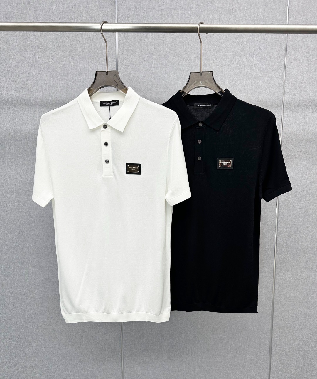 NO:471886,[New Product] Trading companies have a wide range of channels and are released on the official website at the same time!  2025 summer new Dol*e&Gab*ana top mulberry silk blend knitted fabric metal leather label nameplate business casual short-sleeved Polo sweater!  This Polo shirt is made of silk-blend fabric provided by customer and is carefully woven from 90 mulberry silk and 10 spandex blended yarn. It is light and elastic, and has a silky feel, bringing the wearer an ultimate comfort experience!  At the same time, its excellent breathability also makes you still keep it refreshing and dry in the hot summer!  The metal nameplate leather label decoration on the chest adds the sense of detail and high-end feeling of the clothes. This design is not only exquisite but also recognizable, allowing you to stand out from the crowd, but also highlight your taste and identity!  Basic regular style design, with capable and straight upper body effect, handsome and stylish, whether worn alone or as an inner wear, you can show your fashionable temperament and unique style!  Color black white Size 48 50 52 54 56 Size 48 shoulder width 42cm-bust 96cm-length 65cm Size 50 shoulder width 43cm-bust 100cm-length 66cm Size 52 shoulder width 44cm-bust 104cm-length 67cm Size 54 shoulder width 46cm-bust 108cm-length 68cm Size 56 shoulder width 48cm-bust 112cm-length 70cm.,,T-shirt,real silk,alexander wang19860909【新品】贸易公司渠道稀出,同步官网发售！2025夏季新款Dol*e&Gab*ana顶级桑蚕丝混纺针织面料金属皮标铭牌商务休闲短袖Polo针织衫！该Polo衫采用客供定织的真丝混纺面料,以90桑蚕丝和10氨纶混纺纱线精心织造而成,轻薄而富有弹性,手感丝滑,为穿着者带来极致的舒适体验！同时其优秀的透气性能也使得在炎热的夏季,您依然能保持清爽干爽！胸前的金属铭牌皮标装饰,增添了衣服的细节感和高级感,这个设计不仅精致且富有辨识度,让您在人群中脱颖而出,更彰显出您的品味与身份！基础常规版型设计,上身效果干练立挺,帅气有型,无论是单独穿着还是作为内搭,都能展现出您的时尚气质和独特风格！ 颜色黑色 白色 尺码48 50 52 54 56 48码肩宽42cm-胸围96cm-衣长65cm 50码肩宽43cm-胸围100cm-衣长66cm 52码肩宽44cm-胸围104cm-衣长67cm 54码肩宽46cm-胸围108cm-衣长68cm 56码肩宽48cm-胸围112cm-衣长70cm .,,T-shirt,real silk,alexander wang,Men's clothing