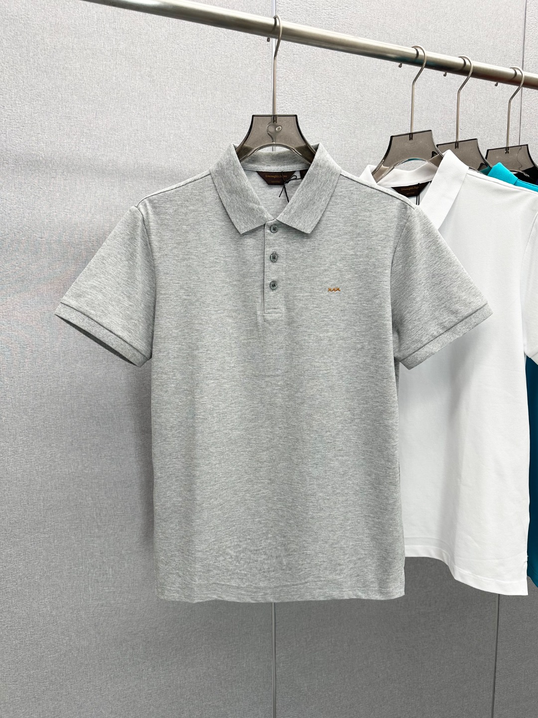 NO:460313,[New Product] Trading companies have sparse channels, and 4530RMB is sold on the official website at the same time!  New Summer Ermenegildo Zeg*a Men's Basic Solid Color Mercerated Bead Furniture Cotton Breast Classic XXX Logo Embroidered Business Casual Short Sleeve Polo Shirt!  EZ’s most classic main line series, both in style and design, can withstand the sophistication, and the low-key and calm style is very suitable for every business man!  This single product is specially designed for custom-woven mercerated bead flooring cotton cloth, with double-sided merceration technology, which feels silky and skin-friendly, and is refreshing and breathable on the upper body, with excellent comfort!  The classic XXX embroidery logo on the chest is embroidered with three-dimensional and full embroidery, the design is implicit and restrained, fully exuding the unique charm of a mature man, without looking old-fashioned!  The ribbed German Stoll machine-made woven with cuffs and lapels. It is washed for a long time and will not deform. It has a straight hem, a small slit on the side, and the placket buttons are all fixed-dyeed shell buckles. The whole body configuration is in a luxurious state!  The most classic and urgently needed POLO shirts follow the consistently neat tailoring, clean outlines, fit style, solid color and minimalist, which can be easily HOLD business and leisure for many occasions. They can be said to be a must-have item for elite men in summer!  Color white brick red gray peacock blue royal blue military green Size S M L XL XXL Size data S shoulder width 44cm-bust 100cm-length 66cm M shoulder width 45cm-bust 104cm-length 68cm L shoulder width 46cm-bust 108cm-length 70cm XL shoulder width 47cm-bust 112cm-length 72cm XXL shoulder width 48cm-bust 116cm-length 74cm, T-shirt,alexander wang19860909【新品】贸易公司渠道稀出,同步官网发售4530RMB！夏季新款Ermenegildo Zeg*a 男士基础纯色丝光珠地棉布胸前经典XXX徽标刺绣商务休闲短袖Polo衫！EZ家最为经典的主线系列,无论是版型还是设计都经得起考究,低调沉稳的风格,非常适合每一位商务男士！该单品精选客供定织丝光珠地棉布制成,双面丝光工艺加持,手感丝滑亲肤,上身清爽透气,拥有绝佳的着身舒适度！胸前经典的XXX刺绣标识点缀,刺绣立体饱满,设计含蓄内敛,充分的散发成熟男士的独特魅力感,又不会显得老气！袖口及翻领的罗纹德国Stoll机定织,久洗久穿不变形,平直下摆,侧边小开衩,门襟纽扣全系定染的贝壳扣,全身配置都达到了顶奢状态！最为经典且刚需的POLO衫,沿袭一贯地利落的剪裁,干净的轮廓,合身版型,纯色且极简,可以轻松HOLD住商务休闲等多种场合,可谓是精英男士们的夏季必备单品！ 颜色白色 砖红色 灰色 孔雀蓝 宝蓝色 军绿色 尺码S M L XL XXL 尺码数据 S码肩宽44cm-胸围100cm-衣长66cm M码肩宽45cm-胸围104cm-衣长68cm L码肩宽46cm-胸围108cm-衣长70cm XL码肩宽47cm-胸围112cm-衣长72cm XXL码肩宽48cm-胸围116cm-衣长74cm,,T-shirt,alexander wang,Men's clothing