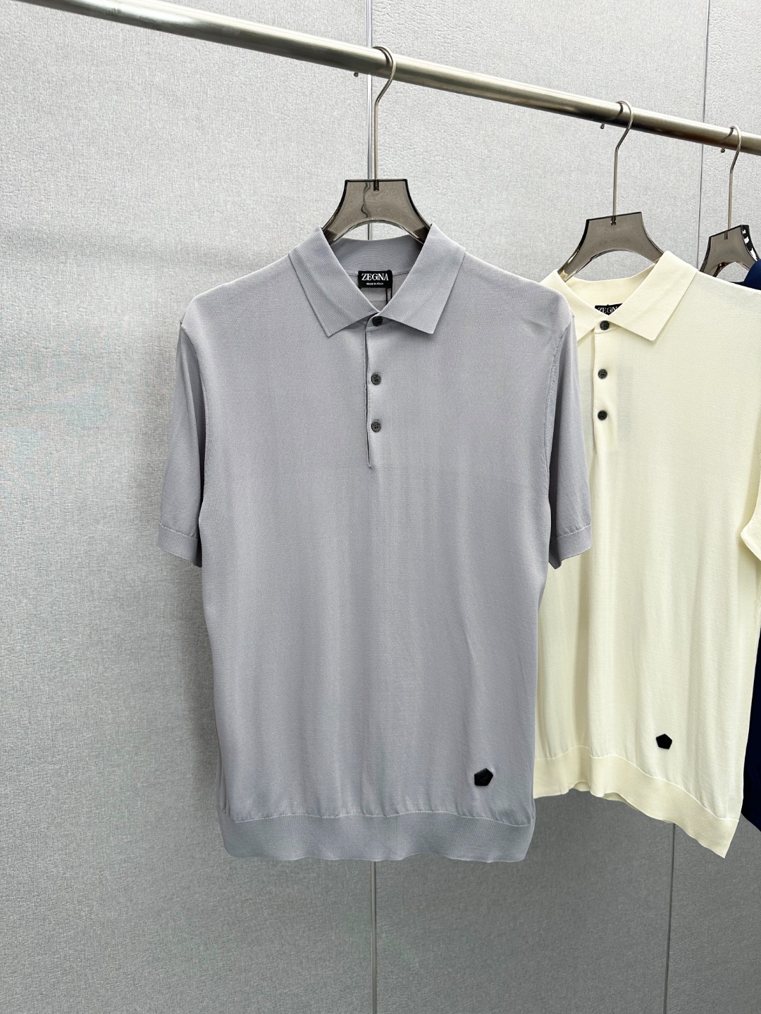 NO:456488,[New Product] Trading company channels are rare, 2025 summer new Zeg*a men's Z-leather logo badge logo full cotton knitted short-sleeved POLO shirt!  This Polo shirt is carefully woven with customized cotton yarn for customer supply. The fabric feels thin and soft, and has a full touch!  When you wear it, you will immediately feel a comfortable ice feeling without any stuffiness. This fabric not only has good breathability, but also effectively absorbs moisture and sweats, allowing you to stay dry and comfortable in any occasion!  In the design, there is a Z-shaped leather badge at the hem of this Polo shirt, which not only enhances the overall fashion sense, but also adds exquisite details to the clothing. Whether worn alone or inwardly, this Polo shirt can show your unique style!  The basic and regular style cutting is simple and elegant, suitable for all body types. Whether you are in a business occasion or in a casual party, it can make you easily cope!  Color off-white Caramel color Gray Blue Size 48 50 52 54 56 Size data 48 shoulder width 43cm-bust 92cm-clothing length 63cm 50 shoulder width 44cm-bust 96cm-clothing length 64cm 52 shoulder width 45cm-bust 100cm-clothing length 65cm 54 shoulder width 46cm-bust 104cm-clothing length 67cm 56 shoulder width 47cm-bust 108cm-clothing length 69cm, T-shirt,alexander wang19860909【新品】贸易公司渠道稀出,2025夏季新款Zeg*a男士Z子皮标徽章标识全棉针织短袖POLO衫！这款Polo衫采用了客供定制全棉纱线精心织造而成,面料手感轻薄柔软,触感十足！穿上它你会立刻感受到一种舒爽的冰感,完全不会有闷热感,这种面料不仅具有良好的透气性,还能有效地吸湿排汗,让你在任何场合都能保持干爽舒适！设计上这款Polo衫下摆处有一个Z字皮标徽章,这不仅提升了整体的时尚感,还为这件服饰增添了精致的细节,无论是单穿还是内搭,这款Polo衫都能展现出你的独特风格！基础常规的版型裁剪,简洁大方、适合各种体型,无论你是在商务场合还是休闲聚会中,它都能让你轻松应对！ 颜色米白色 焦糖色 灰色 蓝色 尺码48 50 52 54 56 尺码数据 48码肩宽43cm-胸围92cm-衣长63cm 50码肩宽44cm-胸围96cm-衣长64cm 52码肩宽45cm-胸围100cm-衣长65cm 54码肩宽46cm-胸围104cm-衣长67cm 56码肩宽47cm-胸围108cm-衣长69cm,,T-shirt,alexander wang,Men's clothing