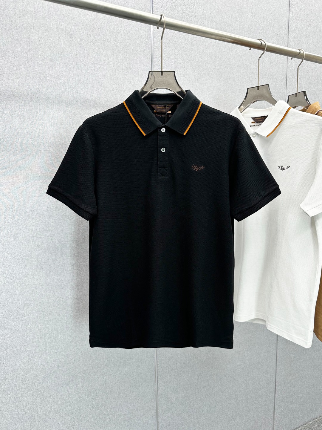 NO:460321,[New Product] Top foreign channel goods, pure blood quality, high-end original OEM, new summer Zeg*a embroidery logo men's bead floor cotton business casual lapel POLO shirt!  A POLO shirt with excellent quality and fabric craftsmanship, the style continues the minimalist and normal design of EZ's home, bringing the route of mature, elegant and capable to the extreme, both solemn and harmonious, restrained, implicit and steady, full of unique charm and style, combining fashion and temperament!  Customers supply high-end materials imported from Egypt, selected high-quality long-length cotton raw materials in the Nile area, and were made by Italian century-old workshops. They are extremely luxurious and special materials, with excellent fabric properties, delicate and natural mesh structure. After washing, the texture becomes more affinity, and the comfort and breathability are perfect. The touch experience is self-evident, and the ultimate luxury enjoyment!  The details are exquisite and exquisite, showing the quality everywhere, the chest is decorated with an iconic brand logo, and the back collar is decorated with classic contrasting embroidery, which is a soul-style close-up, and the high-end and exquisite shell buckle selected by the placket!  The color matching is light and versatile, and each color can interpret a unique styling effect. The upper body is fashionable and elegant, age-reducing, capable and full of energy. It is a POLO shirt that highlights temperament and taste. It is a perfect combination of urban high-end elite business and leisure!  Color white Khaki Black Size 46 48 50 52 54 Size data 46 size shoulder width 44cm-bust 100cm-length 66cm 48 size shoulder width 45cm-bust 104cm-length 68cm 50 size shoulder width 46cm-bust 108cm-length 70cm 52 size shoulder width 47cm-bust 112cm-length 72cm 54 size shoulder width 48cm-bust 116cm-length 74cm, alexander wang19860909【新品】顶级洋行渠道货,纯正血统品质,高端原厂代工出品,夏季新款Zeg*a刺绣标识男士珠地棉商务休闲翻领POLO衫！品相与面料工艺都极为拔尖的一款POLO衫,风格仍延续EZ家极简常态化的设计,将轻熟优雅干练的路线发挥到极致,亦庄亦谐,内敛含蓄稳重,充满独特魅力格调,集时髦与气质于一身！客供埃及进口高级物料,甄选尼罗河区域光照极好的上等长绒棉花原料,经过意大利百年工坊定织定染而成,极为奢华特殊的材质,面料属性皆为上乘,网眼结构细腻自然,经过水洗后,肌理变得更具亲和力,舒适性与透气性完美兼备,触感体验不言而喻,奢华极致享受！细节精湛考究,处处尽显品质感,胸前饰有标志性品牌标识,搭载后领经典撞色刺绣点缀,属于灵魂式的特写,门襟甄选的高级精美贝壳扣！配色轻熟百搭,每色都可诠释出别具一格的造型效果,上身时髦优雅且减龄,干练且精神气十足,属于非常凸显气质和品位的一款POLO衫,都市高端精英商务与休闲完美兼备！ 颜色白色 卡其色 黑色 尺码46 48 50 52 54 尺码数据 46码肩宽44cm-胸围100cm-衣长66cm 48码肩宽45cm-胸围104cm-衣长68cm 50码肩宽46cm-胸围108cm-衣长70cm 52码肩宽47cm-胸围112cm-衣长72cm 54码肩宽48cm-胸围116cm-衣长74cm,,alexander wang,Men's clothing