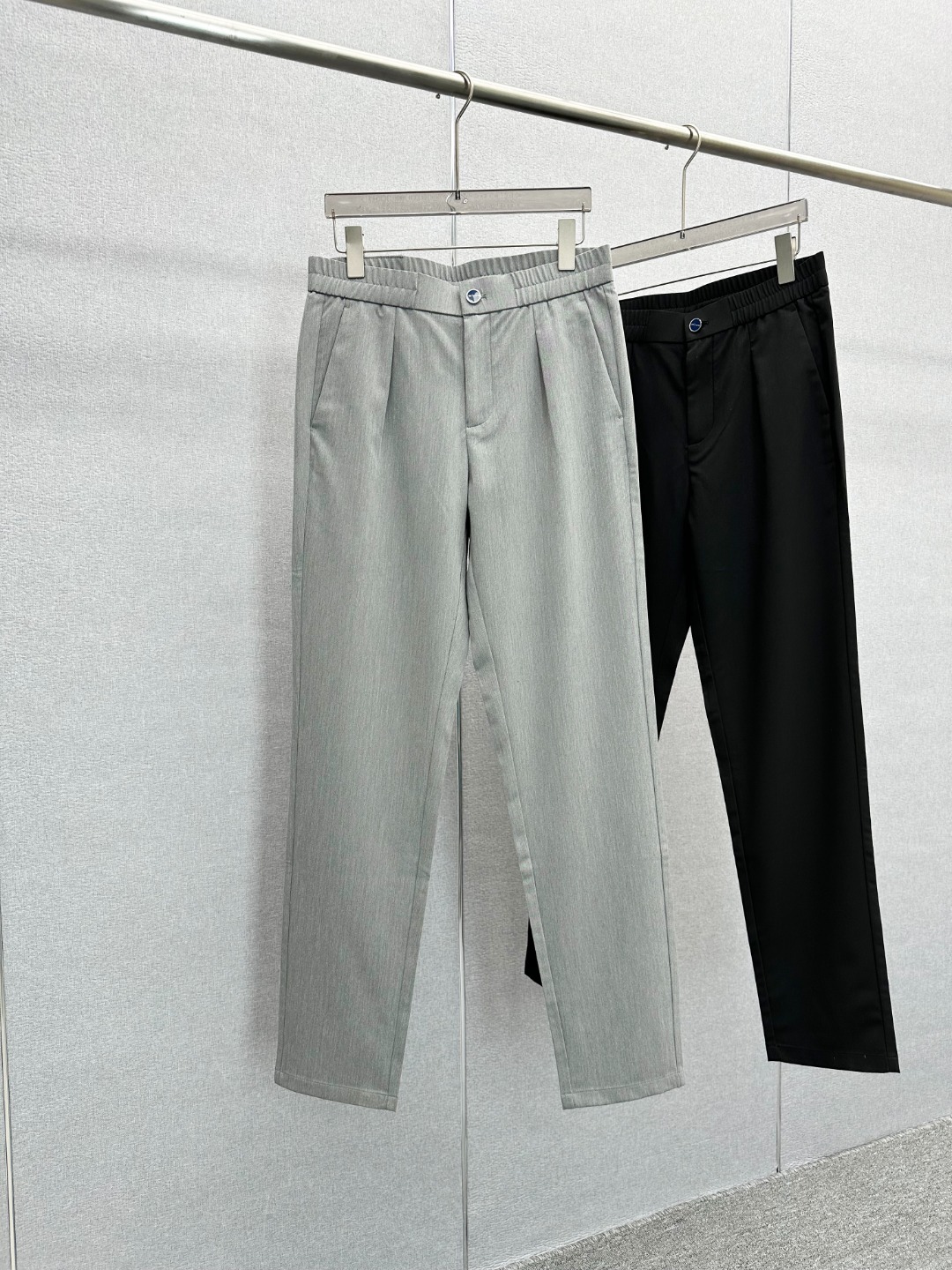 NO:414048,New Products] Trading company channel goods, original Italian production, new products in spring and summer 2025, classic and luxurious works!  !  The appearance is perfect!  !  Kiton men's high-end business casual thin ice silk drawstring lace-up casual pants. It is known as a model in the fashion handicraft industry. It is a royal aristocrat and elite royal brand. It is the first choice for Prince Charles, Putin and Wall Street financial tycoons. It is the world's top luxury men's clothing brand!  The overall design style follows the Ki family genes, the classic aristocratic old Qian style, is quite exquisite in fabric selection and craftsmanship, low-key and luxurious, elegant and noble. Every detail proves the brand's own sense of luxury. The new blue buttons inject a subtle sense of fashion into the overall shape, the details show taste, and the full embellishment!  The designer cleverly mixes fashion elements with urban casual, with a small retro tone, which weakens the strong sense of fashion to a certain extent, balances the relationship between seriousness and leisure. The multiple waist circumference design is equipped with a unique embroidered brand waist brand, which enriches the vision and gives identity blessing!  The new technology Tiansi cotton blend fabric imported from Italy is a unique type on the market, with an invincible texture, excellent skin-friendly, refreshing, silky and breathable, and walking 'air conditioning pants'!  It comes with elasticity, excellent gloss, and is processed without ironing. It has a smooth and comfortable drape. It is invincible and luxurious. It completely subverts the imagination. It is a feeling of not wanting to take off easily once you put it on!  The upper body is light and has no burden, with excellent tailoring, and the elastic waist drawstring design combined with the trouser legs slightly closed details. It is the most fashionable element of the season. It can easily stretch the leg lines and perfectly shape the visual proportions!  Color black gray Size M L XL XXL XXXL Size data M: waist circumference 76cm-leg circumference 28cm-crotch position 282cm-trouser length 108cm L: waist circumference 80cm-leg circumference 29cm-crotch position 29cm-trouser length 109cm XL: waist circumference 84cm-leg circumference 30cm-crotch position 30cm-trouser length 110cm XXL: waist circumference 88cm-leg circumference 31cm-crotch position 31cm-trouser length 111cm XXXL: waist circumference 92cm-leg circumference 32cm-crotch position 32cm-trouser length 112cm, alexander wang19860909新品】贸易公司渠道货,意大利原厂出品,2025春夏新品,经典奢华之作！！品相完美如斯！！Kiton奇顿男士高端商务休闲薄款冰丝抽绳系带休闲裤.被誉为时装手工界的典范,皇室贵族及精英御用品牌,查尔斯王子和普京及华尔街金融大鳄们的首选,属于全球顶级奢华男装品牌！整体的设计风格沿袭了Ki家族基因,经典贵族老钱风,在面料选取和工艺方面都相当考究,低调且奢华,优雅且高贵,每一个细节都在力证品牌自身的高级感,全新蓝色纽扣为整体造型注入了微妙的时尚感,细节之处彰显品位,十足的加分点缀！设计师将时装元素与都市休闲巧妙混搭结合,有着小复古的腔调,在一定程度上弱化了强烈的时装感,平衡了严肃与休闲之间的关系,多重腰围开合设计,搭载后腰独特的刺绣体品牌腰牌,即丰富了视觉亦让身份加持！意大利进口的新型科技天丝棉混纺面料,市面上独一无二的类型,质感无敌,亲肤性极佳,冰爽丝滑透气,行走的“空调裤”！自带弹力,光泽度极好,免烫工艺处理,垂感顺滑舒适,触感无敌奢华妙不可言,完全颠覆想象,属于一旦穿上便不想轻易脱下的感触体验！上身轻便无负担感,剪裁精良,松紧腰抽绳设计结合裤脚微收细节,属于当季最流型的时髦元素,可以轻松拉伸腿部线条,视觉比例得到完美塑造！ 颜色黑色 灰色 尺码 M L XL XXL XXXL 尺码数据 M码:腰围76cm-腿围28cm-裆位282cm-裤长108cm L码:腰围80cm-腿围29cm-裆位29cm-裤长109cm XL码:腰围84cm-腿围30cm-裆位30cm-裤长110cm XXL码:腰围88cm-腿围31cm-裆位31cm-裤长111cm XXXL码:腰围92cm-腿围32cm-裆位32cm-裤长112cm,,alexander wang,Men's clothing