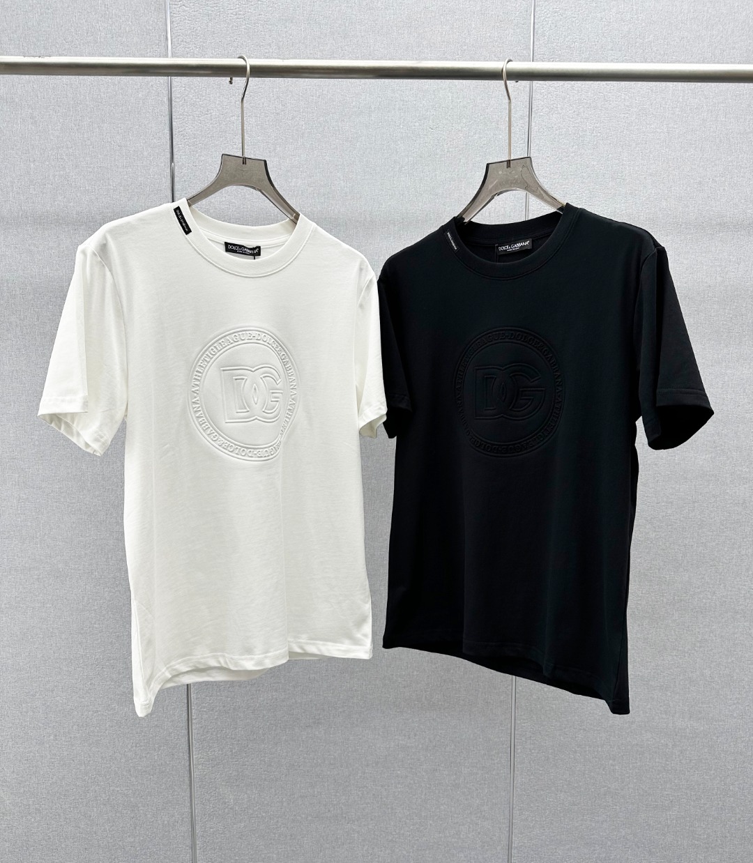 NO:420447,【New Product】 Trading companies are rare. Spring and summer Dol*e&Ga*ba*a/Dougabanna simple embossed logo printed round neck short-sleeved T-shirt. Regular design and tailor-made, both personalized and fashionable, and is inherently extraordinary. It is suitable for wearing inside alone! Knitted cotton fabric, an extraordinary texture experience, is known as the most suitable cotton fabric for summer, light and breathable, excellent comfort, soft and delicate and more natural. The fixed-woven double-layer ribbed neckline design is designed to make the flat and smooth and not easily deformed. The simple DG embossed brand logo print on the chest is still creating an alternative luxury and fashionable atmosphere, becoming a new concept that breaks out of the cocoon. Color black and white Size S M L XL XXL Size data S: bust 102cm-shoulder width 46cm-shoulder length 68cm-sleeved length 21cm  M size: bust 106cm-shoulder width 47cm-length 69cm-sleeve length 22cm L size: bust 110cm-shoulder width 48cm-sleeve length 70cm-sleeve length 23cm XL size: bust 114cm-shoulder width 49cm-sleeve length 71cm-sleeve length 24cm XXL size: bust 118cm-shoulder width 50cm-sleeve length 72cm-sleeve length 24cm, Dolce & Gabbana, T-shirt,tees, t-shirt,alexander wang19860909【新品】贸易公司稀出.春夏Dol*e&Ga*ba*a/杜嘉班纳简约浮雕标识印花圆领短袖T恤 常规设计裁剪,兼具个性时尚范儿,与生俱来的不平凡.单穿内搭皆适宜!针织棉面料,非同一般的质感体验,号称最适合夏季的棉质面料,轻盈透气,舒适感极佳,柔软细腻更为自然.定织型的双层罗纹领口设计,平整服贴不易变形.胸口简约DG浮雕品牌LOGO标识印花依旧,营造出另类的奢华时尚气息,成为破茧而出的新概念. 颜色黑色 白色 尺码S M L XL XXL 尺码数据 S码:胸围102cm-肩宽46cm-衣长68cm-袖长21cm M码:胸围106cm-肩宽47cm-衣长69cm-袖长22cm L码:胸围110cm-肩宽48cm-衣长70cm-袖长23cm XL码:胸围114cm-肩宽49cm-衣长71cm-袖长24cm XXL码:胸围118cm-肩宽50cm-衣长72cm-袖长24cm,,Dolce&Gabbana,T-shirt,tees，t-shirt,alexander wang,Men's clothing