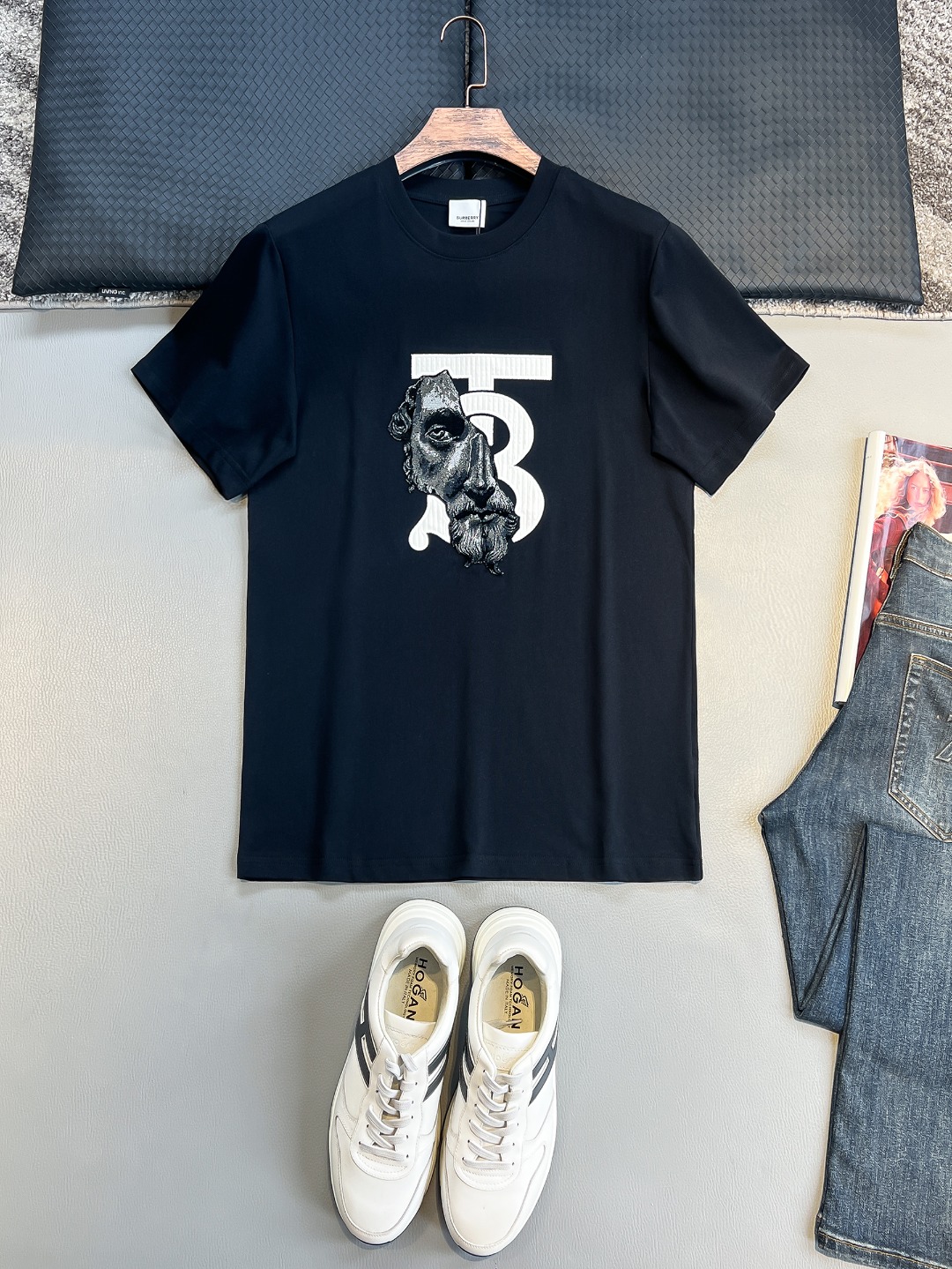 P120🍀【新品】香港洋行渠道货.2025夏季新品Bur*erry 全是残缺肖像植绒标识短袖T恤 .精简魅力在于创造了奢华感的时尚,随意搭配感受英式风格独特气质.针织棉面料,质地手感都是完完全全的精品力作,舒爽透气,裁剪版型的功底见证英式经典的魅力所在.焕然一新的典藏级别TB标签无需刻意去解释.全新刺绣+立体植绒工艺制作,色泽及立体感彰显无以比拟的精细度及优越性....
颜色：黑色 白色 
尺码：S M L XL XXL
尺码数据：
S码:胸围102cm-肩宽45cm-衣长69cm-袖长22cm
M码:胸围106cm-肩宽46cm-衣长70cm-袖长23cm
L码:胸围110cm-肩宽47cm-衣长71cm-袖长24cm
XL码:胸围114cm-肩宽48cm-衣长72cm-袖长25cm
XXL码:胸围118cm-肩宽49cm-衣长73cm-袖长26cm
