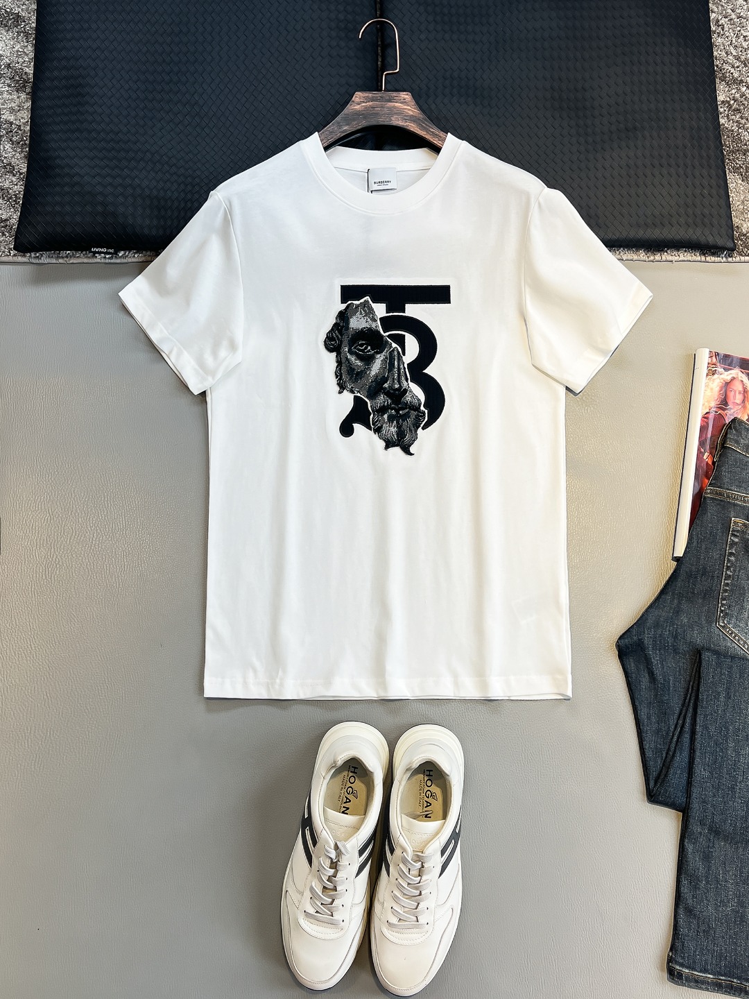 P120🍀【新品】香港洋行渠道货.2025夏季新品Bur*erry 全是残缺肖像植绒标识短袖T恤 .精简魅力在于创造了奢华感的时尚,随意搭配感受英式风格独特气质.针织棉面料,质地手感都是完完全全的精品力作,舒爽透气,裁剪版型的功底见证英式经典的魅力所在.焕然一新的典藏级别TB标签无需刻意去解释.全新刺绣+立体植绒工艺制作,色泽及立体感彰显无以比拟的精细度及优越性....
颜色：黑色 白色 
尺码：S M L XL XXL
尺码数据：
S码:胸围102cm-肩宽45cm-衣长69cm-袖长22cm
M码:胸围106cm-肩宽46cm-衣长70cm-袖长23cm
L码:胸围110cm-肩宽47cm-衣长71cm-袖长24cm
XL码:胸围114cm-肩宽48cm-衣长72cm-袖长25cm
XXL码:胸围118cm-肩宽49cm-衣长73cm-袖长26cm
