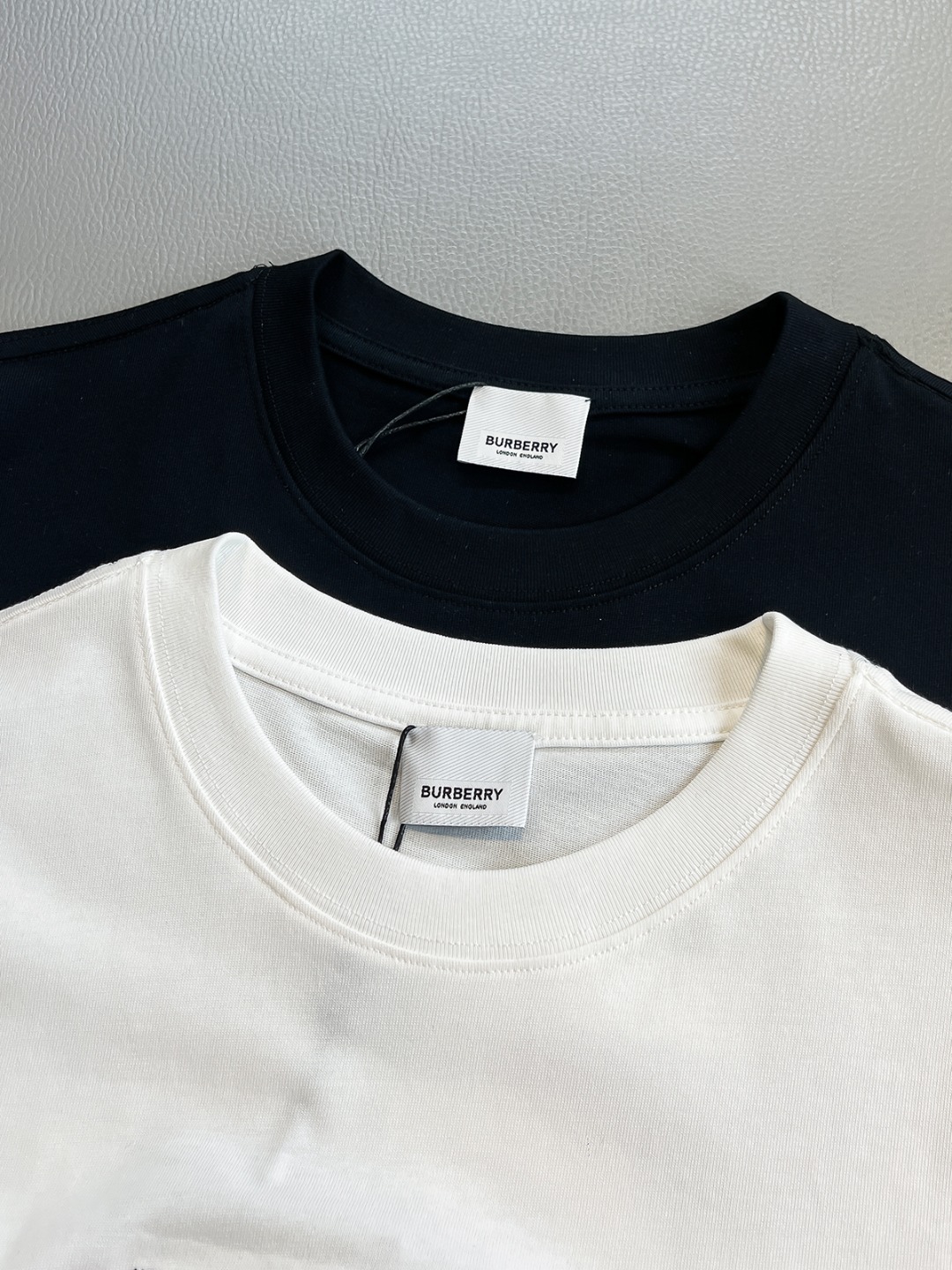 P120🍀【新品】香港洋行渠道货.2025夏季新品Bur*erry 全是残缺肖像植绒标识短袖T恤 .精简魅力在于创造了奢华感的时尚,随意搭配感受英式风格独特气质.针织棉面料,质地手感都是完完全全的精品力作,舒爽透气,裁剪版型的功底见证英式经典的魅力所在.焕然一新的典藏级别TB标签无需刻意去解释.全新刺绣+立体植绒工艺制作,色泽及立体感彰显无以比拟的精细度及优越性....
颜色：黑色 白色 
尺码：S M L XL XXL
尺码数据：
S码:胸围102cm-肩宽45cm-衣长69cm-袖长22cm
M码:胸围106cm-肩宽46cm-衣长70cm-袖长23cm
L码:胸围110cm-肩宽47cm-衣长71cm-袖长24cm
XL码:胸围114cm-肩宽48cm-衣长72cm-袖长25cm
XXL码:胸围118cm-肩宽49cm-衣长73cm-袖长26cm
